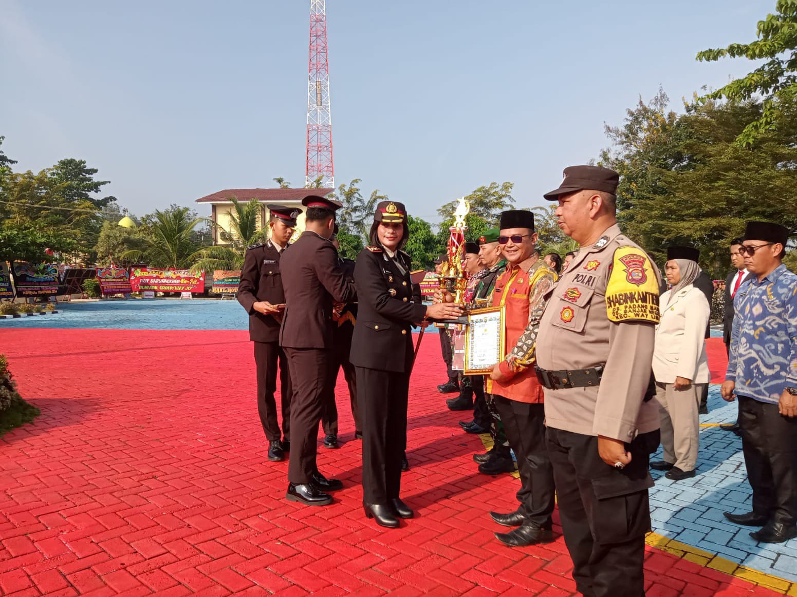 instruksi.co.id, Pesawaran - Polres Pesawaran, Polda Lampung-Dihari yang penuh Kemeriahan, Polres Pesawaran menggelar upacara peringatan Hari Bhayangkara ke-78 dengan penuh khidmat, di Lapangan Apel Mapolres Pesawaran, Senin (01/07/2024) Pagi. Upacara yang dipimpin langsung oleh Kapolres Pesawaran AKBP Maya Heny Hitijahubessy, S.H., S.IK., M.M. dihadiri oleh Bupati Pesawaran Dr.H.Dendi Ramadhona K, S.T, M.Tr.IP, Dandim 0421 LS diwakili Pabung Mayor CPL, Danpuslatpur 8 Teluk ratai, Danyonif 9 Mar, Danlanal Lampung diwakili Danden Pomal, Pejabat Forkopimda, Pejabat utama Polres Pesawaran, serta Personel TNI/POLRI, Tokoh Adat, Tokoh Masyarakat dan seluruh tamu undangan lainnya. Peringatan Hari Bhayangkara tahun ini terasa istimewa bagi Polres Pesawaran. Selain diisi dengan upacara dan berbagai kegiatan internal, Polres Pesawaran juga memberikan penghargaan kepada para personel berprestasi dalam menjalankan tugas sesuai dengan tupoksi dan pemenang lomba Satuan Keamanan Lingkungan Masyarakat (Satkamling) Tingkat Polda Lampung, serta pemberian penghargaan kepada Kepala Desa yang berdedikasi mendukung tugas Kepolisisan dalam hal Penyerahan senpi ilegal secara sukarela. Tak hanya itu, Polres Pesawaran juga memberikan hadiah kepada para juara pemenang lomba yang diadakan di Polres Pesawaran dalam rangkaian Hut Bhayangkara ke 78 sebagai bentuk motivasi dan diharapkan dapat meningkatkan kinerja dan pelayanan Polres Pesawaran kepada masyarakat. Lebih Lanjut, Kapolres Pesawaran menyampaikan ucapan terima kasih kepada seluruh personel Polres Pesawaran atas kerja keras dan dedikasinya dalam menjaga keamanan dan ketertiban masyarakat. Polri Presisi Membangun Negeri Menuju Indonesia Emas menjadi tema utama peringatan Hari Bhayangkara ke-78 tahun ini. Tema ini menjadi pengingat bagi seluruh personel Polri untuk terus berbenah dan menjadi Polri yang presisi, prediktif, dan responsif dalam melayani masyarakat. Upacara Hari Bhayangkara ke-78 di Polres Pesawaran ini berjalan dengan lancar dan penuh khidmat. Semaraknya acara ini menjadi bukti komitmen Polres Pesawaran dalam menjaga keamanan dan ketertiban masyarakat di Kabupaten Pesawaran dan kegiatan dilanjutkan dengan tasyakuran di Aula Pamor Persada Polres Pesawaran serta ramah tamag dan diakhir dengan foto bersama. (*/Ansori/rls)