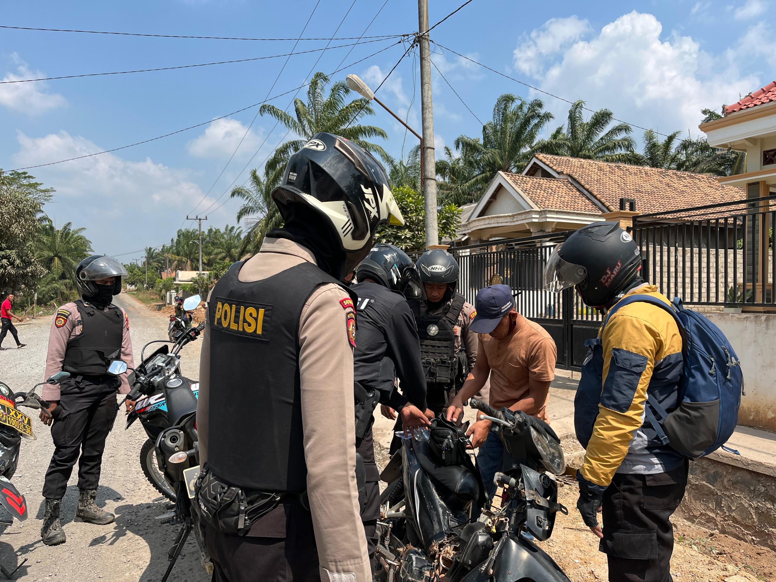 instruksi.co.id, Way Kanan - Polres Way Kanan menggelar kegiatan patroli KRYD secara mobile dalam rangka antisipasi kerawanan kamtibmas di wilayah hukum Polres Way Kanan. Selasa (30/07/2024). Patroli KRYD (kegiatan kepolisian yang ditingkatkan) ini dipimpin oleh Aiptu Rusmiyanto bersama personel Satgas preventif Sat Samapta Polres Way Kanan. Kapolres Way Kanan AKBP Pratomo Widodo melalui Kasihumas Ipda Mukhtiar menyampaikan bahwa kegiatan patroli KRYD rutin dilakukan di titik rawan C3 (curat, curas dan curanmor) agar situasi keamanan dan ketertiban masyarakat di lingkungan terjaga kondusif. Kehadiran petugas ditengah masyarakat menggunakan kendaraan dinas R2 (roda dua) dimulai dari Polres Way Kanan menuju Jalan Kampung Sriwijaya Kecamatan Umpu Semenguk, Kampung Bandar Dalam, Tugu Meriam Soponyono Kecamatan Negeri Agung Kabupaten Way Kanan. Selanjutnya simpang Mayit, pasar Pakuan Ratu, Kampung Serupa Indah Kecamatan Pakuan Ratu selanjutnya Simpang Tugu Negara Batin Kecamatan Negara Batin Kabupaten Way Kanan. Menurut Kasihumas hal itu dilakukan untuk menjaga dan memberikan rasa aman pengguna jalan yang sedang beraktivitas sekaligus sebagai upaya mengantisipasi terjadinya aksi kriminalitas,"ujarnya. Dalam pelaksanaan tugasnya, tidak kalah penting petugas juga memberikan himbauan dan pesan kamtibmas kepada masyarakat untuk selalu waspada dan berhati hati saat melintas di daerah sepi, guna menghindari kejadian yang tidak diinginkan. Selain itu, selalu mematuhi peraturan berlalulintas demi keamanan dan keselamatan selama di jalan raya,"terangnya.(Rojali/hmspol)