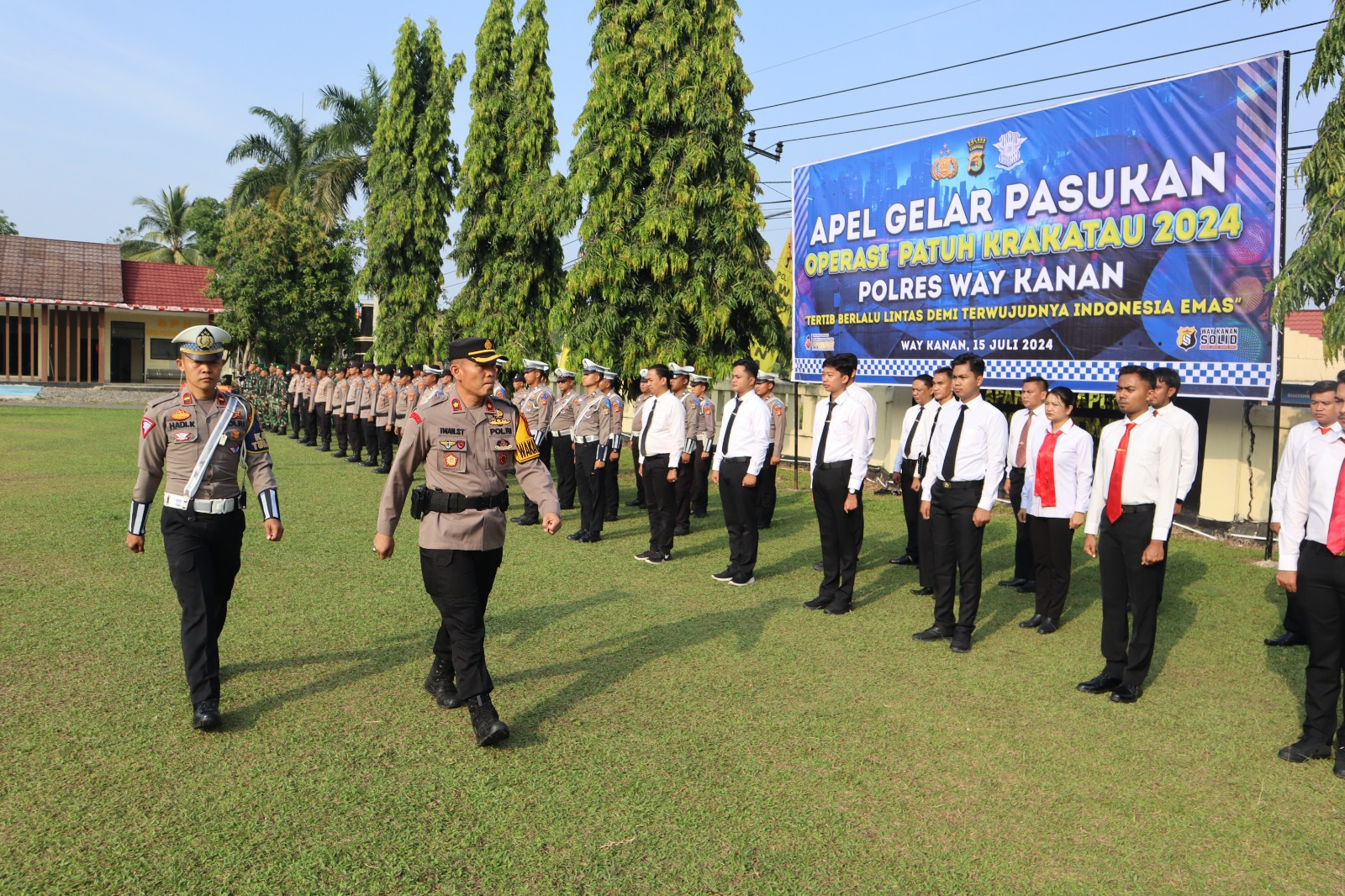 instruksi.co.id, Waykanan - Polres Way Kanan melaksanakan apel gelar pasukan Operasi Patuh Krakatau 2024 di lapangan mako Polres Way Kanan. Senin (15/07/2024). Operasi Patuh Krakatau 2024 mengangkat tema “Tertib Berlalu Lintas Demi Terwujudnya Indonesia Emas ” dimana operasi ini akan dilaksanakan selama 14 hari dimulai pada tanggal 15 Juli s.d 28 Juli 2024. Kegiatan dihadiri Waka Polres Way Kanan Kompol Iwan Setiawan, Dansup Denpom Way Kanan, berserta pejabat utama Polres Way Kanan, anggota Polri, TNI, Dinas Perhubungan, dan Satpol PP Kabupaten Way Kanan. Kapolres Way Kanan AKBP Pratomo Widodo melalui Wakapolres Way Kanan Kompol Iwan Setiawan membacakan amanat Kapolda Lampung Inspektur Jendral Polisi Helmy Santika mengucapkan pertama - tama marilah kita panjatkan puji syukur kehadirat Allah SWT. Atas segala limpahan rahmat dan karunia-nya, pada hari ini kita masih diberikan kekuatan dan kesehatan untuk melaksanakan Apel gelar pasukan Operasi Patuh Krakatau Tahun 2024, untuk meningkatkan disiplin dan tertib berlalu lintas serta mewujudkan kamseltibcarlantas yang aman, nyaman dan selamat. Apel gelar pasukan ini dilaksanakan sebagai pengecekan akhir terhadap kesiapan personel berikut kelengkapan sarana dan prasarana pendukung, sehingga kegiatan operasi dapat berjalan dengan optimal dan berhasil sesuai dengan tujuan serta sasaran yang telah ditetapkan. Kejadian laka lantas pada umumnya di awali dengan adanya pelanggaran lalu lintas, jika kita lihat dari kasat mata pada periode Januari s.d Juni 2024 banyaknya pelanggaran lalu lintas yang terjadi di jalan raya yaitu 10.449 pelanggaran, yang didominasi kendaraan roda dua dengan jenis pelanggaran antara lain tidak menggunakan helm standar, melawan arus dan mengemudikan kendaraan dengan kecepatan tinggi, “lanjutnya. Operasi ini melibatkan 684 personel Polda dan Polres Jajaran dan dilaksanakan secara serentak di seluruh Indonesia dimana dalam pelaksanaannya mengedepankan kegiatan preemtif, preventif dan gakkum menggunakan etle (statis, mobile dan hand held),” imbuhnya.(Rojali/hmspol)