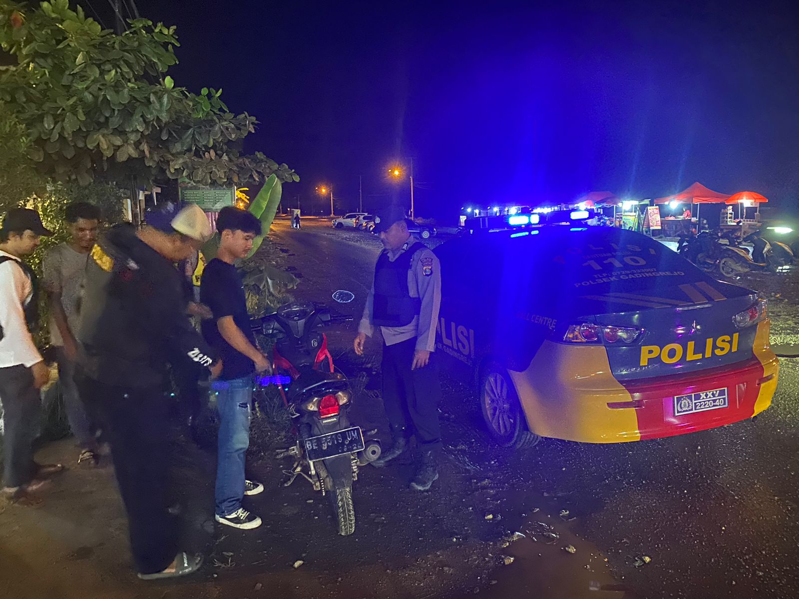 Patroli dan Hunting di Titik Rawan Kriminalitas Polres Pringsewu Dan Polsek Jajaran instruksi.co.id,Pringsewu- Petugas Kepolisian Resor Pringsewu dan Polsek jajaran menggelar patroli dan hunting ke sejumlah titik rawan kriminalitas di wilayahnya pada Sabtu (6/7/2024) malam. Upaya ini dilakukan untuk menciptakan rasa aman bagi masyarakat Kabupaten Pringsewu, terutama pada malam akhir pekan. Patroli tersebut melibatkan petugas kepolisian gabungan dari berbagai fungsi, termasuk intelijen, reserse kriminal, sabhara, narkoba, lalu lintas, dan binmas. Mereka berpatroli ke berbagai titik strategis seperti jalur protokol, perkantoran, pusat perbelanjaan, perbankan, dan juga pemukiman penduduk. Setiap orang atau kendaraan yang dicurigai sebagai pelaku kejahatan diberhentikan dan diperiksa. Langkah ini merupakan salah satu upaya untuk mencegah tindakan melanggar hukum serta mengungkap pelaku kejahatan. Kapolres Pringsewu, AKBP Benny Prasetya, melalui Kasi Humas menjelaskan bahwa dalam kegiatan rutin yang ditingkatkan ini, pihaknya berhasil mengamankan tiga unit kendaraan tanpa dilengkapi dokumen. Kendaraan tersebut saat ini telah diamankan di polsek jajaran dan baru bisa diambil oleh pemiliknya setelah membawa dokumen kepemilikan yang sah. Melalui kegiatan ini, Kasi Humas berharap masyarakat semakin merasa aman dan nyaman dalam beraktivitas, terutama pada malam hari. Patroli rutin ini akan terus ditingkatkan guna menekan angka kriminalitas di Kabupaten Pringsewu. “Kegiatan patroli ini diharapkan dapat memberikan efek jera kepada para pelaku kejahatan dan memastikan masyarakat dapat menikmati malam akhir pekan dengan rasa aman dan nyaman. Kepolisian Polres Pringsewu berkomitmen untuk terus melakukan patroli rutin dan meningkatkan koordinasi dengan masyarakat demi menciptakan lingkungan yang aman dan kondusif.,” ujar Iptu Priyono pada Minggu (7/7/2024) pagi. Lebih lanjut ia menekanan pentingnya peran serta seluruh warga dalam menciptakan keamanan dan ketertiban di Bumi jejama secancanan ini. Salah satunya dengan memberikan informasi kepada polisi apabila melihat atau mengetahui adanya hal mencurigan di sekitarnya. “Kami sangat mengapresiasi dan mengharapkan partisipasi aktif dari masyarakat. Informasi dari warga sangat membantu kami dalam menjaga keamanan dan ketertiban di lingkungan kita,” tambahnya. (hikmah/hmspol*)