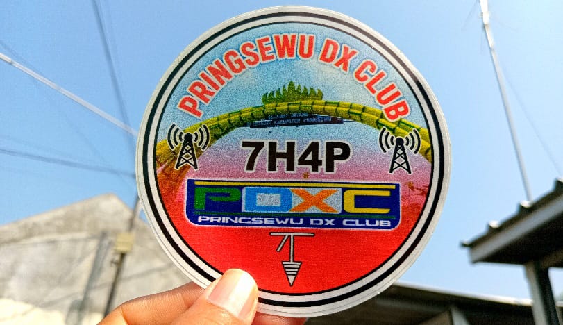 instruksi.co.id,Pringsewu - Dalam rangka Hari Ulang Tahun (HUT) ke-2 Pringsewu DX Club 7H4P, digelar kegiatan Anniversary Ke-2 PDXC 2024. Kegiatan ini diudarakan pada band 40 meter, 14 hingga 15 Juli 2024, dengan tanda panggilan 8H02PDXC. Koordinator kegiatan, Aris Mulato (YC4XAM) mengatakan, maksud dan tujuan kegiatan Anniversary Ke-2 PDXC 2024 adalah untuk meningkatkan kemampuan, keterampilan dan latih diri anggota ORARI di bidang komunikasi radio, disamping untuk menjalin semangat kekeluargaan, mempererat tali persaudaraan dan menjunjung tinggi sportifitas sesama stasiun radio amatir. "Peserta kegiatan ini adalah seluruh stasiun radio amatir yang memiliki IAR dan KTA yang masih berlaku, dimulai sejak 14 Juli 2024 pada pukul 07:00 WIB sampai dengan 15 Juli 2024 pada pukul 23:59 WIB" kata Aris, Minggu (14/7/2024). Untuk kegiatan Anniversary Ke-2 PDXC 2024 ini, pihaknya menyediakan merchandise menarik yang akan diundi sepekan setelah event berlangsung serta sertifikat. Ketua ORARI Lokal Pringsewu, Fauzi (YB4SJB) sangat mengapresiasi kegiatan Anniversary Ke-2 PDXC 2024. Dengan kegiatan ini, diharapkan dapat meningkatkan keterampilan berkomunikasi sekaligus mempererat silaturahmi sesama stasiun radio amatir di seluruh Indonesia dan bahkan luar negara. "Selamat ulang tahun ke-2 untuk Pringsewu DX Club dan Selamat ulang tahun ke-56 untuk ORARI. Bersatu, Berkarya, Mendunia," ucapnya. (Hikmah/ Ant.)