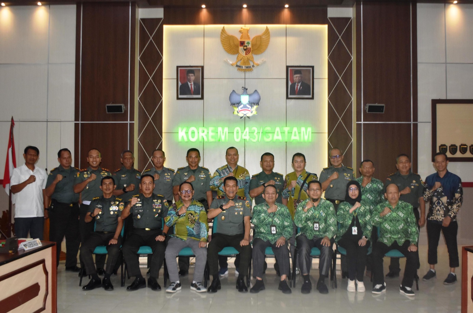 instruksi.co.id,Lampung – Komandan Korem 043/Gatam Brigjen TNI Rikas Hidayatullah, S.E., M.M., menyambut kunjungan dan silaturahmi Rektor Universitas Malahayati (UNMAL) Bandar Lampung Dr. Achmad Farich, dr., M.M., beserta staf, bertempat di ruang lobby utama Makorem 043/Gatam Jl. Teuku Umar Penengahan Bandar Lampung. Selasa (02/07/2024). Turut hadir dan mendampingi Danrem 043/Gatam, Kasrem 043/Gatam Kolonel Inf Enjang, S.I.P., M.Han., Kasiren Korem 043/Gatam Kolonel Arh Burhan Fajari Arfian, S.Sos., Para Kasi Kasrem 043/Gatam, Dandenpom II/3 Lampung, Dandenpal II/3 Lampung, Danden Bekang II/3 Bandar Lampung dan Pgs. Dandenma Korem 043/Gatam. Kunjungan Rektor Universitas Malahayati beserta staf sebagai bentuk mempererat tali silaturahmi antara Korem 043/Gatam dengan UNMAL, sekaligus memperkenalkan para pejabat-pejabat baru jajaran Universitas Malahayati kepada Danrem selaku forkopimda Provinsi Lampung. Rektor Universitas Malahayati di kesempatan tersebut menyampaikan kepada Danrem agar Korem 043/Gatam berkenan melatih para mahasiswa baru yang akan orientasi di Universitas Malahayati akan sikap dan disiplin serta rasa cinta tanah airnya. “Kami berharap Korem 043/Gatam untuk dapat melatih PBB, sikap loyal, dan disiplin adik-adik mahasiswa baru yang akan orientasi di Universitas Malahayati, seperti sebelum adanya covid 19, biar sikap dan disiplinnya ada lagi, karena mahasiswa sekarang sikap dan disiplinnya kurang dan rasa NKRI nya cuma sebatas di mulut,“ tuturnya. Di kesempatan tersebut Danrem 043/Gatam mengucapkan terima kasih atas silaturahmi Rektor Universitas Malahayati Bandar Lampung Dr. Achmad Farich, dr., M.M., beserta staf, yang telah meluangkan waktu untuk berkunjung ke Korem 043/Gatam. “Mudah-mudahan silaturahmi dan kerjasama yang telah terjalin dengan baik, dan silaturahmi ini sekaligus menjadi pondasi dalam menjalin kerjasama lainnya kedepan, antara Korem 043/Gatam dan Universitas Malahayati,” pungkasnya.(Suhartono/