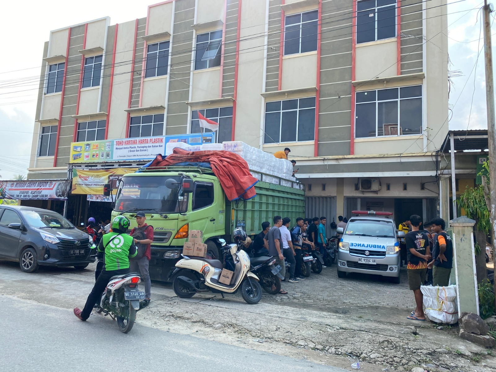 instruksi.co.id,Pringsewu - Seorang petugas Satuan Pengamanan (SATPAM) ditemukan meninggal dunia di dalam kamar mandi pertokoan tempat kerjanya di Kelurahan Pringsewu Utara, Pringsewu, Lampung pada Sabtu (20/7/2024) pagi. Korban diketahui bernama Heru Sapto Aji (47), warga Dusun Wonokriyo, Pekon Wonodadi, Gadingrejo, Pringsewu. Heru telah bekerja sebagai Satpam di PT Catur Sentosa Adi Prima, sebuah perusahaan distributor kebutuhan rumah tangga, selama empat tahun terakhir. Jasad korban pertama kali ditemukan oleh Yosan (26), seorang karyawan toko tempat korban bekerja, pada Sabtu pagi sekitar pukul 08.30 WIB. Yosan curiga karena Heru tidak keluar dari kamar mandi sejak satu jam sebelumnya. Setelah memeriksa melalui lubang pintu kamar mandi, Yosan melihat korban tergeletak terlentang. Mengetahui hal tersebut, Yosan bersama karyawan toko lainnya mendobrak pintu kamar mandi dan mendapati Heru dalam kondisi tidak sadarkan diri. Mereka segera melaporkan kejadian tersebut ke Polsek Pringsewu Kota. Kapolsek Pringsewu Kota, Kompol Rohmadi, menjelaskan bahwa pihak kepolisian bersama Tim Inavis Satreskrim Polres Pringsewu dan tenaga medis dari RS Mitra Husada segera turun ke TKP setelah menerima laporan warga. "Saat petugas datang, posisi korban masih tergeletak di dalam kamar mandi dengan pakaian dinas lengkap dan diduga sudah meninggal dunia. Namun, untuk memastikannya, korban kemudian dievakuasi ke Rumah Sakit Mitra Husada, dan di sana tenaga medis memastikan bahwa korban sudah meninggal dunia," ujar Kompol Rohmadi mewakili Kapolres Pringsewu AKBP Benny Prasetya pada Sabtu siang. Kapolsek menyebut pihaknya masih menyelidiki penyebab kematian korban. Namun, ia menduga kematian korban tidak melibatkan unsur tindak pidana, melainkan karena sakit atau kelelahan setelah melaksanakan piket semalaman. Dugaan ini diperkuat dengan hasil olah TKP dan pemeriksaan yang dilakukan oleh polisi dan tenaga medis, yang tidak menemukan luka atau tanda bekas kekerasan pada tubuh korban. "Hasil pemeriksaan sementara tidak ditemukan tanda-tanda kekerasan, namun kami masih menunggu hasil visum dari pihak rumah sakit," tegasnya. lebih lanjut, Polsek Pringsewu Kota mengaku tengah tengah berkordinasi dengan pihak keluarga untuk proses penyerahan dan pemakaman jenazah korban. (Hikmah/hmspol)