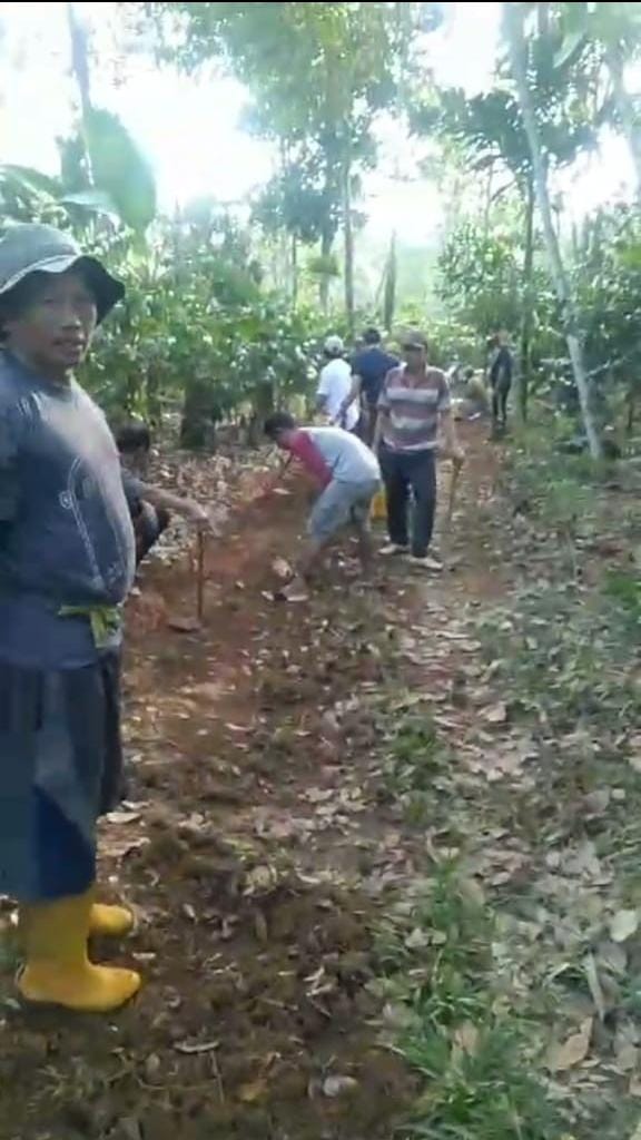 instruksi.co.id, Way Kanan -Budaya goton groyong dalam bermayarakat merupakan salahsatu kegiatan sosial peninggalan nenek moyang kita yang perlu di lestarikan dan dilaksanakan, selain untuk mempererat silaturahmi gotong royong juga dapat meringankan suatu beban atau pekerjaan didalam kehidupan sehari hari warga masyarakat. Seperti yang dilaksanakan oleh warga Dusun I, Kampung Kemu, kecamatan Banjit Kabupaten Way Kanan, setelah melalui musyawarah bersama warga  mereka melaksanakan kegiatan gotong royong pembukaan badan jalan usaha tani yang langsung dikomandoi oleh Rukman Hadi selaku kepala dusun (kadus) I,pada Jum'at (5/7/2024). Kegiatan gotong royong pembukaan badan jalan usaha tani ini tentunya untuk mempermudah akses hasil pertanian warga, dimana  selama ini warga setempat merasakan kesulitan untuk mengakses hasil bumi mereka dari perkebunan atau persawahan. Maka dari itu Rukman Hadi selaku kepala dusun 1 beserta ketua Rt dan tokoh masyarakat yang  juga didukung penuh oleh Rambat selaku kepala Kampung. Yang mana kepala kampung selalu  memberikan motifasi dan arahan kepada aparatur Dusun agar selalu mengedepankan kepentingan umum supaya permasalahan masyarakat dapat ditanggulangi atau diberikan pelayanan dengan baik. Diselah kegitan gotong royong tersebut,saat dikonfirmasi oleh jurnalis media instruksi.co.id, Rukman Hadi selaku Kadus I mewakili kepala Kampung menyampaikan apresaiasi pada warganya atas antusiasnya dalam giat ini.  "Terimakasih saya ucapkan pada warga yang telah antusias dan semangat dalam melaksanakan kegiatan gotong royong pembukaan badan jalan usaha tani ini,  tentunya saya atas ijin dari kepala kampung beserta ketua RT dan tokoh masyarakat telah bermusyawarah untuk mencari solusi agar masyarakat mendapatkan kemudahan untuk mengakses hasil bumi warga. Setelah kita melaksanakan musyawarah akhirnya menemukan  hasil musyawarah,  kami bersama masyarakat mengadakan gotong royong untuk pembukaan badan jalan ini. Mudah mudahan badan jalan yang dibuka ini nantinya dapat dimanfaatkan oleh warga," Jelas Rukman Hadi.(Suparjo/Rjl)