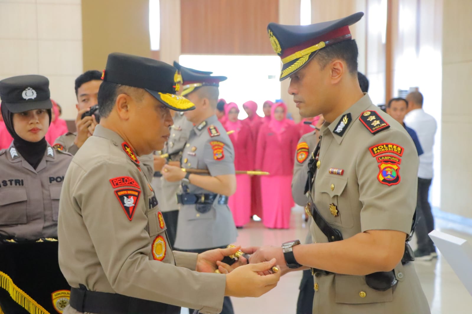 instruksi.co.id, Pringsewu– Tampuk kepemimpinan di Polres Pringsewu secara resmi berganti dari AKBP Benny Prasetya kepada AKBP M Yunnus Saputra. Serah terima jabatan orang nomor satu di Polres Pringsewu ini berlangsung di aula Mapolda Lampung pada Rabu (31/7/2024) dan dipimpin langsung Kapolda Lampung, Irjen Pol Helmi Santika. Wakapolres Pringsewu Kompol Robi Bowo Wicaksono mengungkapkan bahwa selain Kapolres Pringsewu, sejumlah pejabat utama Polda Lampung dan kapolres jajaran juga diserahterimakan oleh Kapolda Lampung. Di antaranya adalah Dir Resnarkoba Polda Lampung dari Kombes Pol Erlin Tangjaya kepada Kombes Pol Irfan Nurmansyah, Kabid Dokes dari Kombes Pol dr. M. Sudarman kepada Kombes Pol dr. Sudaryono, Kabid TIK dari Kombes Pol M. Arif Rifa'i kepada Kombes Pol Syaiful Wahyudi, serta Dir Tahti dari Kombes Pol Ahmad Sukiyatno kepada AKBP Dodon Priyambodo. Selain itu, beberapa kapolres jajaran Polda Lampung turut diserahterimakan, yakni: Kapolres Tulang Bawang Barat dari AKBP Ndaru Istimewa kepada AKBP Sendi Antoni, Kapolres Lampung Timur dari AKBP M. Rizal Muchtar kepada AKBP Benny Prasetya, Kapolres Lampung Barat dari AKBP Rakyat Widya Muharam kepada AKBP Rinaldo Aser. kemudian Kapolres Tanggamus dari AKBP Rinaldo Aser kepada AKBP Rivanda, Kapolres Way Kanan dari AKBP Pratomo Widodo kepada AKBP Adanan Magopang dan Kapolres Mesuji dari AKBP Ade Hermanto kepada AKBP Muhamad Harris Kompol Robi menyebut bahwa setelah pelaksanaan serah terima jabatan di Polda Lampung, rencananya Kapolres Pringsewu yang lama, AKBP Benny Prasetya, dan yang baru, AKBP M Yunnus Saputra, akan melaksanakan prosesi pisah sambut di Polres Pringsewu pada esok hari. Terkait pergeseran tampuk kepemimpinan ini, Wakapolres menegaskan bahwa hal tersebut merupakan hal biasa dalam organisasi kepolisian. Ia juga menyampaikan bahwa dirinya dan keluarga besar Polres Pringsewu siap mendukung setiap kebijakan pimpinan Polri. (hikmah/hmspol)