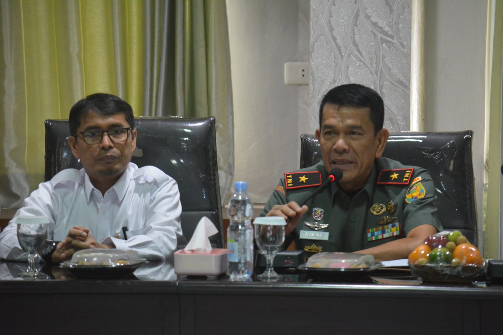 instruksi.co.id,Lampung – Komandan Korem 043/Gatam Brigjen TNI Rikas Hidayatullah, S.E., M.M., Kamis (04/07/2024) menghadiri rapat koordinasi program cetak sawah rakyat secara swakelola, bertempat di ruang rapat Dinas Ketahanan Pangan, Tanaman Pangan dan Hotikultura Provinsi Lampung Jl. H. Zainal Abidin Pagar Alam Labuhan Ratu, Bandar Lampung. Rapat koordinasi program cetak sawah rakyat secara swakelola, juga dihadiri Staf Khusus Kementerian Pertanian RI Bidang Percepatan Produksi Pertanian, Prof. Ir. Muhamad Arsyad, S.P., M.Si., Ph.D., Kasiter Kasrem 043/Gatam Kolonel Inf Jaka Sutanta, S.Sos., Kabid Ketahanan Pangan, Tanaman Pangan dan Hotikultura Provinsi Lampung Tubagus M. Rifki, S.P., M.Si., dan Para Kadis Pertanian Kabupaten/Kota Se-Provinsi Lampung. Staf Khusus Kementerian Pertanian RI Bidang Percepatan Produksi Pertanian Prof. Ir. Muhamad Arsyad, S.P., M.Si., Ph.D., di kesempatan tersebut menyampaikan bahwa rapat koordinasi ini bertujuan mengantisipasi kondisi darurat pangan di tahun 2025, sehingga didapatkan pemetaannya. “Kementerian Pertanian memberikan apresiasi kepada Provinsi Lampung, walaupun kenaikan pertanian tidak signifikan tetapi terus ada peningkatan, kita harapkan dengan dilaksanakan koordinasi ini kita dapat menemukan data dan masukan yang nantinya dapat terealisasi dalam pelaksanaannya,“ tuturnya. Sementara itu Komandan Korem 043/Gatam Brigjen TNI Rikas Hidayatullah, S.E., M.M., sangat mendukung program cetak sawah ini, dimana Bapak Pangdam II/Swj Mayjen TNI M. Naudi Nurdika, S.I.P., M.Si., M.Tr(Han)., dalam rapat memberikan apresiasi kepada Provinsi Lampung. “Kita harapkan dalam koordinasi ini, dapat berkomunikasi dan saling bergandengan dalam pelaksanaannya, dan tentunya Korem 043/Gatam akan terus mendukung program ini demi kesejahteraan rakyat,“ pungkasnya.(Suhartono/rls)