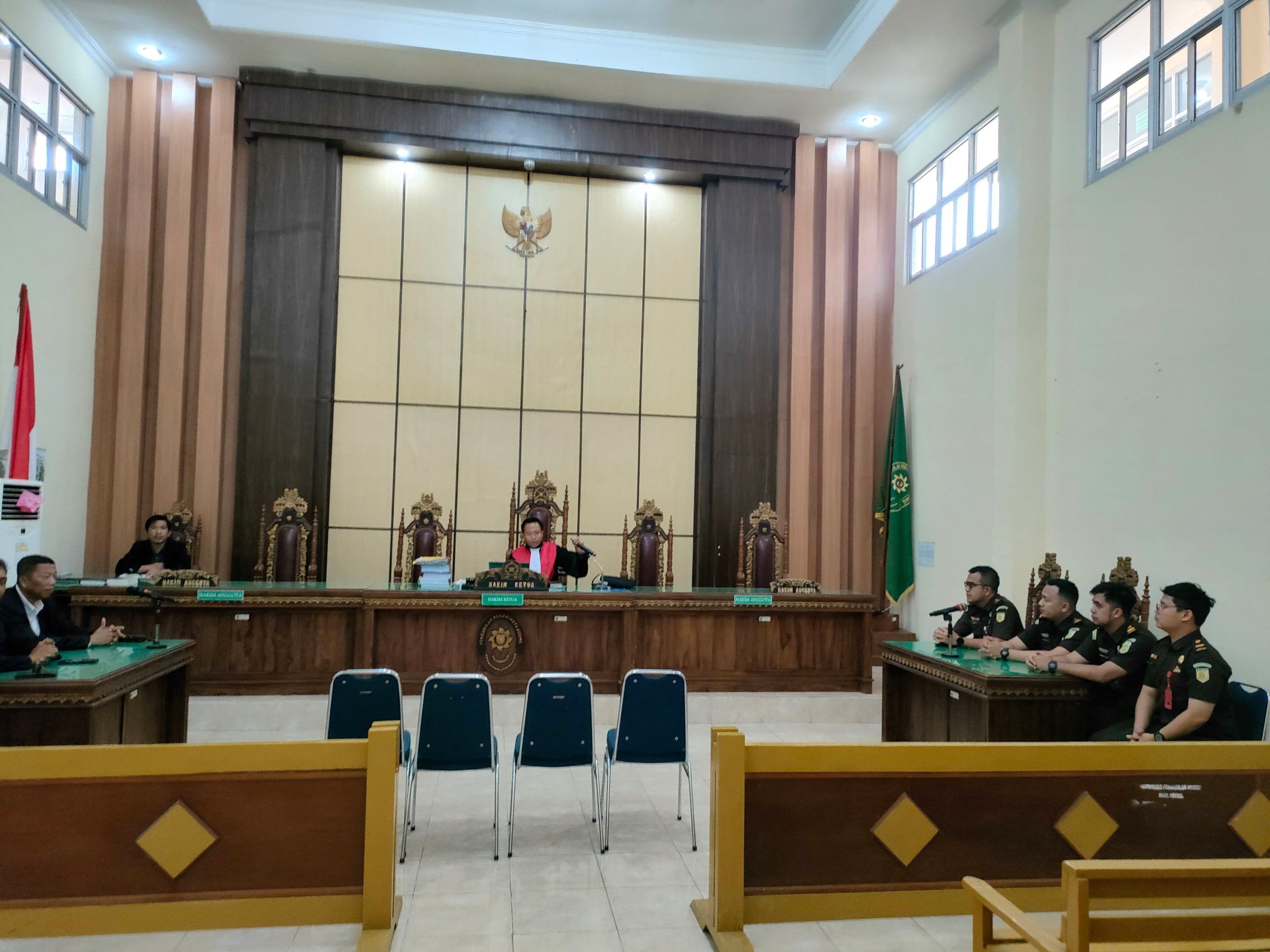 instruksi.co.id,Pringsewu - Pada hari Selasa, tanggal 2 Juli 2024, Hakim Tunggal Sidang Praperadilan pada Pengadilan Negeri Kota Agung membacakan putusan menolak gugatan dari Tersangka WJS selaku pemohon, sehingga penetapan Tersangka WJS dalam Penyidikan Perkara Korupsi BPHTB Pringsewu oleh Kejaksaan Negeri Pringsewu dinyatakan sah. Sebelumnya, Pemohon yang diwakili oleh Kuasa Hukum Tersangka WJS mengajukan tiga orang ahli, yaitu ahli keuangan negara dan perpajakan, ahli hukum administrasi negara, dan ahli hukum pidana. Dalam persidangan, terjadi perbedaan sudut pandang regulasi perundang-undangan antara Penyidik Kejaksaan Negeri Pringsewu sebagai pihak Termohon dengan ahli dan kuasa hukum dari pihak Pemohon. Putusan Praperadilan ini membuktikan bahwa Tim Penyidik Kejari Pringsewu telah bertindak secara profesional sesuai dengan hukum acara pidana yang berlaku. Penetapan Tersangka WJS diawali dengan telah diperolehnya minimal dua alat bukti yang sah sebelum WJS ditetapkan sebagai tersangka, sebagaimana diatur dalam Pasal 184 KUHAP. Kepala Kejaksaan Negeri Pringsewu, R. Wisnu Bagus Wicaksono, S.H., M.H., dalam arahannya kepada tim penyidik, menekankan agar tetap fokus pada penyelesaian penanganan perkara a quo hingga tuntas.(hikmah/rls)