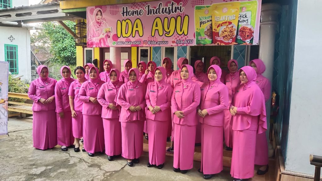 instruksi.co.id,Pringsewu - "Ida Ayu" merupakan merk salah satu pelaku usaha produksi makanan ringan yang ada di Pekon Waluyojati Kecamatan Pringsewu Kabupaten Pringsewu.Sayyidah sekali owner "Ida ayu" telah membantu warga sekitar untuk memperoleh penghasilan tambahan terutama ibu umah tangga. Dari produksinya menghasilkan berbagai produk makanan ringan seperti stik bawang, basreng,  kerupuk dan kerupuk pisang dengan berbagai varian rasa yang dikemas berbagai ukuran sehingga membutuhkan banyak pekerja untuk mengerjakan nya.

Mulai dari mengolah adonan, mencetak, menggoreng  sampai pengemasan masih menggunakan tenaga manusia dibantu peralatan sederhana.

Sayyidah merupakan anggota Bhayangkari Tanggamus menekuni usaha produksi makanan ringan sejak tahun 2000an sampai sekarang dan berkembang pesat sehingga menarik perhatian Ibu Kapolda Ny. Lurrie Helmy Santika.

Sebagai perhatian dan support Ny. Lurrie Helmy Santika kepada anggotanya, beliau bersama jajaran berkunjung langsung ke rumah produksi "Ida Ayu" guna melihat secara langsung proses produksi dari awal hingga penjualan. Dan tidak segan-segan,  beliau ikut membantu dalam proses produksinya. (Jum'at, 12 juli 2024)

Silaturrahmi terjalin bersama ibu Kapolda dengan para pekerja dan owner "Ida Ayu" sembari memberikan bantuan berupa mesin penggilingan untuk mempermudah proses produksi. Dalam kunjungan tersebut, Ny. Lurrie Helmy Santika berpesan kepada Sayyidah selaku owner "Ida Ayu" agar selalu semangat dan inovasi agar UMKM Bhayangkari tetap berjalan dan berkembang.

Sayyidah mengucapakan terimkasih kepada ibu Kapolda Lampung karena berkenan hadir secara langsung di rumah produksi "Ida ayu" walaupun dalam keada'an sibuk masih bisa menyempatkan hadir dan memberi bantuan.

Produk olahan makanan ringan "Ida Ayu" dapat di pesan melalui WA :  0882-8649-0585 atau datang langsung di rumah produksi nya dekat Balai Pekon Waluyojati, Gang Sawit Pekon Waluyojati, Kecamatan Pringsewu, Kabupaten Pringsewu. 