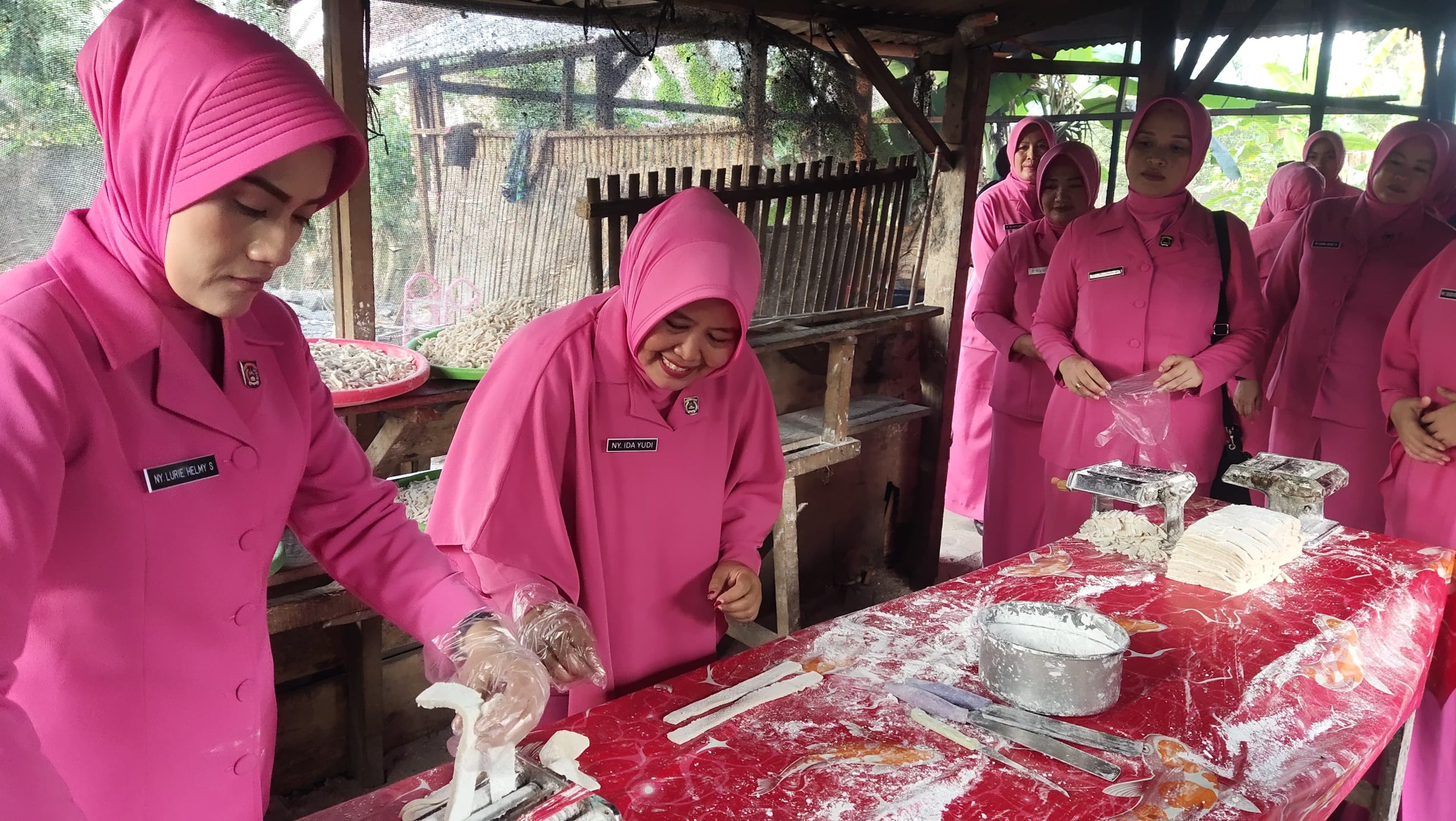 instruksi.co.id,Pringsewu - "Ida Ayu" merupakan merk salah satu pelaku usaha produksi makanan ringan yang ada di Pekon Waluyojati Kecamatan Pringsewu Kabupaten Pringsewu. Sayyidah sekali owner "Ida ayu" telah membantu warga sekitar untuk memperoleh penghasilan tambahan terutama ibu umah tangga. Dari produksinya menghasilkan berbagai produk makanan ringan seperti stik bawang, basreng, kerupuk dan kerupuk pisang dengan berbagai varian rasa yang dikemas berbagai ukuran sehingga membutuhkan banyak pekerja untuk mengerjakan nya. Mulai dari mengolah adonan, mencetak, menggoreng sampai pengemasan masih menggunakan tenaga manusia dibantu peralatan sederhana. Sayyidah merupakan anggota Bhayangkari Tanggamus menekuni usaha produksi makanan ringan sejak tahun 2000an sampai sekarang dan berkembang pesat sehingga menarik perhatian Ibu Kapolda Ny. Lurrie Helmy Santika. Sebagai perhatian dan support Ny. Lurrie Helmy Santika kepada anggotanya, beliau bersama jajaran berkunjung langsung ke rumah produksi "Ida Ayu" guna melihat secara langsung proses produksi dari awal hingga penjualan. Dan tidak segan-segan, beliau ikut membantu dalam proses produksinya. (Jum'at, 12 juli 2024) Silaturrahmi terjalin bersama ibu Kapolda dengan para pekerja dan owner "Ida Ayu" sembari memberikan bantuan berupa mesin penggilingan untuk mempermudah proses produksi. Dalam kunjungan tersebut, Ny. Lurrie Helmy Santika berpesan kepada Sayyidah selaku owner "Ida Ayu" agar selalu semangat dan inovasi agar UMKM Bhayangkari tetap berjalan dan berkembang. Sayyidah mengucapakan terimkasih kepada ibu Kapolda Lampung karena berkenan hadir secara langsung di rumah produksi "Ida ayu" walaupun dalam keada'an sibuk masih bisa menyempatkan hadir dan memberi bantuan. Produk olahan makanan ringan "Ida Ayu" dapat di pesan melalui WA : 0882-8649-0585 atau datang langsung di rumah produksi nya dekat Balai Pekon Waluyojati, Gang Sawit Pekon Waluyojati, Kecamatan Pringsewu, Kabupaten Pringsewu. (Hikmah/Ath)