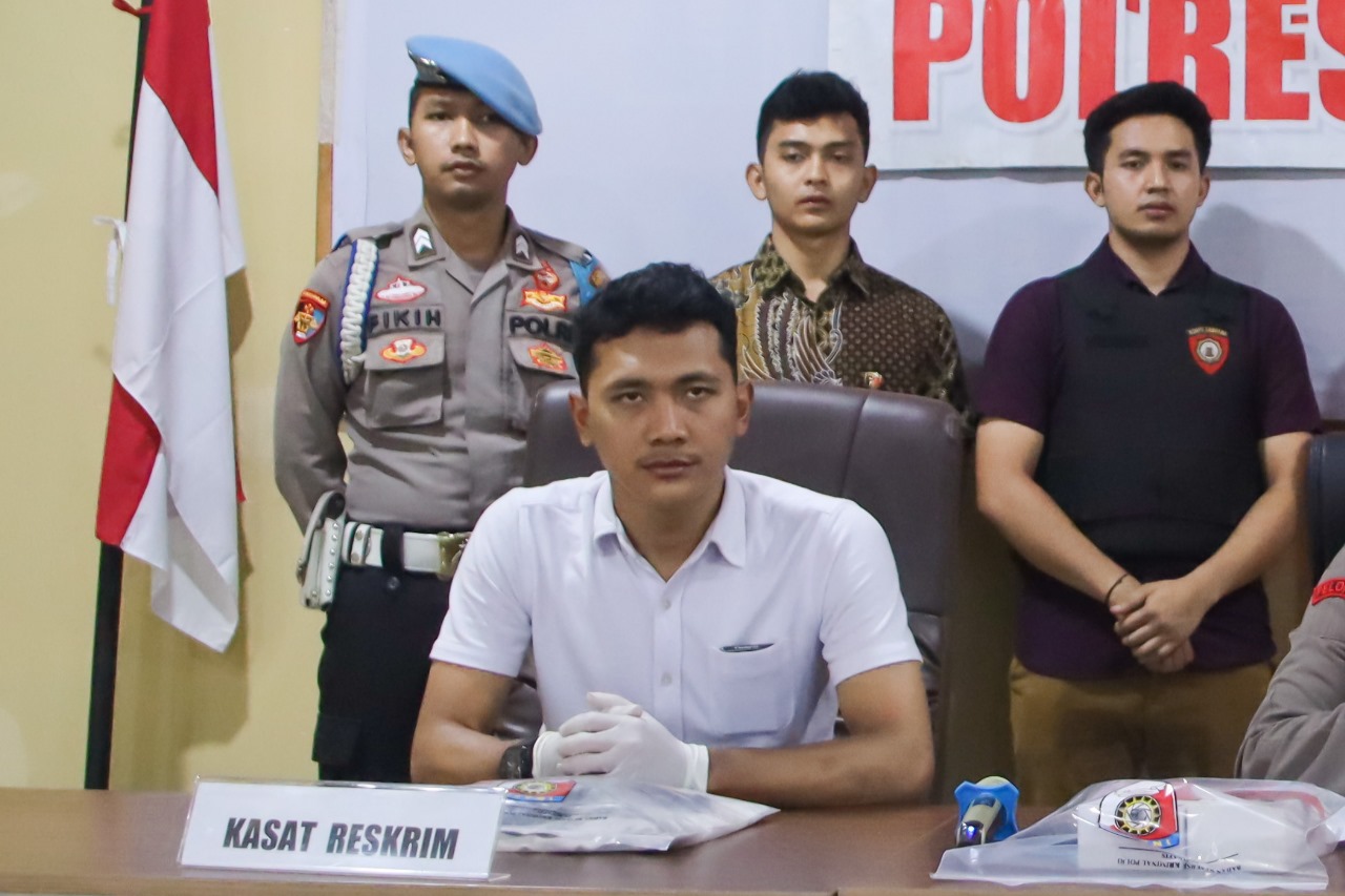 instruksi.co.id, Pringsewu - Polres Pringsewu mengeluarkan imbauan kepada warga masyarakat untuk mewaspadai kasus penipuan yang menggunakan data diri pribadi. Hal ini disampaikan oleh pihak kepolisian sebagai respons terhadap maraknya berbagai modus baru kejahatan yang terjadi di tengah masyarakat. Dalam penjelasannya, pihak kepolisian mencontohkan kasus yang terjadi di Jakarta, di mana total terdapat 26 orang yang menjadi korban. Kasus tersebut bermula ketika para korban mendapatkan undangan dari pelaku untuk bekerja sebagai admin di sebuah konter ponsel. Ketika melamar, korban diminta oleh pelaku untuk menyerahkan data pribadi seperti KTP. Namun, data pribadi itu malah digunakan pelaku untuk mengajukan pinjaman di sejumlah aplikasi pinjaman online (pinjol). Ditaksir, kerugian yang diderita oleh para korban mencapai angka Rp 1,1 miliar. Tidak hanya itu, para korban mengaku terganggu dan stres karena diteror oleh debt collector. Kasus serupa juga terjadi di Kabupaten Pesawaran dan Pringsewu. Modusnya adalah mendapatkan uang ratusan ribu rupiah secara cuma-cuma hanya dengan persyaratan Kartu Identitas Penduduk (KTP) dan Kartu Keluarga (KK). Ratusan ibu-ibu akhirnya terjerat hutang dari perusahaan pembiayaan (leasing). Dalam kasus ini, korban sempat diajak oleh pelaku ke kantor leasing dan berfoto dengan unit sepeda motor. Setelah itu, mereka diberi uang sebesar tiga ratus ribu rupiah. Namun, tanpa sepengetahuan mereka, data diri dan foto tersebut digunakan untuk pembelian kendaraan secara kredit. Berselang beberapa bulan kemudian, pihak leasing datang ke rumah korban untuk menagih angsuran kredit yang sudah telat beberapa bulan dengan nilai di atas satu juta rupiah per bulan. Atas kejadian ini, Kasat Reskrim Polres Pringsewu Iptu M Irfan Romadhon mengimbau warga masyarakat untuk lebih waspada terhadap berbagai modus baru penipuan yang menggunakan data diri. Ia meminta warga untuk tidak sembarangan memberikan data diri kepada orang lain. "Kami mengimbau masyarakat untuk lebih berhati-hati dan tidak mudah tergiur dengan tawaran-tawaran yang menggiurkan namun tidak jelas asal-usulnya. Jangan sembarangan memberikan data diri kepada orang lain, karena data tersebut bisa disalahgunakan oleh pihak yang tidak bertanggung jawab," ujar Iptu Priyono. Kasat reskrim berharap masyarakat dapat lebih waspada dan tidak mudah tertipu oleh berbagai modus penipuan yang memanfaatkan data pribadi. Polisi juga mengajak masyarakat untuk segera melapor jika mengetahui atau menjadi korban penipuan. (hikmah/hmspol*)