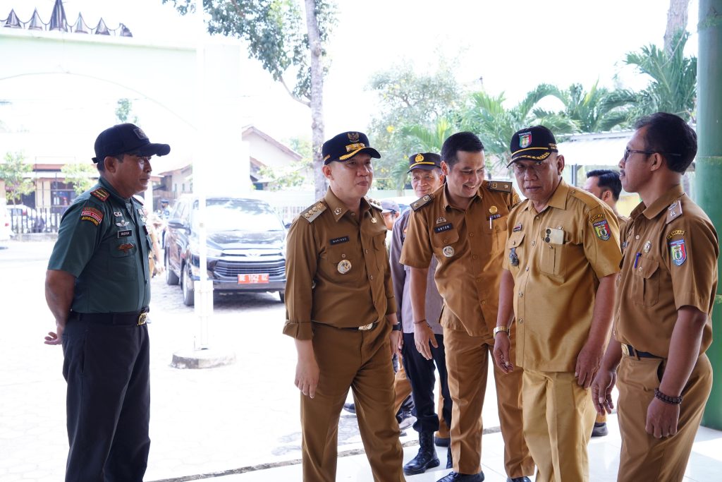 instruksi.co.id, Pringsewu - Penjabat (Pj) Bupati Pringsewu, Dr. Marindo Kurniawan, ST., MM, melakukan kunjungan ke BaseCamp Calliandra Hills yang terletak di Pekon Selapan, Kecamatan Pardasuka. Kunjungan ini didampingi oleh Asisten Bidang Pemerintahan, Ihsan Hendrawan, Asisten Bidang Perekonomian dan Pembangunan, Masykur Hasan, serta jajaran Kepala Organisasi Perangkat Daerah (OPD) dan Camat. Selasa (30/7/2024).Dalam kunjungan tersebut, Pj Bupati Pringsewu beserta rombongan melakukan tinjauan langsung ke berbagai fasilitas yang ada di Calliandra Hills. Kunjungan ini bertujuan untuk mengevaluasi perkembangan serta potensi yang dapat dioptimalkan dari kawasan wisata ini untuk mendukung perekonomian daerah. Dr. Marindo Kurniawan menyampaikan apresiasinya terhadap perkembangan BaseCamp Calliandra Hills dan berharap tempat ini dapat menjadi salah satu destinasi unggulan yang mendukung pengembangan ekonomi lokal serta meningkatkan kesejahteraan masyarakat sekitar. Kegiatan ini merupakan bagian dari upaya pemerintah daerah untuk memperkuat sinergi antara berbagai pihak dalam pengembangan sektor pariwisata dan ekonomi lokal.(hikmah/hmskab)