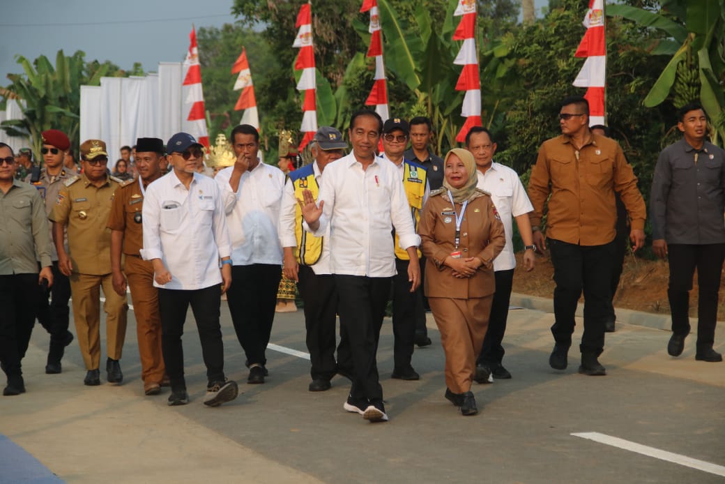 instruksi.co.id ,Lampung Utara - Tiga Pilar Kabupaten Lampung Utara yang terdiri dari Polri bersama TNI dan Pemerintahan Daerah mengamankan kunjungan kerja Presiden Republik Indonesia Ir. Joko Widodo di Kabupaten Lampung Utara, Kamis (11/7/24). Turut hadir dalam kegiatan tersebut Menteri Perdagangan Zulkifli Hasan, Menteri PUPR M. Basuki Hadimuljono, Menteri Pertanian Andi Amran Sulaiman, Menteri Dalam Negeri Tito Karnavian, Kapolda Lampung Irjen Pol Helmy Santika, Pangdam II Sriwijaya Mayjen TNI M. Mau di Nur dika, Komandan Paspampres Mayjen TNI Achiruddin dan Pj. Gubernur Lampung Syamsudin. Presiden Jokowi dan rombongan tiba di Stadion Sukung Kabupaten Lampung Utara pukul 14.49 WIB dengan menggunakan Hellyped dan langsung menyapa warga di sekitar stadion Kemudian pukul 15.00 WIB Bapak Presiden dan rombongan dengan menggunkan mobil menuju pasar Central Kotabumi langsung bertemu sekaligus membagikan bansos dan kaos kepada pedagang dan masyarakat. Selesai mengunjungi pasar central pukul 16.00 WIB Presiden Jokowi melanjutkan ke lokasi peresmian Jl. Inpres Keramat Teluk (Jalan Desa Tanjung Iman dan Desa Jagang) Kecamatan Blambangan Pagar Kabupaten Lampung Utara. Setelah selesai melakukan serangkaian kegiatan di Kabupaten Lampung Utara Jokowi dan rombongan pukul 17.00 WIB meninggalkan Kabupaten Lampung Utara menuju Kabupaten Lampung Tengah. Kapolres Lampung Utara AKBP Teddy Rachesna, S.H., S.I.K., M.Si. mengatakan hari ini jajaran Polres Lampung Utara bersama TNI dan unsur terkait mengamankan serangkaian kegiatan kunjungan kerja bapak Presiden di Kabupaten Lampung Utara. “Alhamdulillah kegiatan kunker bapak Presiden Jokowi hari ini sukses berjalan dengan aman dan lancar, ” kata Kapolres AKBP Teddy. Semua ini lanjut Kapolres, tidak terlepas dari sinergitas TNI-Polri dan komunikasi yang baik dalam pelaksanaan tugas pengamanan. “Tidak lupa kami ucapkan terimakasih kepada masyarakat Lampung Utara yang sudah ikut serta membantu menjaga Kamtibmas selama Presiden ada di Kabupaten Lampung Utara,” ujarnya. (Rojali/rls)