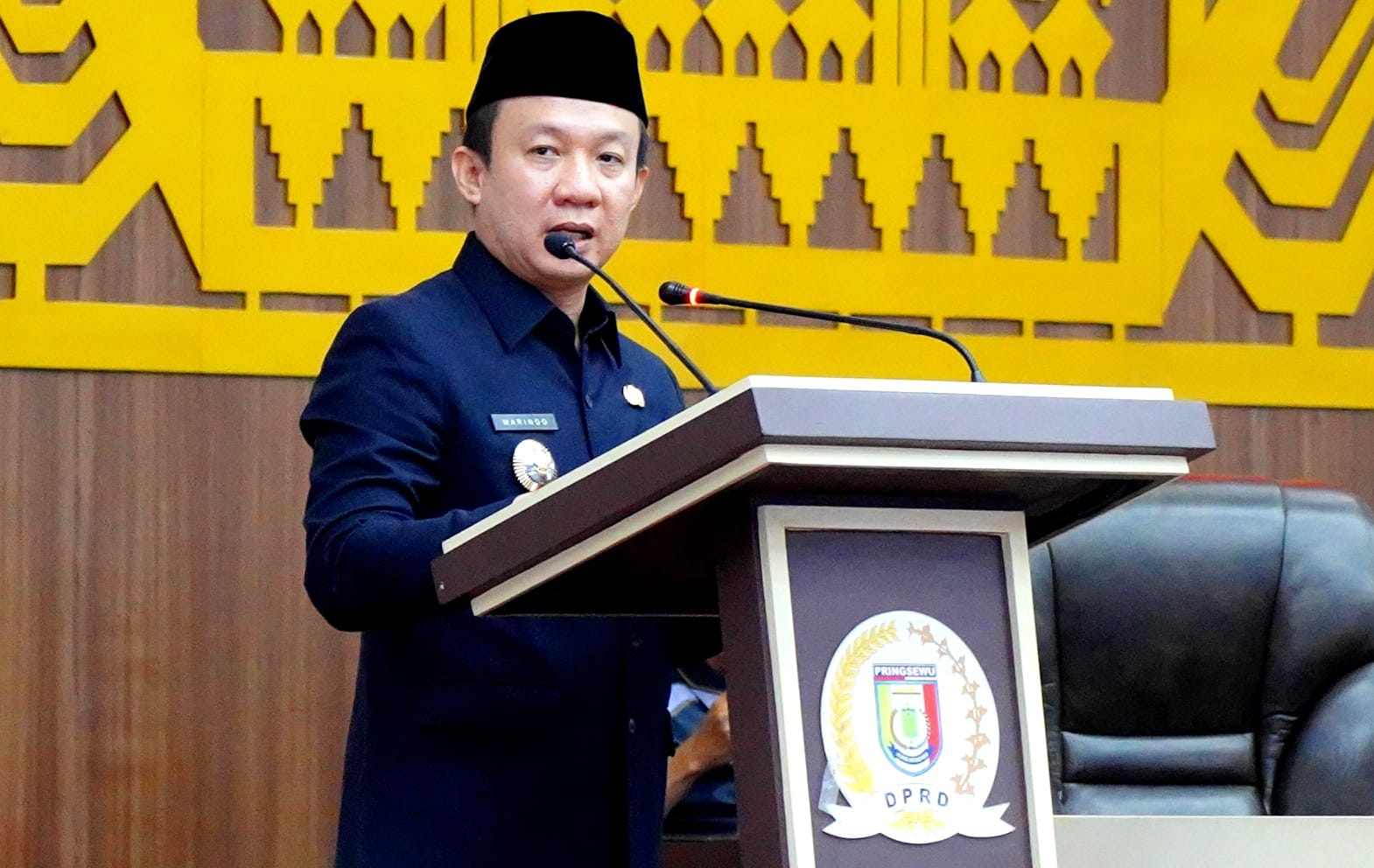 Rapat Paripurna DPRD Pringsewu dengan agenda mendengarkan jawaban Pj Bupati Pringsewu atas pemandangan umum fraksi-fraksi terkait empat Rancangan Peraturan Daerah (Raperda) yang diajukan pihak eksekutif kepada legislatif, digelar di gedung DPRD setempat, Jumat (26/7/2024). Keempat Raperda yang diajukan Pemkab Pringsewu, yakni Raperda Perubahan APBD 2024, Raperda Fasilitasi Pencegahan dan Pemberantasan Penyalahgunaan dan Peredaran Gelap serta Prekursor Narkotika, Raperda Perubahan Kedua atas Perda No.16 tahun 2016 tentang Pembentukan dan Susunan Perangkat Daerah Kabupaten Pringsewu, serta Raperda Rencana Pembangunan Jangka Panjang Daerah (RPJPD) 2025-2045. Pj Bupati Pringsewu Marindo Kurniawan berharap keempat Raperda mampu menjadi pilar hukum tetap di Kabupaten Pringsewu. Dikatakan Marindo, segala saran, ide serta masukan yang telah disampaikan akan dijadikan bahan pertimbangan dalam proses pembahasan dengan Bapemperda. "Besar harapan, semua pekerjaan, perjuangan, serta pengabdian kita bersama ini, benar-benar dapat memenuhi harapan masyarakat, sekaligus dapat bermanfaat bagi kemaslahatan seluruh masyarakat Kabupaten Pringsewu yang sama-sama kita cintai ini," kata Pj Bupati pada Rapat Paripurna yang dipimpin Ketua DPRD Pringsewu Suherman serta dihadiri jajaran pemerintah daerah dan forkopimda beserta elemen lainnya.