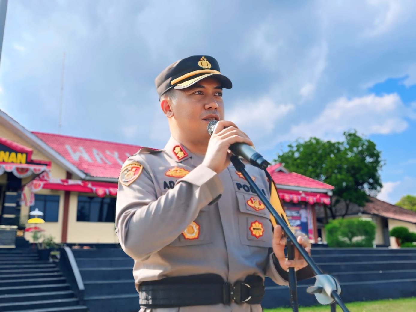 Tindak Pidana Pengeroyokan Oleh Aksi Massa Damai di Way Kanan, Kapolres Minta Semua Pihak Menahan Diri dan Tim Masih Buru Pelaku. Terkait peristiwa Tindak Pidana Pengeroyokan terhadap salah satu peserta aksi damai LMPI (Laskar Merah Putih Indonesia) yang mengakibatkan satu korban luka, terjadi pada Kamis malam tanggal 08 Agustus 2024, di Tugu Simpang Empat Kampung Negeri Baru Kecamatan Umpu Semenguk Kabupaten Way Kanan. Dalam peristiwa TP Pengeroyokan tersebut, mengakibatkan korban S (40), Wiraswasta, warga Kampung Umpu Kencana Kecamatan Blambangan Umpu Kabupaten Way Kanan mengalami luka pada bagian tubuhnya akibat senjata tajam. Pihak dari korban inisial R telah melaporkan kejadian yang dialami S di Polres Way Kanan. Kapolres Way Kanan AKBP Adanan Mangopang menyampaikan setelah menerima laporan dari pihak korban, Satreskrim Polres Way Kanan melakukan Penyelidikan Tindak Pidana Pengeroyokan yang dilaporkan R," kata Adanan saat dikonfrimasi di Mako Polres Way Kanan. Jum’at (09/08/2024) Terkait hal itu,saya meminta agar pelaku yang terlibat dalam aksi Tindak Pidana Pengeroyokan dapat menyerahkan diri. Ia juga meminta terhadap keluarga dan pihak korban agar menahan diri dari segala tindakan dan menyerahkan permasalahan ini sepenuhnya kepada Kepolisian untuk di tindak lanjuti lebih lanjut kasus tersebut," terangnya. Polisi akan mengejar para pelaku dan akan memproses hukum atas kejadian tersebut,"Tegasnya. Sementara kejadian tersebut, terjadi pada Kamis malam tanggal 08 Agustus 2024 sekitar pukul 19.47 Wib, korban bersama peserta aksi damai sedang melakukan aksi damai terhadap para pengendara angkutan di tugu simpang empat Jalan Lintas Tengah Sumatera Kampung Negeri Baru Kecamatan Umpu Semenguk Kabupaten Way Kanan. Seketika datang sekelompok massa di jalan lintas Sumatera dari arah Sumatera Selatan dengan menggunakan kendaraan roda empat beserta beberapa unit kendaraan roda dua dengan membawa sejumlah senjata tajam melakukan penyerangan terhadap beberapa orang peserta massa aksi damai LMPI. Atas kejadian itu mengakibatkan salah satu peserta aksi damai LMPI inisial S mengalami luka-luka akibat senjata tajam, dan korban langsung di rujuk di RSUD ZAPA PAGAR ALAM.