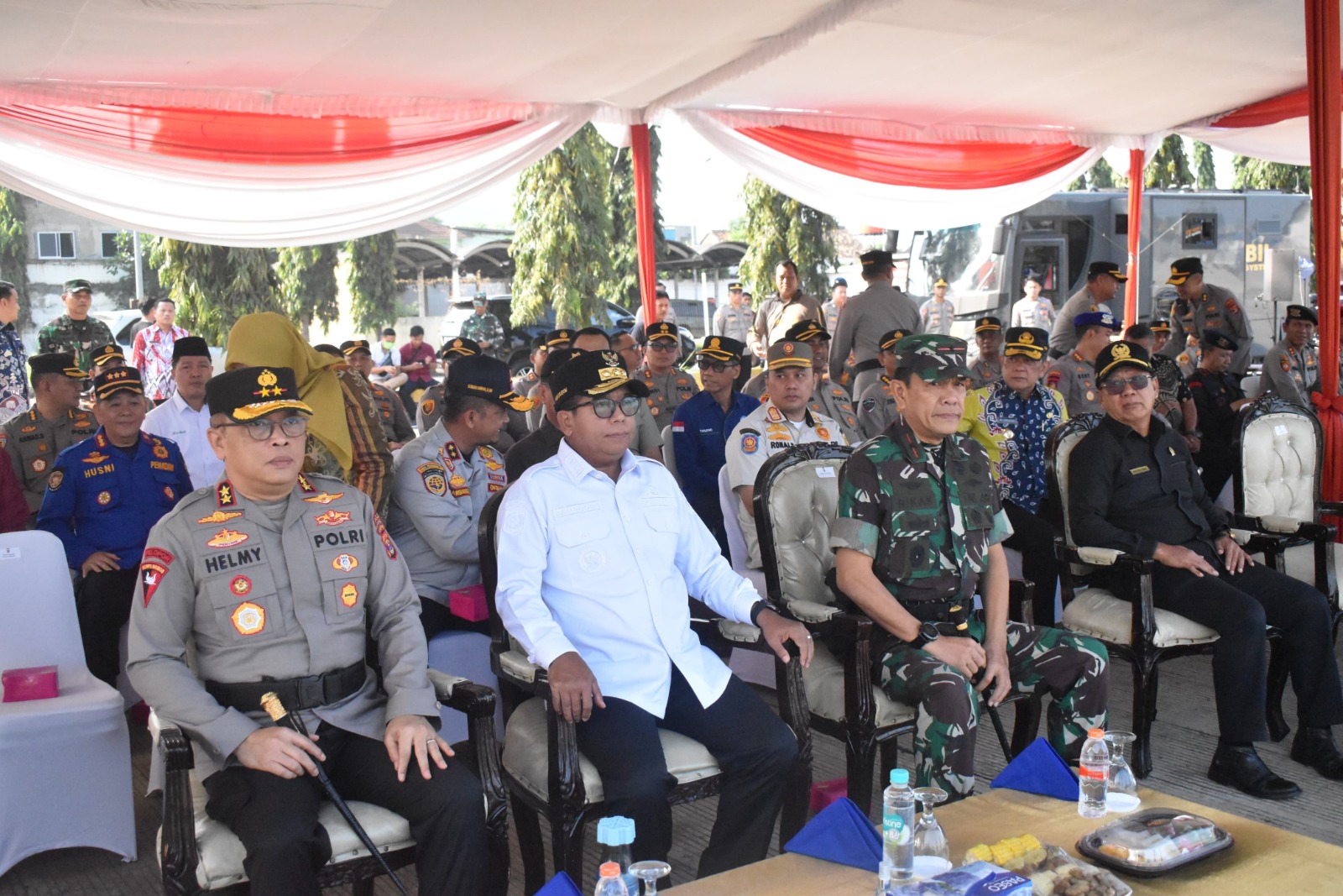 instruksi.co.id, Lampung – Bertempat di lapangan Buffer Area Pelabuhan Panjang Jl. Yos Sudarso Kecamatan Panjang Bandar Lampung, Jum’at (23/08/2024) Komandan Korem 043/Gatam Brigjen TNI Rikas Hidayatullah, S.E., M.M., dan Kapolda Lampung Irjen Pol Helmy Santika, S.H., S.I.K., M.Si., mengikuti Apel Gelar Pasukan Mantap Praja Krakatau 2024, yang dipimpin Pj. Gubernur Lampung Dr. Drs. Samsudin, S.H., M.H., M.Pd., dan Komandan Apel AKBP Tri Hendro Prasetyo. Pj. Gubernur Lampung Dr. Drs. Samsudin, S.H., M.H., M.Pd., di kesempatan tersebut menyampaikan, pelaksanaan Pilkada Serentak dilaksanakan pada hari Rabu, 27 November 2024 mendatang, Pilkada Serentak merupakan momentum penting dalam demokrasi, ini adalah saat dimana masyarakat akan menyalurkan hak suaranya untuk memilih pemimpin yang akan membawa daerah kita menuju kemajuan yang lebih baik. “Tantangan yang kita hadapi tentu tidaklah ringan, dinamika politik yang berkembang, tingginya partisipasi masyarakat, dan potensi sengketa yang mungkin timbul selama proses ini berlangsung, adalah beberapa diantara tantangan yang perlu kita hadapi dengan penuh kewaspadaan dan kesiapan, oleh karena itu, kesiapan pasukan pengamanan sangatlah krusial dalam memastikan bahwa seluruh tahapan Pilkada dapat berjalan dengan aman, tertib dan lancar.“ Selanjutnya Pj. Gubernur Lampung, mengajak kita semua, untuk terus memperkuat soliditas dan sinergi dari seluruh petugas pengamanan baik Polri, TNI maupun seluruh elemen masyarakat, “Mari kita menciptakan situasi yang kondusif dan memastikan bahwa Pilkada Serentak 2024 di Provinsi Lampung berjalan lancar dan aman,“ tegasnya. Di tempat yang sama Danrem 043/Gatam Brigjen TNI Rikas Hidayatullah, S.E., M.M., menyampaikan, apel gelar pasukan yang dilaksanakan dalam rangka mengecek kesiapan personel dan peralatan, serta mengkoordinasikan langkah-langkah pengamanan dalam rangka menjaga situasi keamanan dan ketertiban selama masa Pilkada. “Kegiatan ini merupakan bagian dari upaya preventif dalam menghadapi potensi kerawanan selama proses pemilihan, seperti konflik sosial atau gangguan keamanan lainnya, untuk itu Korem 043/Gatam siap bekerjasama dengan semua pihak dalam mencegah potensi yang dapat mengganggu keamanan pelaksanaan Pilkada di Provinsi Lampung.“ “Selanjutnya, saya mengajak seluruh prajurit Korem 043/Gatam dan jajaran, untuk melaksanakan tugas ini dengan penuh keikhlasan dan rasa tanggung jawab serta dedikasi yang tinggi, dengan memprioritaskan semangat profesionalisme dalam menjaga keamanan serta kenyamanan masyarakat Provinsi Lampung,” pungkas Danrem. Tampak hadir pada kegiatan tersebut, Ketua DPRD Provinsi Lampung, Kabinda Lampung, Forkopimda Provinsi Lampung, Kasiops Kasrem 043/Gatam, Kasiter Kasrem 043/Gatam, Dandim 0410/KBL, Para Kapolres Jajaran Polda Lampung, Kaban Kesbangpol Provinsi Lampung, GM. PT. Pelindo Regional II Panjang, Sekretaris KPU Provinsi Lampung, Koordinator Divisi Penyelesaian Sengketa Bawaslu Lampung, Ketua FKUB Provinsi Lampung, Ketua NU Provinsi Lampung dan Ketua Muhammadiyah Provinsi Lampung.(Suhartono/rls)