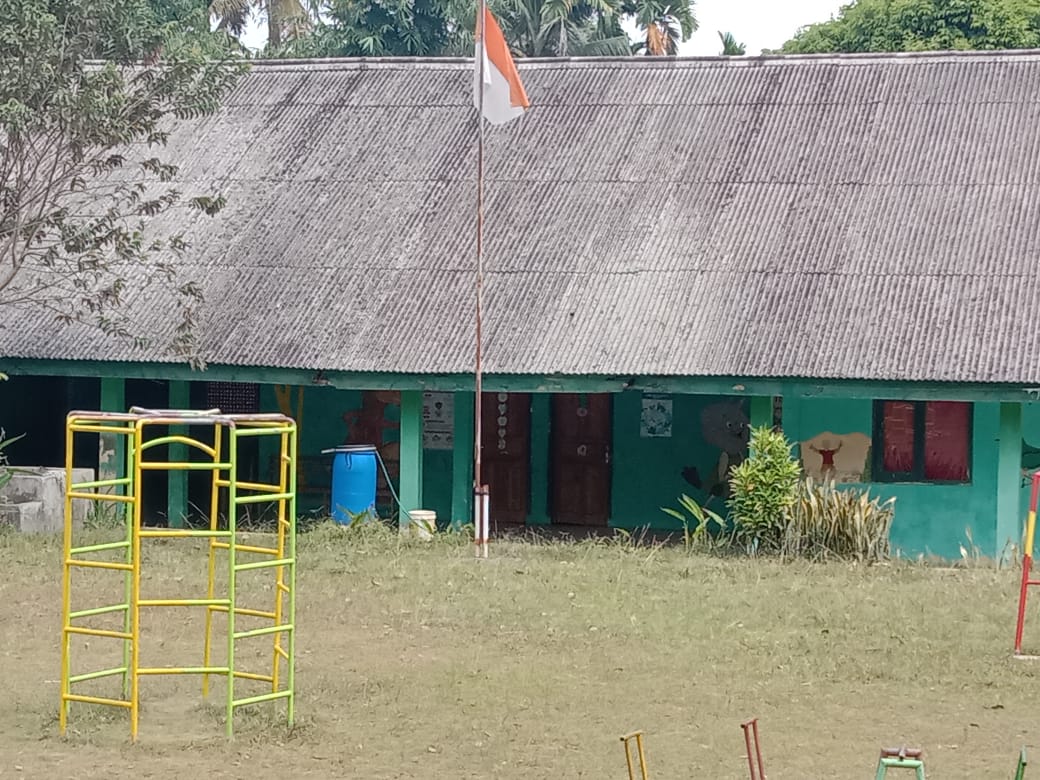 instruksi.co.id, Way Kanan - Sebuah bendera Merah Putih yang nampak telah kusam, lusuh dan sobek terlihat tetap terpasang di depan halaman TK Negeri Pembina Kasui , yang beralamatkan di Jl.AK Gani Bukit Batu, kecamatan Kasui, kabupaten Way Kanan-Lampung pada hari Sabtu 03 Agustus 2024. Nampak terlihat Bendera Merah Putih berukuran Sedang tersebut berkibar di tiang bendera di lingkungan sekolah tersebut. Sayangnya, bendera itu berkibar dalam kondisi robek. Berdasarkan pantauan media, sabtu 03 Agustus 2024 , bendera berkibar yang ditiup angin itu terlihat cukup jelas robekan pada bagian bawah. Tentu pemandangan demikian sangatlah disayangkan oleh sejumlah pihak , dimana saat ini memasuki bulan Agustus , yang kita ketahui di  tanggal 17 Agustus 2024, bangsa Indonesia akan memperingati Dirgahayu  hari kemerdekaan atau Hari Ulang Tahun Republik Indonesia (HUT RI)  yang ke-79 Tahun 2024. Terkait dengan Bendera Merah Putih sudah tertuang dalam peraturan Undang - Undang, yang mana  bila dengan sengaja memasang Bendera Merah Putih yang sobek, kusam, lusuh dan rusak ada sanksi pidana. Dalam hal itu pengelola perkantoran agar memperhatikan Bendera Merah Putih yang di padsang di halamannya. Hal ini berkaitan dengan peraturan soal bendera yang diatur dalam UU No. 24/2009 tentang Bendera, Bahasa, dan Lambang Negara, serta Lagu Kebangsaan. Pasal 24 huruf  menyatakan “Setiap orang dilarang: mengibarkan Bendera Negara yang rusak, robek, luntur, kusut, atau kusam.” Pelanggaran itu pun dapat dikenakan ketentuan pidana Pasal 67 (b) apabila sengaja mengibarkan Bendera Negara yang rusak, robek, luntur, kusut, atau kusam sebagaimana dimaksud dalam Pasal 24 huruf c, bisa dikenakan sanksi pidana penjara paling lama satu tahun atau denda paling banyak Rp100 juta rupiah, pungkasnya. Sementara itu Kepala Sekolah TK Negeri Pembina Kasui saat di konfirmasi via seluler oleh awak media ini, terhubung namun belum merespon. Bersyukur seorang guru dari pihak Sekolah tersebut dapat  di konfirmasi via seluler pribadinya oleh awak media ini, beliau menganjurkan untuk menghubungi kepala sekolah namun memang belum merespon. Dalam konfirmasi via seluler tersebut Guru TK Negeri Pembina Kasui tersebut menyampaikan permohonan maaf  terkait adanya terpasang bendera yang sudah tidak sesuai tersebut yang  memang sudah ada namun belum sempat memasangnya. "Kami ucapkan terimakasih atas informasi ini dan mohon maaf atas kelalaian ini, kepala sekolah sudah membelikan bendera yang baru  dan insaAllah hari senin saat upacara bendera akan kami ganti dengan yang baru.   Dan itu memang sudah waktunya di ganti  kepala sekolah sebenarnya sudah membelikan yang baru  tapi kami kelupaan terus, karena setiap pagi itu kami ngurusin anak-anak TK yang masih kecil jadi mohon maaf atas kelalaian ini dan hari Senin saat upacara akan kami pasang,"ujarnya.(Rojali)