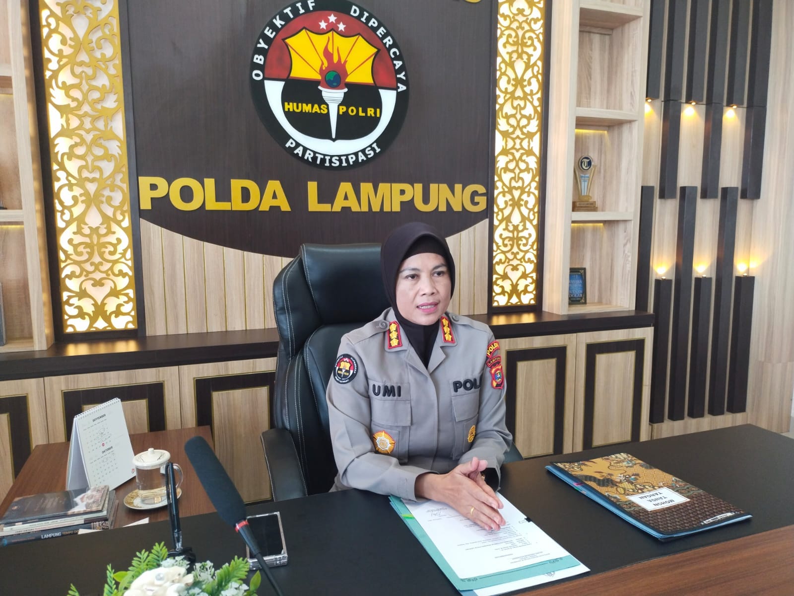 instruksi.co.id,Way Kanan - Polres Way Kanan mengantongi satu nama terduga pelaku peristiwa bentrok antarwarga terjadi di Tugu Simpang Empat, Kampung Negeri Baru, Kecamatan Umpu Semenguk, Kabupaten Way Kanan, Kamis (8/8/2024). Kabid Humas Polda Lampung, Kombes Pol Umi Fadilah Astutik mengungkapkan, sosok terduga pelaku tersebut inisal A. Pria ini berperan melakukan penyerangan terhadap korban Suseno hingga mengalami luka senjata tajam. "Berdasarkan wawancara dengan korban dan dihadapkan sebuah foto, korban mengatakan bahwa A merupakan salah satu dari pelaku tersebut," ujarnya, Jumat (9/8/2024). Kata Umi, terduga pelaku A saat ini masih dilakukan pengejaran oleh personel Polres Way Kanan dan jajaran. Sementara korban Suseno tengah menjalani perawatan medis di RSUD Zaina Abidin Pagar Alam (ZAPA) Way Kanan, akibat luka-luka akibat senjata tajam diterimanya. "Kami telah melakukan pemeriksaan terhadap saksi-saksi. Tim saat ini masih melakukan pengejaran terhadap para pelaku," ungkapnya. Umi menambahkan, peristiwa bentrok antar kelompok warga ini merupakan dipicu akibat aksi demonstrasi salah satu organisasi masyarakat di Tugu Simpang Empat. Tepatnya sekitar pukul 19.47 WIB, ormas mengatasnamakan Laskar Merah Putih Indonesa (LMPI) melakukan aksi di lokasi kejadian tiba-tiba didatangi sekelompok massa menunggangi kendaraan dengan membawa senjata tajam langsung melakukan penyerangan ke pada beberapa orang. "Penyerangan ini dialami para peserta massa aksi LMPI dengan membabi buta melakukan penyerangan menggunakan senjata tajam," tandas mantan Kapolres Metro tersebut.(rojali/rls)