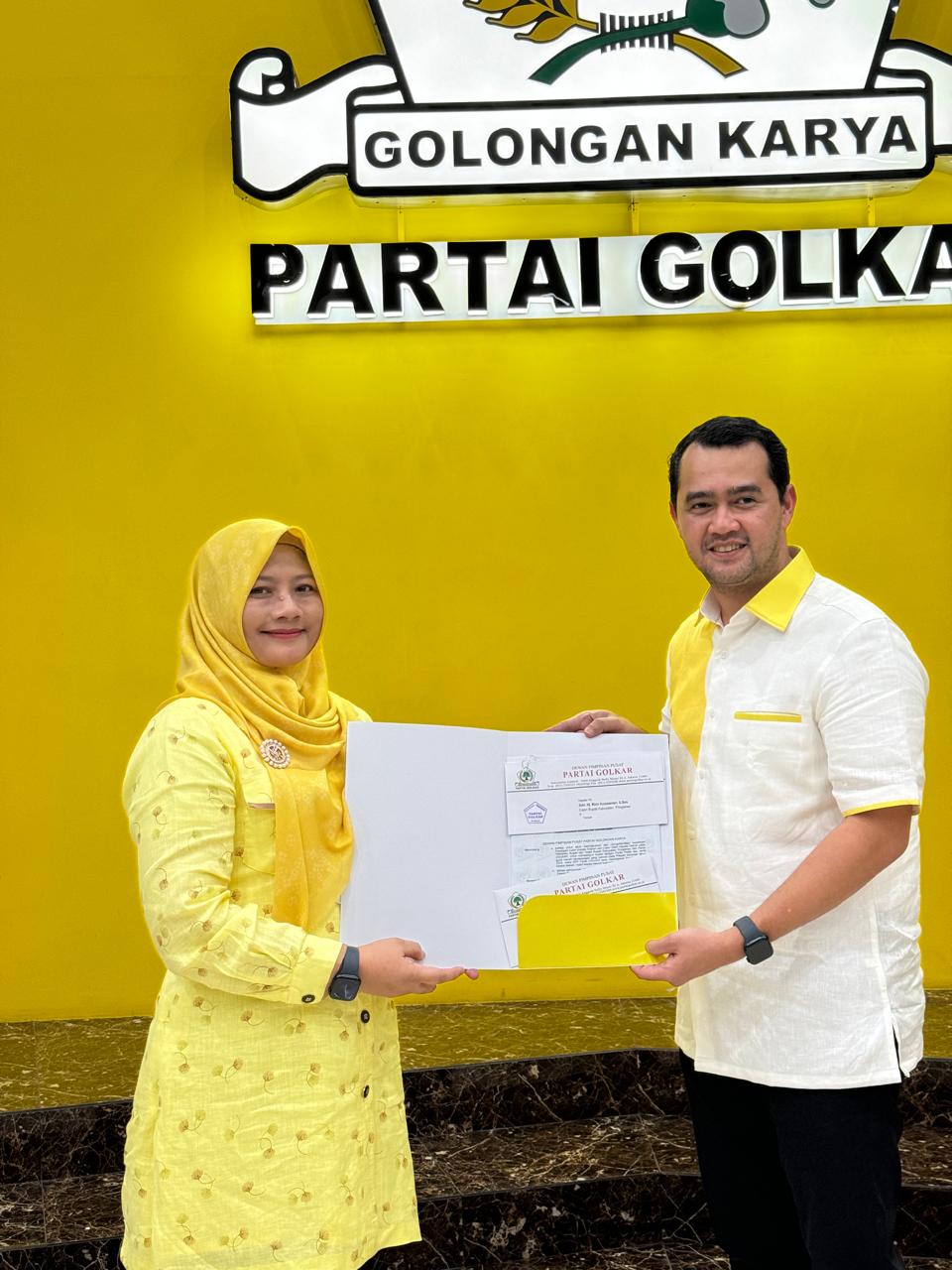 instruksi.co.id, - Dewan Pimpinan Pusat (DPP) Partai Golkar keluarkan Surat Keputusan (SK) dengan Nomor : skep-782/DPP/GOLKAR/VII/2024 yang ditandatangani Ketum Golkar, Airlangga Hartarto dan Sekjen Golkar Lodewijk F Paulus, tertanggal 27 Juli 2024. SK tersebut mengesahkan dan menetapkan, saudari Hj. Ririn Kuswantari, S.Sos sebagai calon Bupati Kabupaten Pringsewu dan saudara Wirawan Sada M sebagai Wakil Bupati Pringsewu dari Partai Golkar pada Pemilihan Bupati dan Wakil Bupati Kabupaten Pringsewu pada Pilkada serentak 2024. SK diserahkan langsung oleh A Doli Kurnia Tandjung, Waketum DPP Partai Golkar Bidang Pemenangan Pemilu kepada Ririn Kuswantari dan Wiriawan Sada Melindra di Jakarta beberapa waktu lalu. SK tersebut bersifat final dan mengikat, bagi seluruh jajaran pengurus/fungsionaris/kader dan anggota Partai Golkar. Selain itu, dalam SK tersebut juga menugaskan kepada DPD Partai Golkar Kabupaten Pringsewu untuk mendaftarkan pasangan calon yang sudah ditetapkan ke Komisi Pemilihan Umum Daerah setempat sesuai dengan jadwal yang sudah ditetapkan. Dikonfirmasi terpisah, Ketua DPD Partai Golkar Kabupaten Pringsewu Suherman mengaku sudah menerima salinan SK tersebut. "Saya merasa bangga, bisa mengusung kader terbaik Golkar dalam Pilkada Pringsewu 27 November nanti", ucapnya. (Hikmah*)