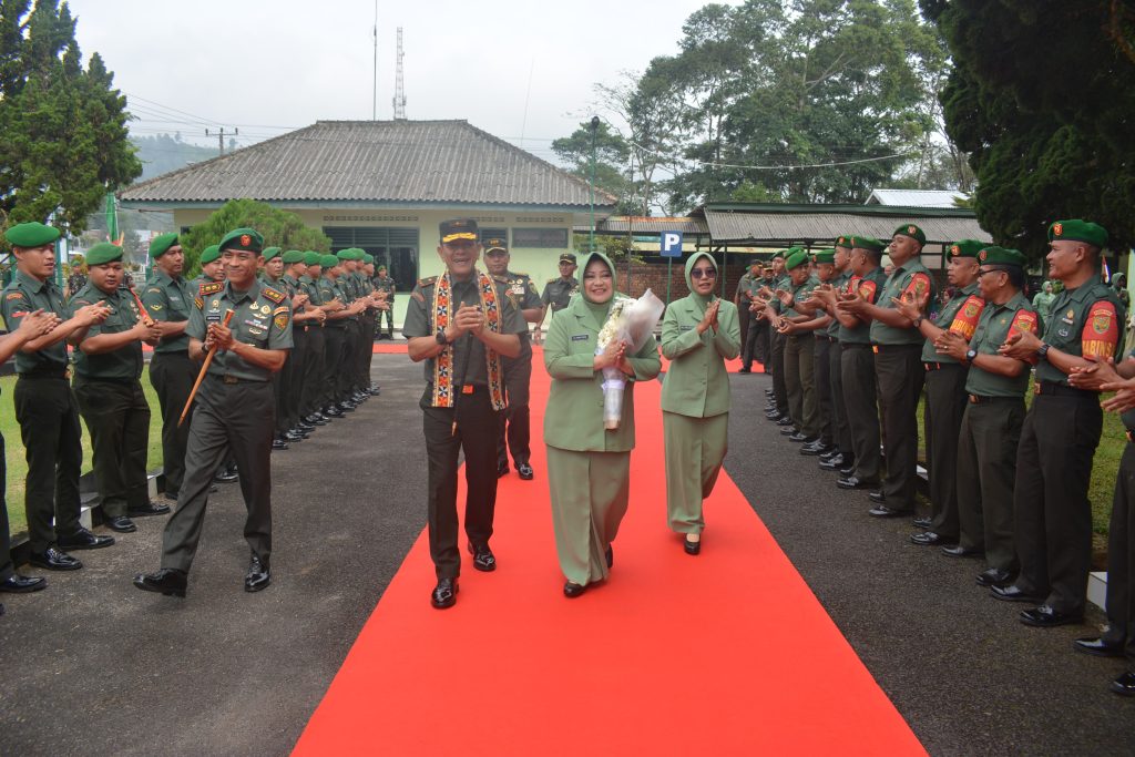 instruksi.co.id,Lampung - Komandan Korem 043/Gatam Brigjen TNI Rikas Hidayatullah, S.E., M.M., didampingi Ketua Persit Kartika Chandra Kirana Koorcab Rem 043 PD II/Swj Ny. Hanny Rikas Hidayatullah, beserta rombongan melaksanakan kunjungan kerja di Kodim 0422/LB, yang berada di Kelurahan Way Mengaku Kecamatan Balik Bukit Kabupaten Lampung Barat. Senin (12/08/2024).Setibanya Danrem beserta rombongan langsung disambut oleh Dandim 0422/LB Letkol Inf Rinto Wijaya, S.A.P., M.I.Pol., M.Han., dengan penghormatan dan laporan, kemudian acara tradisi pengalungan selendang tapis dan tarian sembah batin dilanjutkan penyambutan oleh Forkopimda Kabupaten Lampung Barat, para Danramil jajaran Kodim 0422/LB dan para Perwira Staf Kodim 0422/LB.

Usai melaksanakan ramah tamah dengan Forkopimda Kabupaten Lampung Barat, Danrem 043/Gatam menerima paparan satuan dari Dandim 0422/LB, dilanjutkan memberikan pengarahan kepada prajurit, PNS dan anggota Persit Kodim 0422/LB.

Sebelum memberikan pengarahan kepada prajurit, PNS dan anggota Persit, Danrem mengajak seluruh anggota Kodim 0422/LB dan ibu-ibu Persit, untuk selalu bersyukur atas nikmat yang Allah SWT berikan, dan Danrem juga menjelaskan bahwa kunjungannya di Kodim 0422/LB ingin bersilaturahmi, bertatap muka langsung dengan anggota Kodim 0422/LB sekaligus memperkenalkan diri.

Lebih lanjut Danrem, menekankan mahalnya kesehatan, untuk itu orang nomor satu di Korem 043/Gatam ini menekankan kepada seluruh anggota Kodim 0422/LB untuk selalu menjaga kesehatan baik diri pribadi maupun keluarga dengan memperbanyak olahraga dan jangan malas-malasan.

“Ajari dan didik anak-anak kita dengan baik, agar anak kita menjadi anak yang berguna dan menjadi kebanggaan kedua orang tua, nikmati hidup ini dengan sebaik-baiknya, jangan terlibat dengan judi online, narkoba dan hindari pelanggaran,‘ tuturnya.

Selanjutnya Danrem menyampaikan kepada anggota Kodim untuk mempersiapkan anak-anaknya yang ingin meneruskan bakat orang tuanya sebagai TNI dengan sebaik-baiknya baik itu fisik maupun kesehatannya.

Selain itu Danrem juga menekankan untuk tetap jaga keharmonisan dalam rumah tangga, “Ciptakan suasana rumah tangga kita agar tetap sejuk, nyaman dan berkah jangan ada lagi kekerasan dalam rumah tangga, jika ada hal yang menonjol segera laporkan ke komando atas agar bisa diambil langkah awal, jangan di tunda-tunda.“

“Untuk yang mau pensiun, harus dipersiapkan, jangan terlena dengan hal-hal yang tidak penting yang akan merugikan diri sendiri dan keluarga, kepada para Babinsa terus bina masyarakat yang ada di wilayah binaan, ambil hati rakyat dengan menjaga keamanan mereka, karena rakyat lebih dekat dengan TNl itulah tugas pokok Babinsa,“ pungkasnya.

Pertemuan yang penuh dengan keakraban dan kehangatan, tampak jelas sekali terlihat tidak ada sekat antara pemimpin dan anggotanya, dalam suasana begitu cair, dengan diserahkannya piagam penghargaan kepada anggota Kodim yang berhasil melaksanakan penanggulangan satwa liar, serta pemberian santunan kepada anak yatim-piatu dan Warakawuri.

Turut hadir dalam kegiatan tersebut, Kasrem 043/Gatam Kolonel Inf Enjang, S.I.P., M.Han., Kasiintel Kasrem 043/Gatam Kolonel Arm Agung Nugroho, S.Sos., Kasiops Kasrem 043/Gatam Kolonel Inf Gede Setiawan, Kasipers Kasrem 043/Gatam Letkol Arh Sujeidi Faisal, S.T., M.Han., Wakil Ketua dan Pengurus Persit Kartika Chandra Kirana Koorcab Rem 043 PD II/Swj.(Suhartono/rls)
