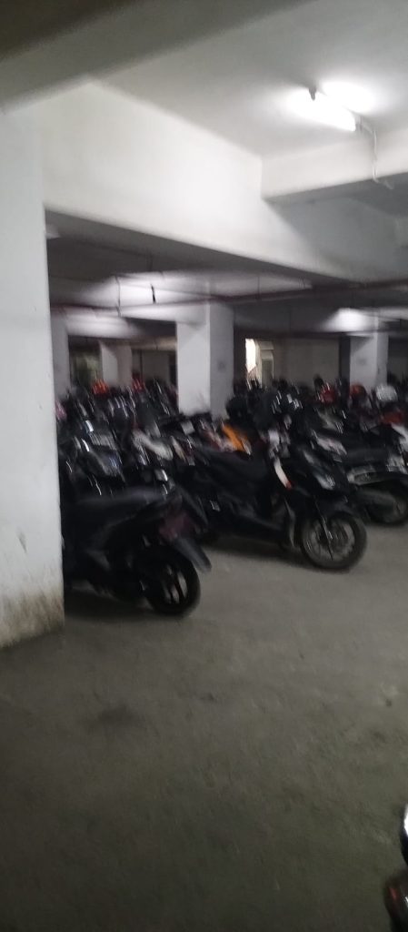 instruksi.co.id, Bandar Lampung - Masyarakat Bandar Lampung merasa resah dengan parkir kendaraan roda dua di area parkir motor di Disduk Capil kota Bandar Lampung (07/08/2024). Menurut (HS) salah satu warga yang tidak mau disebutkan namanya mengatakan, "Saya sedang ngurus KTP di Disdukcapil Kota Bandar Lampung merasa disetujui dengan ditariknya uang parkir sebesar Rp.3000,- rupiah, menurut dia, "kalau satu motor ditarik segitu dikali berapa motor yang parkir di situ,saya berharap mohon dibenahi,"ujarnya. Menurut Ardi salah satu warga yang sedang ngurus surat-surat,mengatakan,"setau saya parkir di Capil itu kan gratis kenapa sekarang di pungut biaya. Lanjutnya," dulu saya pernah ngurus surat di Capil belum ada biaya parkir,masih gratis , saya berharap pemerintah kota mohon dibenahi,"pungkasnya) (Red)