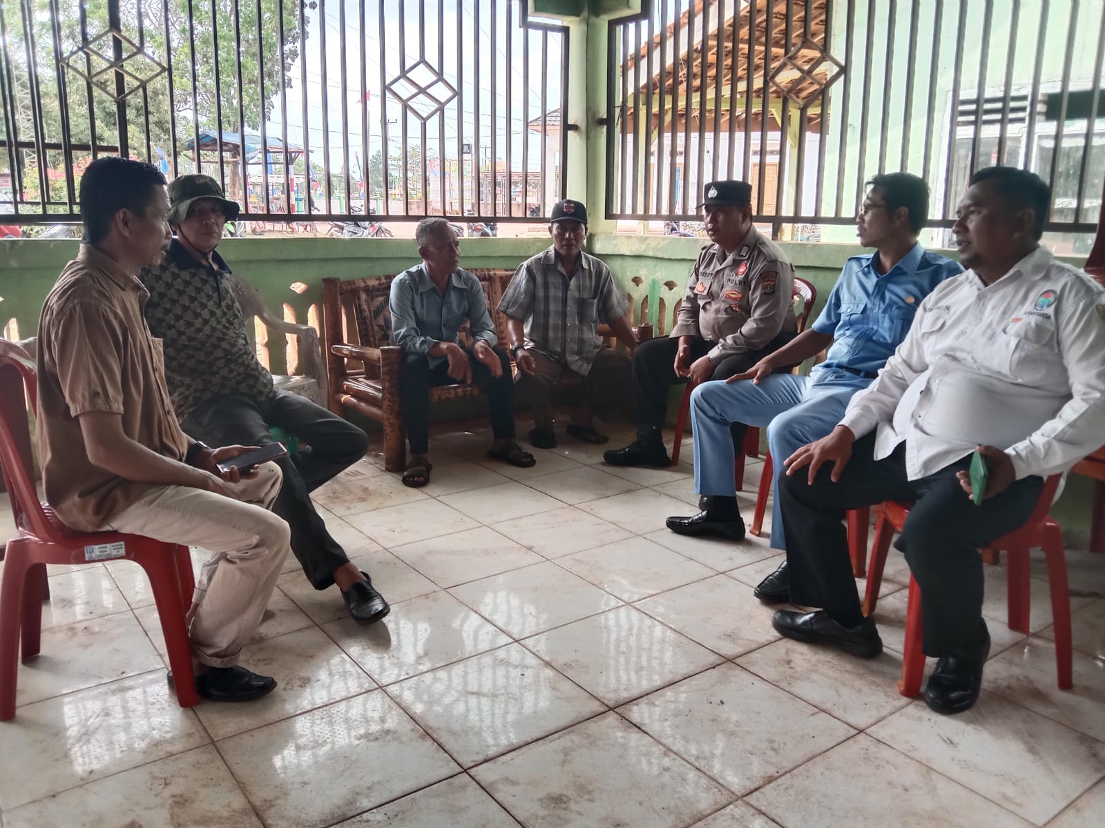 Jaga Kamtibmas Kondusif, Polisi Sambangi Kampung Binaan di Kecamatan Negara Batin