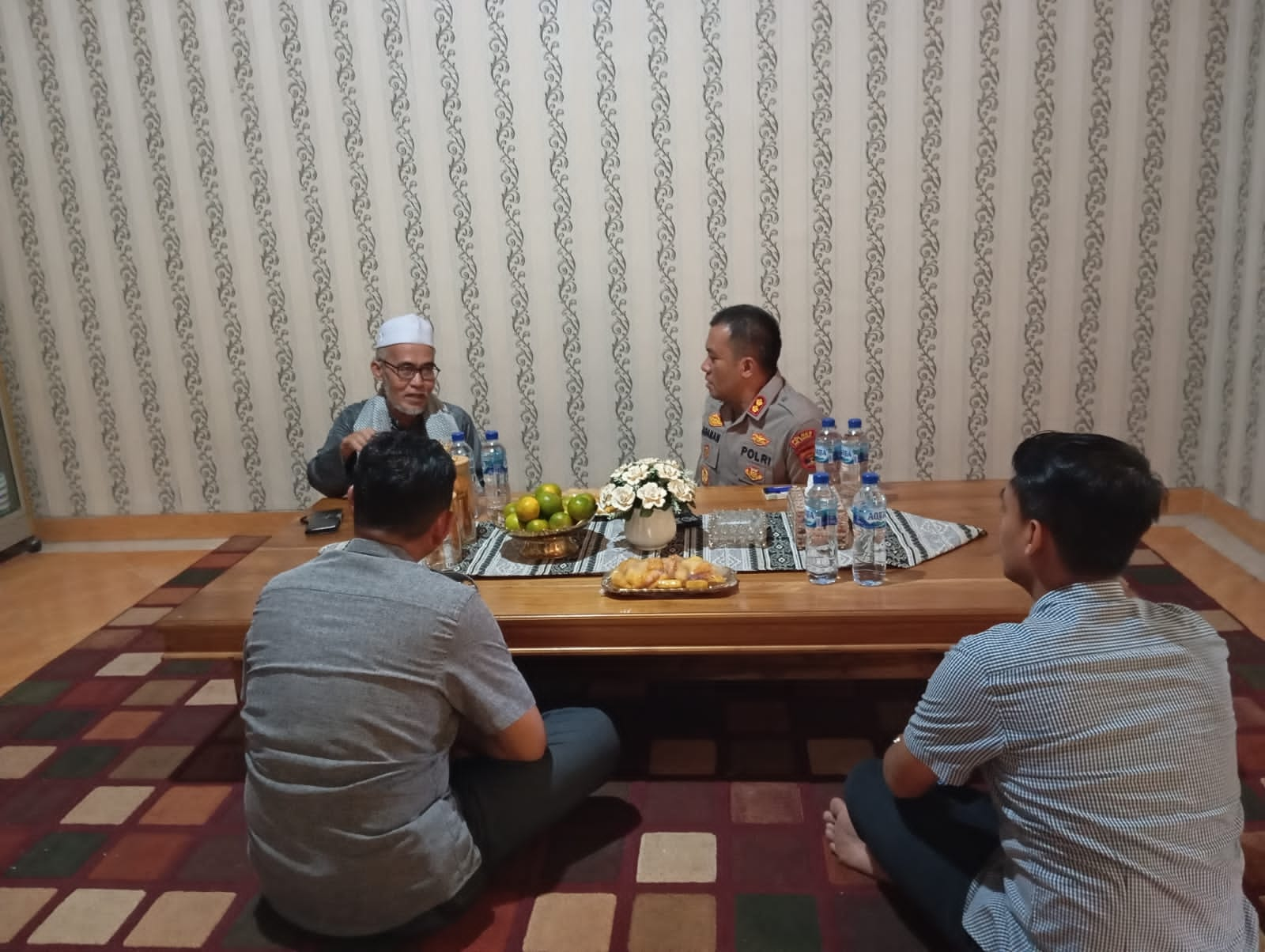 Jum’at Curhat, Kapolres Silaturahmi Dengan Ketua MUI Kabupaten Way Kanan Kapolres Way Kanan, melakukan kunjungan silaturahmi ke Ketua MUI Way Kanan bertempat di Pondok Pesantren Miftahul Huda Kampung Negeri Baru Kecamatan Umpu Semenguk Kabupaten Way Kanan. Jum’at (08/08/2024) Dalam kunjungan kegiatan Jum’at curhat itu, Kapolres Way Kanan AKBP Adanan Mangopang didampingi Kasat Intelkam Iptu Asep Komarudin bersama personel Polres Way Kanan disambut baik oleh Ketua MUI (Majelis Ulama Indonesia) Way Kanan KH. Eful Saefulloh. Kapolres Way Kanan AKBP Adanan Mangopang menyampaikan selain memperkenalkan diri untuk mempererat silaturahmi antara Polri dengan tokoh masyarakat, kegiatan ini juga untuk menciptakan situasi kamtibmas Wilayah Kabupaten Way Kanan yang aman dan kondusif,” ungkapnya Menurutnya kegiatan ini sebagai salah satu langkah untuk bersinergi untuk menekan potensi gangguan keamanan dan ketertiban masyarakat. Dengan adanya komunikasi, Kapolres ingin menyerap informasi sekecil apapun terkait situasi kamtibmas maupun permasalahan yang ada, sehingga pada saat pelaksanaan Pilkada serentak 2024 di Kabupaten Way Kanan, dapat berjalan lancar,"ujarnya. Sementara oleh Ketua MUI Way Kanan KH. Eful Saefulloh pun mengapresiasi upaya yang dilakukan Kapolres Way Kanan Adanan Mangopang dan mendoakan agar pelaksanaan Pilkada 2024 di Kabupaten Way Kanan dapan berjalan kondusif," katanya. Selain itu, Ketua MUI siap mendukung Kepolisian melalui dakwahnya untuk memberikan pencerahan kepada masyarakat untuk menciptakan situasi kamtibmas yang aman di Way Kanan," tutupnya.