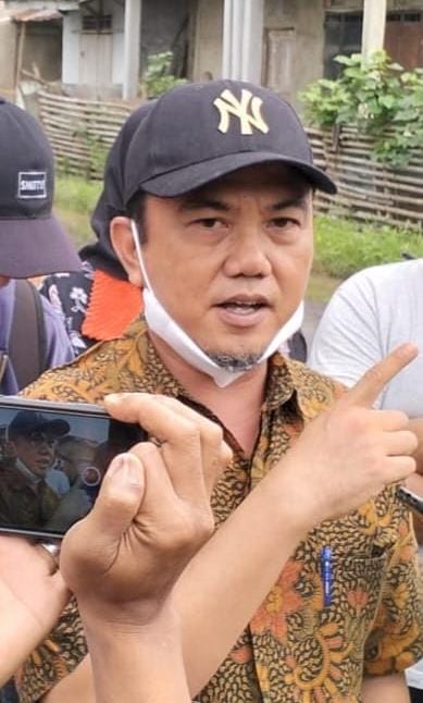 instruksi.co.id, Pesawaran - Terkait pelaksanaan Proyek Sistem Penyediaan Air Minum (SPAM) yang nilai nya Milyaran Rupiah,tetapi hingga kini masih belum bisa di rasakan manfaat nya oleh masyarakat penerima manfaat di empat desa yaitu desa kedondong, pasar baru, way kepayang, dan desa kubu batu. Ahirnya,Anwar sadat selaku kepala bidang (kabid) penyehatan lingkungan, angkat bicara menurutnya,mengenai pekerjaan perluasan jaringan spam di empat desa sudah di serah terimakan kepada PDAM sejak bulan juli 2023 yang lalu. "Mengenai pelaksanaan pekerjaan perluasan SPAM jaringan perpipaan di tahun 2022, sudah terealisasi 100 persen, dan pekerjaan ini sudah di serah terimakan secara resmi di bulan juli 2023, ke pihak PDAM yang bertanggung jawab untuk mengaliri air bersih ke pada Masyarakat penerima manfaat di empat desa,"Ujarnya. Kemudian, mengenai pelaksanaannya kami PUPR bertanggung jawab membuat jaringan baru sesuai dengan RAP yang sudah disetujui, untuk tiga desa di kecamatan kedondong, satu desa di kecamatan way khilau. " Untuk rekanan, empat perusahaan pelaksana pekerjaan perluasan SPAM jaringan perpipaan sudah sudah beres dan hasil nya baik, sesuai dengan RAP yang tetapkan, " Tambah anwar saat di konfirmasi di kantor Forum komunikasi wartawan kabupaten Pesawaran (FKWKP) pada Sabtu 3 Agustus 2024. Meski demikian dirinya juga mengatakan akan tetap berkordinasi dengan PDAM jika pelaksanan pada saat pengaliran air tersebut terdapat kendala,sehingga masyarakat penerima manfaat nantinya dapat merasakan air bersih tersebut. Dalam kesempatan itu dirinya juga menghimbau, Kepada masyarakat, sekiranya dapat bersabar dan dapat bekerja sama mengenai di mulai aktifnya jaringan pipa yang sudah terpasang, dikarenakan pemindahan jaringan yang lama ke jaringan baru di butuhkan proses. Disisi lain, direktur PDAM Pesawaran, Heri menjelaskan bahwa pekerjaan SPAM ini milik dinas PUPR Pesawaran, dan setelah di diselesaikannya pekerjaan jaringan oleh pihak rekanan, pelaksanaan di serah terima kan ke pihak PDAM untuk pengoperasian jaringan yang telah diselesaikan, "Dalam Hal ini, pekerjaan SPAM ini milik PUPR, yang kemudian di serah terimakan ke pihak PDAM, sebagai operator dan pengoperasiannya, dengan catatan kerusakan kerusakan yang ada kami kembalikan ke PUPR untuk memperbaikinya,"jelasnya Sedangkan, " Mengenai kondisi pekerjaan ataupun kendala tehknis ,dan kendala lainnya, sepertinya harus dijelaskan langsung, tidak bisa by phone, " Tutupnya. (Ansori/tim)