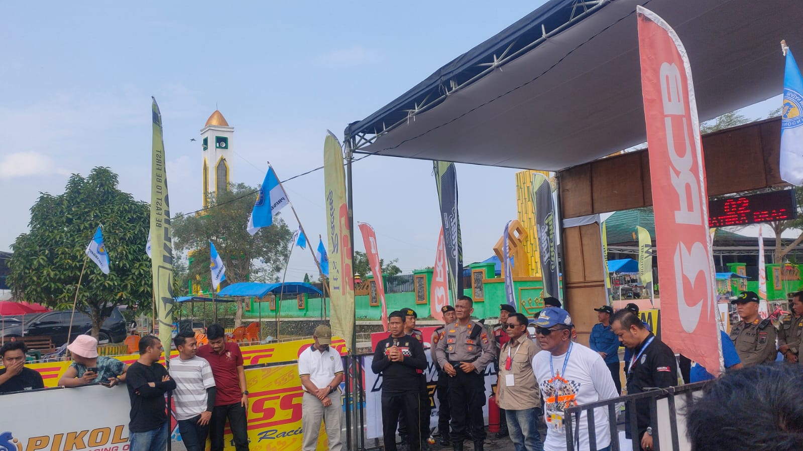 instruksi.co.id, Pringsewu- Puluhan personel Polres Pringsewu dikerahkan untuk mengamankan even Sumatera Drag Championship 2024 yang diselenggarakan oleh Ikatan Motor Indonesia (IMI) Kabupaten Pringsewu di komplek perkantoran Pemda Pringsewu pada Sabtu (3/8/2024). Even bagi pecinta balap ini rencanaya akan berlangusng selama dua hari pada 3-4 Agustus 2024. Ratusan pecinta motor dan mobil balap dari berbagai daerah, baik dari dalam maupun luar Provinsi Lampung ikut berpartsipasi dalam kegiatan ini. Acara ini pun sangat dinantikan oleh para pecinta balap karena menawarkan kesempatan untuk menunjukkan keterampilan dan kecepatan dalam balapan yang kompetitif dan terorganisir dengan baik. Kasi Humas Polres Pringsewu, Iptu Priyono, yang mewakili Kapolres Pringsewu, AKBP M Yunnus Saputra, menjelaskan bahwa pengamanan dilakukan untuk memastikan kelancaran dan keamanan selama berlangsungnya acara. "Kami telah menempatkan personel di berbagai titik strategis untuk mengantisipasi segala kemungkinan yang bisa mengganggu kelancaran acara. Kami juga berkoordinasi dengan panitia penyelenggara untuk memastikan semua peserta dan penonton mematuhi peraturan yang telah ditetapkan," ujar Iptu Priyono. Priyono menambahkan, pihaknya sangat mendukung adanya kegiatan seperti ini. Selain mencari bakat dan prestasi di dunia balap, even ini diharapkan bisa mewadahi para pecinta kebut-kebutan yang biasa melakukan aksi balap liar untuk dapat menyalurkan hobinya secara resmi. (hikmah/hmspol)