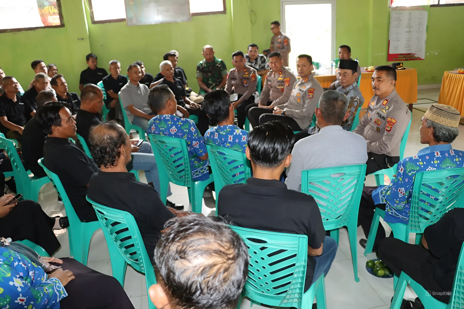 instruksi.co.id,Pringsewu – Kelangkaan pupuk masih menjadi permasalahan serius yang dihadapi para petani di Pekon Tulung Agung, Kecamatan Gadingrejo, Kabupaten Pringsewu. Permasalahan ini diungkapkan langsung oleh warga dalam Program Jumat Curhat yang diselenggarakan oleh Polres Pringsewu di Balai Pekon Tulung Agung, Jumat (9/8/2024) siang. Dalam acara tersebut, warga yang mayoritas berprofesi sebagai petani mengeluhkan berbagai kesulitan yang mereka hadapi, termasuk masalah sulitnya mendapatkan air irigasi untuk mengairi sawah, yang semakin menambah beban mereka. Para petani berharap agar pemerintah segera mengambil langkah nyata untuk mengatasi permasalahan ini, sehingga mereka dapat bekerja dengan tenang dan mampu memenuhi kebutuhan hidup keluarga mereka. Menanggapi keluhan tersebut, Kapolres Pringsewu, AKBP M. Yunnus Saputra, mengakui bahwa kelangkaan pupuk merupakan masalah yang tidak hanya dihadapi di Kabupaten Pringsewu, tetapi hampir di seluruh wilayah Indonesia. Meski demikian, Yunnus berjanji akan berkoordinasi dengan pihak terkait untuk mencari solusi atas masalah ini. Lebih lanjut, mantan Kanit 5 Subdit 3 Dittipsiber Bareskrim Polri ini meminta masyarakat agar tetap tenang dan bersama-sama menjaga situasi yang aman dan kondusif di wilayahnya. Ia juga menegaskan bahwa kepolisian akan terus berupaya menjaga keamanan dan ketertiban, serta mendukung kesejahteraan petani di daerah tersebut. Wakapolres Pringsewu, Kompol Robi Bowo Wicaksono, menambahkan bahwa menjelang pelaksanaan Pilkada Serentak 2024, ia mengajak warga untuk turut mensukseskan pesta demokrasi tersebut dengan menjaga keamanan dan ketertiban di tempat tinggal masing-masing serta berpartisipasi dengan memberikan hak suara pada saat pemungutan suara berlangsung. Selain itu, Kompol Robi juga meminta warga untuk tidak terpengaruh atau ikut menyebarkan isu hoaks yang dapat memecah belah kerukunan dan persatuan antarwarga. Hadir dalam acara ini, kapolres Pringsewu AKBP M Yunnus Saputra, Wakapolres Kompol Robi Bowo Wicaksono, para pejabat utama Polres Pringsewu, Pj Kepala Pekon Tulung Agung Sugianto, aparatur Pekon, Tokoh Agama, tokoh masyarakat dan warga Pekon Tulung Agung lainya (hikmah/rls)