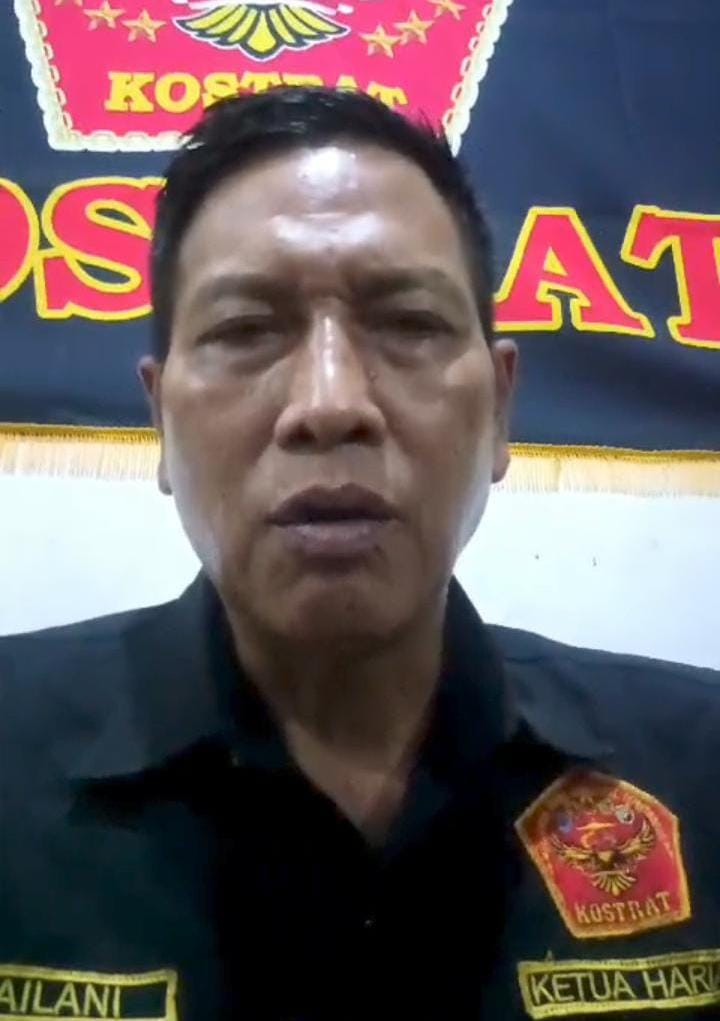 instruksi.co.id,Way Kanan - Ketua harian Keluarga orang sumatera terintegrasi (Kostrat) DPC Way Kanan Zailani, SH mengutuk keras atas terjadinya pengeroyokan oleh sekelompok masa kepada anggota Laskar Merah Putih Indonesia (LMPI) kabupaten Way Kanan, saat melakukan aksi damai dalam giat menolak armada batu bara yang diduga ilegal melintas di jalur lintas Sumatra di wilayah kabupaten Waykanan. Kejadian tersebut di tugu simpang empat Kampung Negeri Baru Kecamatan Umpu Semeguk Kabupaten Way Kanan, Kamis (8/8/2024). Zailani mengatakan, dalam tradgedi pengeroyokan tersebut mengakibatkan jatuh  korban dari anggota LMPI yaitu Suseno, yang mana beliau juga adalah penasehat DPC Kostrat kabupaten Way Kanan. Saya berharap agar pihak kepolisian bisa segera mengungkap para pelaku dan dalang pengeroyokan ini,"unjarnya. Zailani juga berharap kepada LMPI segera menyelesaikan masalah yang menimpa anggota nya. Lebih lanjut ketua harian Kostrat DPC Way Kanan ini menghimbau kepada anggotanya agar tetap menjaga situasi dan menahan diri. "Kepada seluruh anggota keluarga Kostrat DPC Way Kanan agar bisa menahan diri terkait kejadian ini kita serahkan ke penegak hukum dan tetap jaga situasi Way Kanan aman dan kondusif,'pungkasnya.(Rojali).