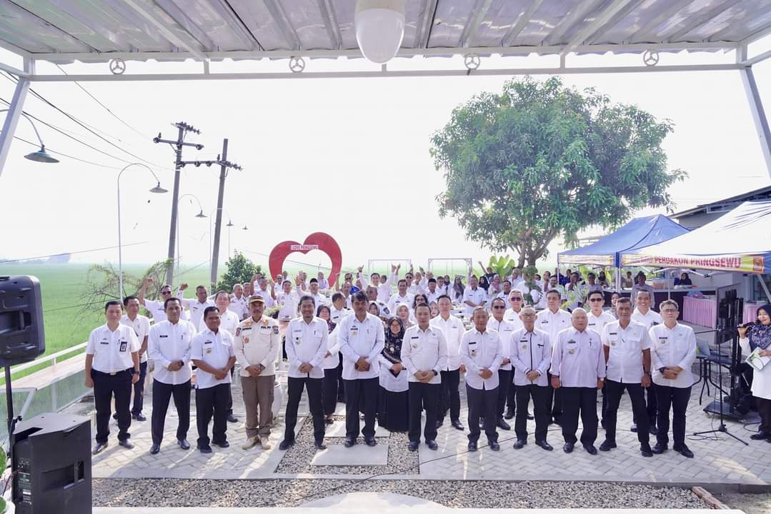 instruksi.co.id, Pringsewu - Ini sangat kreatif dan unik Pj.Bupati Pringsewu Dr.Marindo Kurniawan  melaksanaan rapat koordinasi bersama jajaran Pemerintah Kabupaten Pringsewu  di Rest Area, dengan suasana   pemandangan persawahan yang hijau dan sejuk. Tepatnya di Dekrafe Pringsewu KM 37 Jalan Lintas Barat Sumatera, Wates Timur, Gadingrejo, Kabupaten Pringsewu, Rabu (7/8/2024). Marindo mengatakan,  Sumber Daya Alam Kabupaten Pringsewu sangat terbatas dengan PAD yang tidak besar, sehingga pemerintah daerah harus bisa mengembangkan potensi-potensi yang dimiliki. “Salah satu bentuk perhatian dan upaya yang dilakukan Pemkab Pringsewu adalah melakukan revitalisasi kawasan Rest Area, dalam rangka mengembangkan UMKM,” ujarnya. Didampingi Pj. Ketua TP PKK Pringsewu, dan di hadiri Sekretaris daerah Pringsewu, DRS. Heri Iswahyudi, para Asisten dan Staf Ahli Bupati, Kepala OPD, kepala bagian dan camat. "Selain menjadi tempat beristirahat, juga terdapat galeri Dekranasda Pringsewu serta Dekrafe yang menjadi pusat kuliner dan oleh-oleh khas Pringsewu oleh para pelaku UMKM dibawah binaan Dekranasda Kabupaten Pringsewu". Imbuhnya Untuk diketahui, revitalisasi dan pengembangan Rest Area Pringsewu ini tidak menggunakan dana APBD, tetapi dibantu oleh kalangan perbankan dan investor lainnya. Melalui Dekranasda dan Dekrafe dapat  mengembangkan UMKM, memberdayakan masyarakat, juga dapat menumbuhkan perekonomian sehingga dapat meningkatkan PAD Kabupaten Pringsewu. (hikmah/ath)