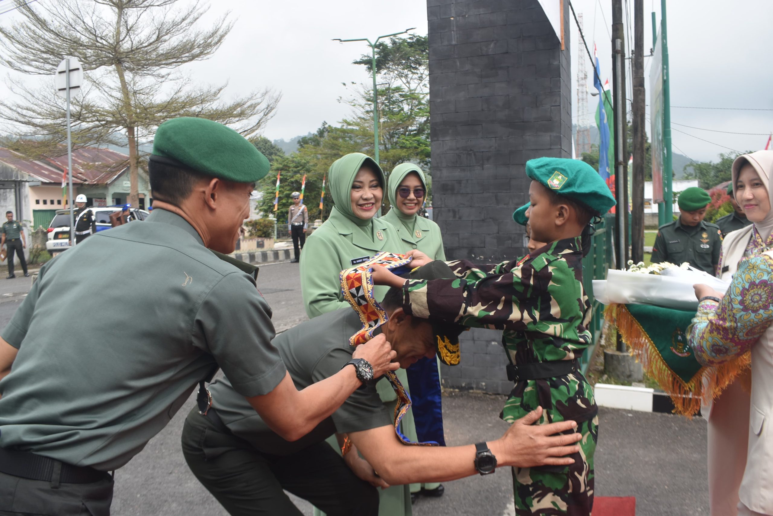 instruksi.co.id,Lampung - Komandan Korem 043/Gatam Brigjen TNI Rikas Hidayatullah, S.E., M.M., didampingi Ketua Persit Kartika Chandra Kirana Koorcab Rem 043 PD II/Swj Ny. Hanny Rikas Hidayatullah, beserta rombongan melaksanakan kunjungan kerja di Kodim 0422/LB, yang berada di Kelurahan Way Mengaku Kecamatan Balik Bukit Kabupaten Lampung Barat. Senin (12/08/2024). Setibanya Danrem beserta rombongan langsung disambut oleh Dandim 0422/LB Letkol Inf Rinto Wijaya, S.A.P., M.I.Pol., M.Han., dengan penghormatan dan laporan, kemudian acara tradisi pengalungan selendang tapis dan tarian sembah batin dilanjutkan penyambutan oleh Forkopimda Kabupaten Lampung Barat, para Danramil jajaran Kodim 0422/LB dan para Perwira Staf Kodim 0422/LB. Usai melaksanakan ramah tamah dengan Forkopimda Kabupaten Lampung Barat, Danrem 043/Gatam menerima paparan satuan dari Dandim 0422/LB, dilanjutkan memberikan pengarahan kepada prajurit, PNS dan anggota Persit Kodim 0422/LB. Sebelum memberikan pengarahan kepada prajurit, PNS dan anggota Persit, Danrem mengajak seluruh anggota Kodim 0422/LB dan ibu-ibu Persit, untuk selalu bersyukur atas nikmat yang Allah SWT berikan, dan Danrem juga menjelaskan bahwa kunjungannya di Kodim 0422/LB ingin bersilaturahmi, bertatap muka langsung dengan anggota Kodim 0422/LB sekaligus memperkenalkan diri. Lebih lanjut Danrem, menekankan mahalnya kesehatan, untuk itu orang nomor satu di Korem 043/Gatam ini menekankan kepada seluruh anggota Kodim 0422/LB untuk selalu menjaga kesehatan baik diri pribadi maupun keluarga dengan memperbanyak olahraga dan jangan malas-malasan. “Ajari dan didik anak-anak kita dengan baik, agar anak kita menjadi anak yang berguna dan menjadi kebanggaan kedua orang tua, nikmati hidup ini dengan sebaik-baiknya, jangan terlibat dengan judi online, narkoba dan hindari pelanggaran,‘ tuturnya. Selanjutnya Danrem menyampaikan kepada anggota Kodim untuk mempersiapkan anak-anaknya yang ingin meneruskan bakat orang tuanya sebagai TNI dengan sebaik-baiknya baik itu fisik maupun kesehatannya. Selain itu Danrem juga menekankan untuk tetap jaga keharmonisan dalam rumah tangga, “Ciptakan suasana rumah tangga kita agar tetap sejuk, nyaman dan berkah jangan ada lagi kekerasan dalam rumah tangga, jika ada hal yang menonjol segera laporkan ke komando atas agar bisa diambil langkah awal, jangan di tunda-tunda.“ “Untuk yang mau pensiun, harus dipersiapkan, jangan terlena dengan hal-hal yang tidak penting yang akan merugikan diri sendiri dan keluarga, kepada para Babinsa terus bina masyarakat yang ada di wilayah binaan, ambil hati rakyat dengan menjaga keamanan mereka, karena rakyat lebih dekat dengan TNl itulah tugas pokok Babinsa,“ pungkasnya. Pertemuan yang penuh dengan keakraban dan kehangatan, tampak jelas sekali terlihat tidak ada sekat antara pemimpin dan anggotanya, dalam suasana begitu cair, dengan diserahkannya piagam penghargaan kepada anggota Kodim yang berhasil melaksanakan penanggulangan satwa liar, serta pemberian santunan kepada anak yatim-piatu dan Warakawuri. Turut hadir dalam kegiatan tersebut, Kasrem 043/Gatam Kolonel Inf Enjang, S.I.P., M.Han., Kasiintel Kasrem 043/Gatam Kolonel Arm Agung Nugroho, S.Sos., Kasiops Kasrem 043/Gatam Kolonel Inf Gede Setiawan, Kasipers Kasrem 043/Gatam Letkol Arh Sujeidi Faisal, S.T., M.Han., Wakil Ketua dan Pengurus Persit Kartika Chandra Kirana Koorcab Rem 043 PD II/Swj.(Suhartono/rls)