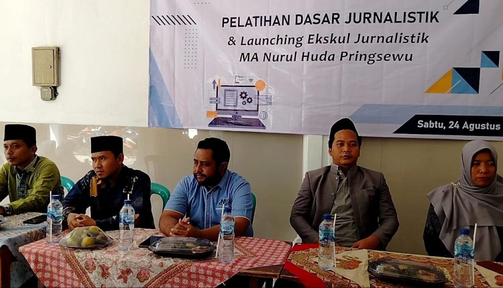 instruksi.co.id, Pringsewu - Seiring perkembangan kemajuan pendidikan moderen saat ini, tentunya haruslah di barengi dengan kualitas sumber daya manusia yang juga mumpuni dan mampu menerima kemajuan-kemajuan dibidang teknologi termasuk juga dunia medsos, digital atau internet. Itu tentunya peran jurnalis sangatlah diperlukan agar dapat memahai dan mengerti terkait pemberitaan yang sesuai dengan kode etik jurnalistik, sesuai fakta dan tidak mudah termakan berita hoak.Dalam hal tersebut Madrasah Aliyah Nurul Hudah Pringsewu melaksanakan Pelatihan Dasar Jurnalistik Dan sekaligus melaunching Ekskul Jurnalistik MAS Nurul Hudah Pringsewu Priode 2024-2025. Mereka bekerjasama dengan Pengurus cabang (Pengcab) Jaringan Media Siber Indonesia (JMSI) Pringsewu, Sabtu, 24 Agustus 2024.

Ekskul Jurnalistik MAS Nurul Hudah Pringsewu ini di ikuti 23 siswa-siswi dari kelas XI dan XII yang secara resmi di launching oleh Tamim Fuaidy Abdillah, S.Kom selaku kepala sekolah Madrasah Aliyah Nurul Hudah Pringsewu ditandai dengan pengguntingan pita, didampingi Wiwid Ferdiawan, S.Pd selaku pembina ekskul jurnalistik dan Lutfi Bari Hasani, M.Sos, Sie Pendidikan Ponpes Nurul Huda Pringsewu serta Waka Kesiswaan MA Nurul Huda, Ani Novarianti, S.Pd.,

Sementara itu Wiwid Ferdiawan pembina ekskul jurnalistik yang juga pembina OSIS MA Nurul Hudah Pringsewu menyampaikan suksesnya kegiatan ini tentunya kerjasama dari semua stakholder MA Nurul Hudah Pringsewu semoga ini dapat bermanfaat.

"Momentum ini adalah momentum belajar yang sangat luar biasa, mari kita ikuti kegiatan ini dengan sebaik mungkin agar mendapatkan manfaat yang juga luar biasa dalam pelatihan dasar jurnalistik. Perlu diketahui dengan adanya pelatihan dasar dan launching ekskul jurnalistik ini kami bertujuan.

Yang pertama kita ingin mendirikan ekskul jurnalistik karena MA Nurul Hudah ini memiliki potensi yang sangat besar, yang kedua ranah-ranah jurnalis itu di era digitalisasi saat ini sangatlah penting untuk menumbuh kembangkan minat dan bakat terutama menulis atau berkarya di bidang kejunalistikan.

Dan diharapkan dengan adanya kerjaasama dengan pengcab JMSI Pringsewu ini dapat memberikan ilmu sehingga proses jurnalistik di MA Nurul Hudah Pringsewu dapat berjalan dengan baik,"harap Wiwid.

Senada dengan hal tersebut, Kepala MA Nurul Huda, Tamim Fuaidy Abdillah, S.Kom, sangat merespon baik dan mengapresisai dengan adanya pelatihan dasar jurnalistik dan launching ekskul jurnalistik ini dan bersyukur dapat bekerjasama dengan pengcab JMSI berharap program ini dapat secara berkesinambungan.

"Awalnya gambaran saya kecil waktu itu dimana kita menciptakan ekskul jurnalistik tujuanya untuk menambah literasi dan kreativitas anak-anak, endingnya adalah awalnya anak anak dapat membuat karya tulis atau buletin yang nanti akan dipasarkan di kelas kelas yang isi buletinya kreativitas anak-anak itu entah itu puisi,cerpen atau berita yang terjadi satu bulan terakhir. Tapi setelah kita bekerja sama dengan JMSI harapan saya menjadi luas , saya harap anak -anak ekskul jurnalistik ini kedepan dapat bergabung dalam menyumbangkan karya atau berita yang sesuai dengan kode etik jurnalis tentu juga yang agamis karena kita bisa berdakwah dan menyampaikan ilmu kita dan bisa menjadi amal soleh bagi kita.

"Mengapa hari ini kita melaunching ekskul jurnalistik, itu karena memang jurnalistik di MA Nurul Hudah Pringsewu memang belum ada maka kita buka ekskulnya dan ini ibaratnya adalah murid baru di MA Nurul Hudah Pringsewu jadi maari kita menyambut dan berperan didalamnya. Sementara itu MA Nurul Huda saat ini sudah terbentuk tujuh ekskul yakni Osis, Pramuka, Paskibra, Olahraga, Kaligrafi dan Hadroh,"pungkasnya.

Rowndown acara berjalan dengan lancar dari pembukaan peresmian launching hingga penutupan, kemudian acara dilanjutkan dengan materi diklat pelatihan dasar jurnalistik yang dipandu langsung oleh pengcab JMSI Pringsewu Syaifullah serta Hasbi Atoillah beserta anggota.(Hikmah)

