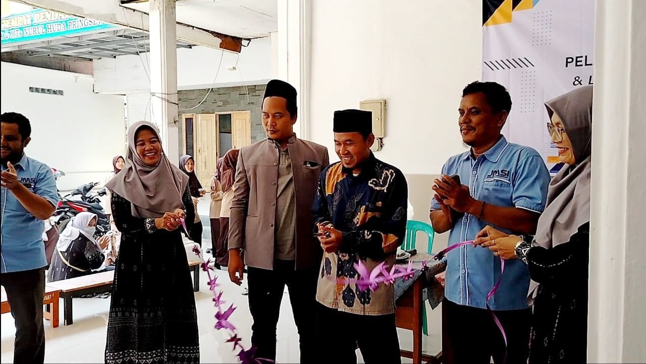 instruksi.co.id, Pringsewu - Seiring perkembangan kemajuan pendidikan moderen saat ini, tentunya haruslah di barengi dengan kualitas sumber daya manusia yang juga mumpuni dan mampu menerima kemajuan-kemajuan dibidang teknologi termasuk juga dunia medsos, digital atau internet. Itu tentunya peran jurnalis sangatlah diperlukan agar dapat memahai dan mengerti terkait pemberitaan yang sesuai dengan kode etik jurnalistik, sesuai fakta dan tidak mudah termakan berita hoak. Dalam hal tersebut Madrasah Aliyah Nurul Hudah Pringsewu melaksanakan Pelatihan Dasar Jurnalistik Dan sekaligus melaunching Ekskul Jurnalistik MAS Nurul Hudah Pringsewu Priode 2024-2025. Mereka bekerjasama dengan Pengurus cabang (Pengcab) Jaringan Media Siber Indonesia (JMSI) Pringsewu, Sabtu, 24 Agustus 2024. Ekskul Jurnalistik MAS Nurul Hudah Pringsewu ini di ikuti 23 siswa-siswi dari kelas XI dan XII yang secara resmi di launching oleh Tamim Fuaidy Abdillah, S.Kom selaku kepala sekolah Madrasah Aliyah Nurul Hudah Pringsewu ditandai dengan pengguntingan pita, didampingi Wiwid Ferdiawan, S.Pd selaku pembina ekskul jurnalistik dan Lutfi Bari Hasani, M.Sos, Sie Pendidikan Ponpes Nurul Huda Pringsewu serta Waka Kesiswaan MA Nurul Huda, Ani Novarianti, S.Pd., Sementara itu Wiwid Ferdiawan pembina ekskul jurnalistik yang juga pembina OSIS MA Nurul Hudah Pringsewu menyampaikan suksesnya kegiatan ini tentunya kerjasama dari semua stakholder MA Nurul Hudah Pringsewu semoga ini dapat bermanfaat. "Momentum ini adalah momentum belajar yang sangat luar biasa, mari kita ikuti kegiatan ini dengan sebaik mungkin agar mendapatkan manfaat yang juga luar biasa dalam pelatihan dasar jurnalistik. Perlu diketahui dengan adanya pelatihan dasar dan launching ekskul jurnalistik ini kami bertujuan. Yang pertama kita ingin mendirikan ekskul jurnalistik karena MA Nurul Hudah ini memiliki potensi yang sangat besar, yang kedua ranah-ranah jurnalis itu di era digitalisasi saat ini sangatlah penting untuk menumbuh kembangkan minat dan bakat terutama menulis atau berkarya di bidang kejunalistikan. Dan diharapkan dengan adanya kerjaasama dengan pengcab JMSI Pringsewu ini dapat memberikan ilmu sehingga proses jurnalistik di MA Nurul Hudah Pringsewu dapat berjalan dengan baik,"harap Wiwid. Senada dengan hal tersebut, Kepala MA Nurul Huda, Tamim Fuaidy Abdillah, S.Kom, sangat merespon baik dan mengapresisai dengan adanya pelatihan dasar jurnalistik dan launching ekskul jurnalistik ini dan bersyukur dapat bekerjasama dengan pengcab JMSI berharap program ini dapat secara berkesinambungan. "Awalnya gambaran saya kecil waktu itu dimana kita menciptakan ekskul jurnalistik tujuanya untuk menambah literasi dan kreativitas anak-anak, endingnya adalah awalnya anak anak dapat membuat karya tulis atau buletin yang nanti akan dipasarkan di kelas kelas yang isi buletinya kreativitas anak-anak itu entah itu puisi,cerpen atau berita yang terjadi satu bulan terakhir. Tapi setelah kita bekerja sama dengan JMSI harapan saya menjadi luas , saya harap anak -anak ekskul jurnalistik ini kedepan dapat bergabung dalam menyumbangkan karya atau berita yang sesuai dengan kode etik jurnalis tentu juga yang agamis karena kita bisa berdakwah dan menyampaikan ilmu kita dan bisa menjadi amal soleh bagi kita. "Mengapa hari ini kita melaunching ekskul jurnalistik, itu karena memang jurnalistik di MA Nurul Hudah Pringsewu memang belum ada maka kita buka ekskulnya dan ini ibaratnya adalah murid baru di MA Nurul Hudah Pringsewu jadi maari kita menyambut dan berperan didalamnya. Sementara itu MA Nurul Huda saat ini sudah terbentuk tujuh ekskul yakni Osis, Pramuka, Paskibra, Olahraga, Kaligrafi dan Hadroh,"pungkasnya. Rowndown acara berjalan dengan lancar dari pembukaan peresmian launching hingga penutupan, kemudian acara dilanjutkan dengan materi diklat pelatihan dasar jurnalistik yang dipandu langsung oleh pengcab JMSI Pringsewu Syaifullah serta Hasbi Atoillah beserta anggota.(Hikmah)