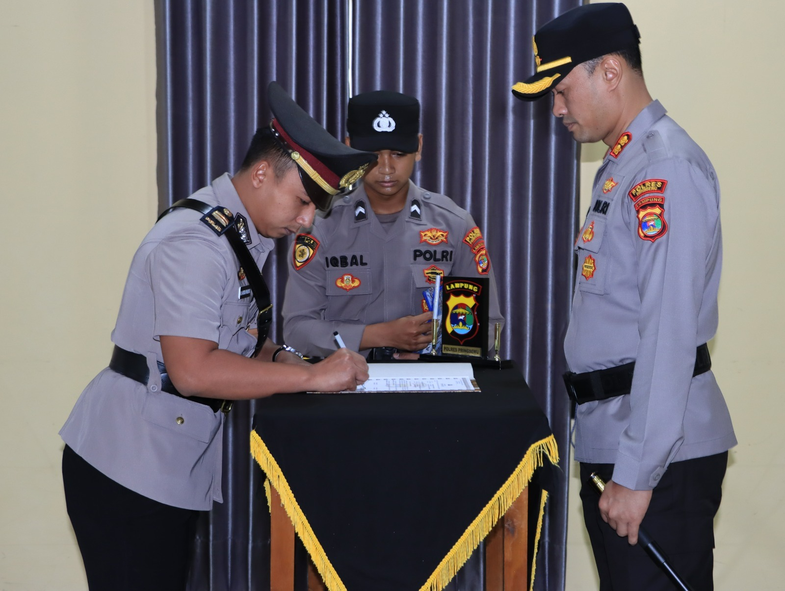 instruksi.co.id, Pringsewu – Mutasi Ke Badan Intelkam Polri, Jabatan Kasat Intelkam Polres Pringsewu yang sebelumnya dijabat oleh Iptu Muhammad Anton Prabowo resmi diserahkan kepada Kapolres Pringsewu. Upacara penyerahan jabatan ini berlangsung pada Kamis (8/8/2024) di Aula Mapolres Pringsewu dan dipimpin langsung oleh Kapolres Pringsewu, AKBP M. Yunnus Saputra. Dalam sambutannya, Kapolres Pringsewu menyampaikan apresiasi dan terima kasih yang sebesar-besarnya atas dedikasi serta kinerja yang telah diberikan oleh Iptu Muhammad Anton Prabowo selama menjabat sebagai Kasat Intelkam Polres Pringsewu. "Kami mendoakan semoga di tempat tugas yang baru nanti, Iptu Muhammad Anton Prabowo selalu diberikan kesehatan, kelancaran, dan kesuksesan dalam karirnya," ujar AKBP Yunnus. AKBP Yunnus menambahkan bahwa upacara ini merupakan tindak lanjut dari surat keputusan Kapolri Nomor: Kep/1193/VII/2024 tanggal 26 Juli 2024 tentang pemberhentian dan pengangkatan jabatan di lingkungan Mabes Polri. Dalam lampiran keputusan tersebut, Iptu Muhammad Anton Prabowo, S.Trk yang sebelumnya menjabat Kasat Intelkam Polres Pringsewu, dipindahkan sebagai Perwira Pertama Badan Intelkam Polri. “Saat ini, Sat Intelkam Polres Pringsewu belum memiliki kasat yang baru dan sedang menunggu penempatan jabatan dari Polda Lampung. Saya berharap kosongnya jabatan Kasat Intel tidak membuat satuan Intelkam vakum namun tetap melaksanakan tugas dan fungsinya seperti biasa,” ucapnya. Menjelang pelaksanaan operasi Mantap Praja, pengamanan Pilkada serentak 2024, perwira menengah berpangkat melati dua ini berharap jajarannya menjaga soliditas internal maupun eksternal dan tetap fokus dalam menjaga keamanan dan ketertiban di bumi Jejama Secancanan. (hikmah/rls)