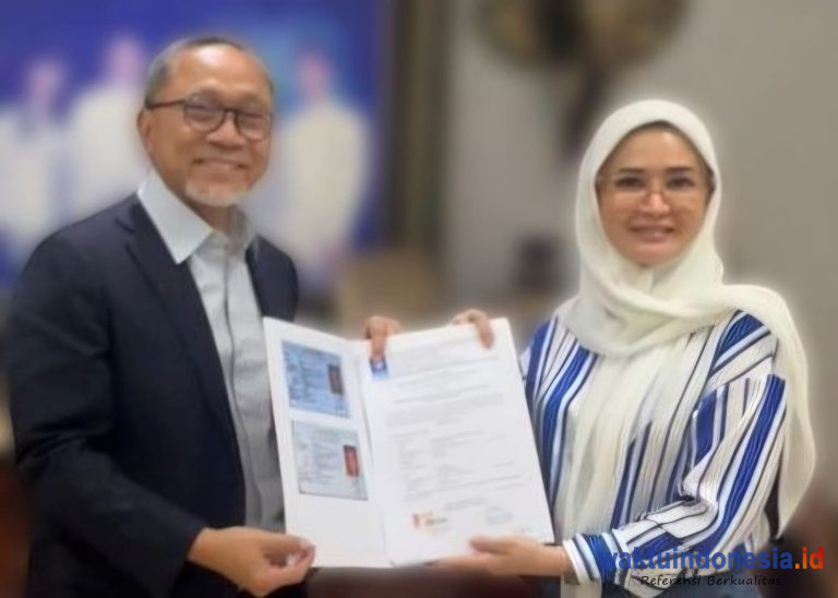 instruksi.co.id, Pesawaran - Ketua Dewan Pimpinan Daerah (DPD) Partai Amanat Nasional (PAN) Pesawaran, memastikan tidak ada kadernya yang akan membelot dari hasil keputusan yang diambil DPP PAN untuk Pilkada Pesawaran 2024. Ketua DPD PAN Paisaludin mengatakan, DPP PAN telah mengeluarkan surat rekomendasi kepada Nanda Indira Bastian sebagai calon Bupati dan juga Muhamammad Antonius sebagai calon Wakil Bupati. “Iya sudah diserahkan secara langsung oleh Ketua Umum PAN, surat rekom juga langsung dua-duanya calon Bupati dan juga wakilnya,” ujarnya, Jumat 9 Agustus 2024. Dirinya mengatakan, setelah surat rekomendasi ini keluar, pihaknya akan menaati dan siap mendukung calon yang telah ditetapkan oleh DPP. “Kalau kita tegak lurus dengan keputusan partai, kalau pusat telah menunjuk calon, kami di daerah siap untuk memenangkan calon tersebut,” ujar dia. “Dan saya pastikan, tidak ada satu kader PAN yang akan membelot dari keputusan partai, dan saya juga telah meminta kepada seluruh kader agar mensosialisasikan Nanda-Anton sebagai calon bupati dan wakil bupati dari PAN,” kata dia. Disinggung, rencana sebelumnya PAN yang akan memajukan kader internal pada Pilkada Pesawaran mendatang, wacana tersebut muncul sebelum adanya surat rekomendasi dari pusat keluar. “Itukan hasil rapat internal partai PAN, kalau sudah keluar rekom ini kami patuh terhadap keputusan yang diambil oleh ketua kami,” katanya. Sebelumnya, Nanda dan Antonius telah menerima enam surat rekomendasi dari PKB, PKS, Gerindra, NasDem, PDIP, dan PAN. Yang belum mengeluarkan surat rekomendasi tersisa Golkar, Demokrat dan PPP. (Ansori)