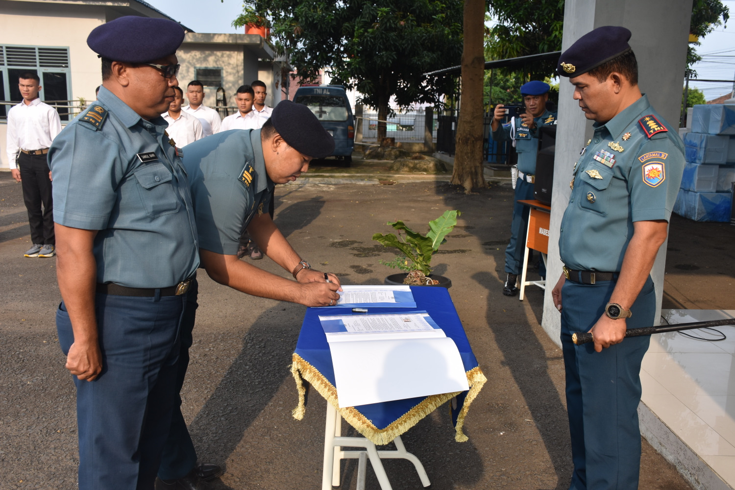 instruksi.co.id ,Lampung - Pangkalan TNI Angkatan Laut (Lanal) Lampung melaksanakan penandatanganan Pakta Integritas Pendaftaran Calon Prajurit TNI AL. Para calon siswa Prajurit TNI AL menyaksikan penandatanganan Pakta Integritas oleh Sub Panitia Daerah (Sub Panda) Lanal Lampung yang dilaksanakan di halaman Gedung Radin Inten II, Kompleks Lanal Lampung, Jl. Yos Sudarso KM.10 Karang Maritim, Panjang, Bandar Lampung. Rabu (7/8/2024). Sebanyak 983 peserta Calon Bintara dan Tamtama PK yang telah melaksanakan validasi terdiri dari 371 peserta Calon Bintara Pria, 69 peserta Calon Bintara Wanita, dan 543 peserta Calon Tamtama Usai penandatanganan, Komandan Lanal Lampung, Kolonel Laut (P) Dwi Atmojo selaku Ketua Sub Panda Lanal Lampung memberikan pengarahan kepada peserta Calon Bintara dan Calon Tamtama PK TNI AL Gel. II TA 2024. Dalam arahannya disampaikan "agar para peserta calon prajurit TNI AL mempersiapkan diri sebaik-baiknya dalam mengikuti rangkaian tes penyaringan dan mengingatkan agar tidak percaya kepada oknum yang mengatasnamakan personil atau pejabat TNI AL yang berjanji bisa meluluskan dengan imbalan materi", ungkap Danlanal. Danlanal berharap "para peserta seleksi calon Prajurit TNI AL harus percaya pada diri sendiri, berusaha dan berdoa dalam menjalani rangkaian tes", lanjut Danlanal.(Suhartono/rls)