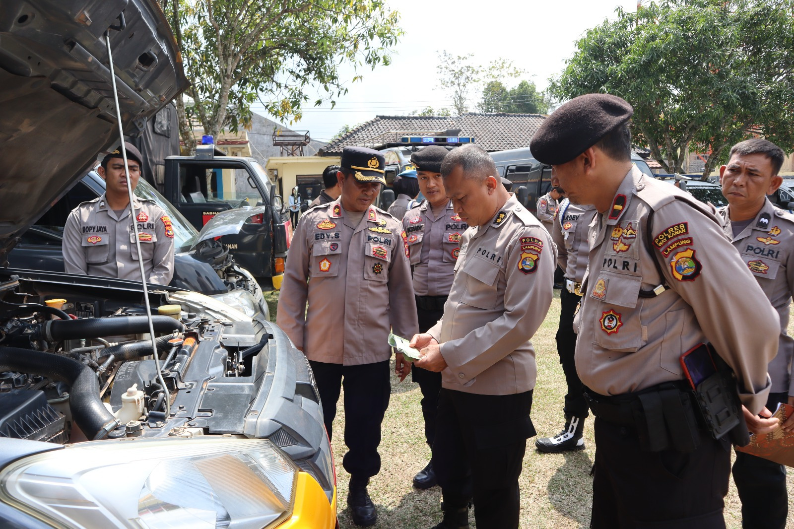 instruksi.co.id, Way Kanan - Tim Biro Logistik Polda Lampung melakukan pengecekan fisik  sejumlah kendaraan bermotor dan  senjata api (senpi) dinas Polri yang berlangsung di lapangan Mako Polres Way Kanan. Selasa (06/08/2024). Dalan kesempatan tersebut, Kapolres Way Kanan AKBP Adanan Mangopang melalui Kasi Humas Ipda Mukhtiar mengatakan pengecekan seluruh senpi dan kendaraan dinas Polri serta perlengkapan dalmas  tersebut sebagai persiapan secara matang dalam menghadapi Pilkada serentak 2024 mendatang. Dalam pengecekan itu secara langsung melibatkan Biro Logistik Polda Lampung,  Wakapolres Kompol Iwan Setiawan, Kabag Log, Kabag SDM, Kapolsek Blambangan Umpu, personel Polres Way Kanan dan Bhabinkamtibmas,"ungkapnya. Sementara AKBP Afandi Raharjo sebagai Ketua Tim II beserta anggota Biro Logistik Polda Lampung  melakukan pemeriksaan untuk mengetahui secara detail dan langsung kondisi kendaraan dan senpi dinas Polri yang masih layak atau memasuki masa perawatan secara berkala sehingga tidak mengalami kendala dan dalam keadaan siap pakai saat dibutuhkan. Apalagi kendaraan dinas Polri tersebut diperuntukkan untuk melindungi, mengayomi dan melayani masyarakat,"ujarnya. “Pemeriksaan ini, meliputi kebersihan dan kelengkapan serta kondisi terhadap barang-barang inventaris dinas,  seperti sepeda motor, sedan, mini bus, double cabin, truck dan kendaraan taktis Armir Water Canon (AWC)  serta senpi dinas Polres Way Kanan dan jajaran Polsek. Pihaknya berharap agar seluruh personel yang menggunakan kendaraan dan pemegang senpi dinas Polri tersebut supaya merawat  dengan amanah dan sebaik-baiknya guna menunjang tugas utama,"demikian ujarnya.(Rojali/hmspol)