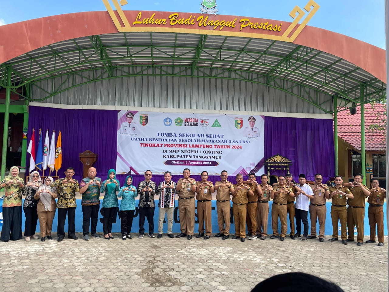 instruksi.co.id, Tanggamus - Asisten Dua Bidang Ekonomi Pembangunan Hendra Wijaya Mega ,ST. MM., mewakili Pj. Bupati Tanggamus menghadiri Penilaian Lomba Sekolah Sehat-Usaha Kesehatan Sekolah/Madrasah (UKS/M) Tingkat Provinsi Lampung, di SMPN 1 Gisting Kecamatan Gisting. Senin (5/8/2024) Hadir juga Asisten Dua Bidang Ekonomi Pembangunan Hendra Wijaya Mega, ST. MM., Ketua Tim Penilai Dasrani,SH., Beserta rombongan, para kepala Perangkat daerah, dari BNN, Polres, Kemenag, Camat Gisting, Kepal Sekolah SMPN 1 Gisting , Para kepala Pekon se Kec. Gisting, dewan Guru, dan para siswa. Asisten Dua Bidang Ekonomi Pembangunan Hendra Wijaya Mega, mewakili Pj. Bupati Tanggamus, mengatakan pada kesempatan ini, saya mengucapkan Selamat Datang kepada Tim Penilai LSS-UKS/M Tingkat Provinsi Lampung Tahun 2024 di SMPN 1 Gisting ini. Selamat melaksanakan tugas. Hendra menyampaikan apresiasi positif atas terselenggaranya Kegiatan ini, sebagai suatu upaya meningkatkan mutu pendidikan sekaligus derajat kesehatan khususnya dilingkungan sekolah. Usaha Kesehatan Sekolah ini sangat penting karena tidak hanya bermanfaat bagi siswa saja. Namun perilaku hidup sehat tersebut dapat dibudayakan hingga ke Lingkungan keluarga. Fungsi pendidikan sebagaimana yang diamanatkan dalam UU Nomor 20 Tahun 2003 Tentang Sistem Pendidikan Nasional yaitu untuk mengembangkan potensi peserta didik agar menjadi manusia yang beriman dan bertaqwa, berakhlak mulia, sehat, berilmu, cakap, kreatif, mandiri, dan bertanggungjawab. Selanjutnya, upaya peningkatan kualitas kesehatan anak usia sekolah sangat dibutuhkan. Keberhasilan pembinaan dan pengembangan Usaha Kesehatan Sekolah/Madrasah (UKS/M) pada akhirnya akan terlihat dan tercermin pada perilaku hidup sehat dan derajat kesehatan peserta didik, dan ini merupakan dampak yang diharapkan dari keseluruhan pola pembinaan dan pengembangan UKS/M. Hal ini dikarenakan UKS/M merupakan wadah dan program untuk meningkatkan kemampuan hidup sehat dan derajat kesehatan peserta didik sedini mungkin, yang dilakukan secara terpadu oleh 4 (empat) Kementerian terkait beserta seluruh jajarannya baik di pusat maupun di daerah, terangnya. Hendra Menambahkan, Pemerintah Kabupaten Tanggamus melalui Dinas Pendidikan dan instansi terkait telah memprogramkan berbagai kegiatan yang mendukung pelaksanaan program LSS-UKS, diantaranya adalah pelatihan Dokter Kecil tingkat SD, Pelatihan Kader Kesehatan Remaja tingkat SMP, dan Lomba Sekolah sehat Tingkat TK, SD dan SMP. Untuk itu Saya berharap sekolah-sekolah di Kabupaten Tanggamus yang telah berprestasi di bidang UKS bisa terus mempertahankan reputasi dan membuat prestasi baru. Apalagi secara historis sekolah-sekolah di Kabupaten Tanggamus telah memiliki track record positif dalam berbagai lomba UKS/M baik tingkat provinsi maupun di tingkat nasional. Harapan kami tentunya, apabila berdasarkan hasil penilaian Tim Penilai nanti bahwa SMPN 1 Gisting ini dianggap layak untuk mendapat Juara Tingkat Provinsi Lampung dalam LSS-UKS/M, ini merupakan suatu penghargaan yang tak ternilai bagi kami masyarakat Kabupaten Tanggamus, khususnya di bidang pendidikan dan kesehatan. Insya Allah kami akan mampu untuk mengembannya, untuk terus mengupayakan peningkatan kualitas kesehatan anak usia sekolah,ujarnya". Ketua Tim penilai Lomba Sekolah Sehat UKS Dasrani ,SH., mewakili Kepala Biro Kesejahteraan Rakyat Setda Provinsi Lampung, mengatakan Sebagaimana kita ketahui lomba sekolah sehat merupakan salah satu upaya penting dalam rangka pembinaan dan mengevaluasi sejauh mana serta apa yang telah kita lakukan khususnya di dalam program Usaha Kesehatan Sekolah/Madrasah (UKS/M) dapat terlaksana dengan sebaik-baiknya dan berdampak positif terhadap anak didik dalam rangka pengembangan kualitas sumber daya manusia seutuhnya dan sebagai aksi nyata gerakan sekolah sehat di provinsi Lampung. Komitmen yang tinggi dalam UKS/M diwujudkan melalui visi UKS/M yaitu " Anak Didik Sehat, Cerda, Berkualitas dan Berakhlak Mulia". Visi tersebut dijabarkan dalam dua misi yaitu Mewujudkan peningkatan derajat kesehatan anak didik melalui pengembangan peran serta masyarakat sekolah dan masyarakat di sekitar sekolah, lalu Peningkatan kualitas anak didik untuk mencapai prestasi belajar yang optimal. Selanjutnya beberapa sasaran usaha kesehatan sekolah madrasah yang menjadi target program kita ke depan antara lain peningkatan strata UKS/M mulai dari strata minimal strata standar dan menjadi strata optimal dan strata paripurna, Lalu peningkatan sumber daya manusia baik peserta didik orang tua murid guru dan seluruh warga sekolah serta warga sekitar sekolah. Diharapkan seluruh anak didik atau siswa memperoleh jaminan kesehatan yang bekerjasama dengan pelayanan kesehatan terdekat, Ucapnya". (Teddi/rls)