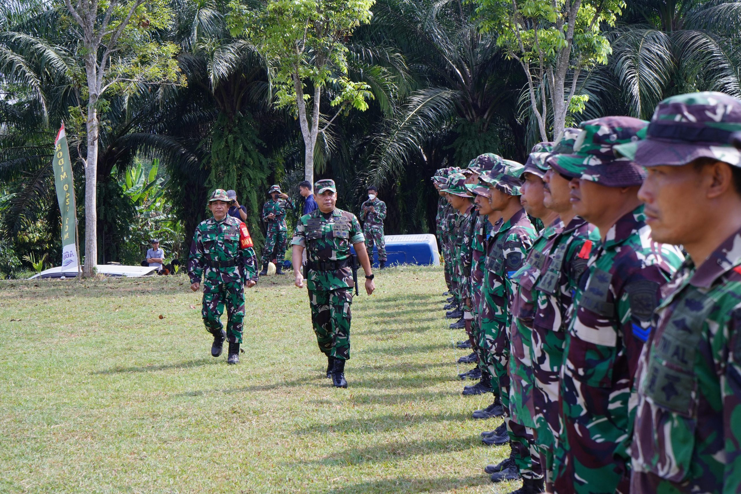 instruksi.co.id, Pringsewu - Penutupan TNI Manunggal Membangun Desa (TMMD) Ke-121 di Kabupaten Pringsewu berlangsung dengan khidmat hari ini, Kamis (22/08/2024) di Lapangan Merdeka Pekon Fajar Mulia Kecamatan Pagelaran Utara reami ditutup. Upacara penutupan TMMD ini dipimpin oleh Inspektur Upacara, KASREM 043 Garuda Hitam, Kolonel Infantri Enjang, S.IP., M.Han. Acara ini dihadiri oleh Penjabat (Pj) Bupati Pringsewu, Dr. Marindo Kurniawan, S.T., M.M., serta jajaran Forum Komunikasi Pimpinan Daerah (FORKOPIMDA) Kabupaten Pringsewu. Diantaranya adalah Dandim 0424 Tanggamus Letkol Inf. Vicky Heru Harsanto, SIP., M.Si., Ketua DPRD Pringsewu, Suherman, S.E., Kepala Kejaksaan Negeri (Kajari) Pringsewu, Raden Wisnu Bagus Wicaksono, S.H., M.Hum., serta Wakapolres Pringsewu, Kompol Robi Bimo Wicaksono, S.H., yang hadir mewakili Kapolres Pringsewu. Kegiatan TMMD Ke-121 yang dilaksanakan di Kabupaten Pringsewu ini merupakan wujud nyata sinergitas antara TNI dengan Pemerintah Daerah dan masyarakat dalam upaya percepatan pembangunan di wilayah pedesaan. Program ini tidak hanya fokus pada pembangunan infrastruktur, tetapi juga pada peningkatan kesejahteraan masyarakat melalui berbagai kegiatan sosial. Dalam sambutannya, Kolonel Inf. Enjang, sebagai Inspektur Upacara, mengucapkan terima kasih dan apresiasi yang tinggi atas dukungan semua pihak yang telah berpartisipasi dalam menyukseskan TMMD Ke-121. Beliau juga menekankan pentingnya menjaga dan memelihara hasil-hasil pembangunan yang telah dicapai selama program berlangsung. Upacara penutupan ini menandai berakhirnya rangkaian kegiatan TMMD Ke-121 yang telah berlangsung selama sebulan penuh. Diharapkan sinergitas yang telah terjalin antara TNI, Pemerintah Daerah, dan masyarakat dapat terus berlanjut untuk mewujudkan pembangunan yang berkelanjutan di Kabupaten Pringsewu. Pasca penutupan kegiatan ini, KASREM 043 GATAM serta FORKOPIMDA Kabupaten Pringsewu berkesempatan meninjau lokasi hasil pelaksanaan TMMD, seperti bhakti sosial sunatan massal, bedah rumah, pembukaan badan jalan baru, serta bazar pasar murah untuk masyarakat sekitar.(hikmah/rls)