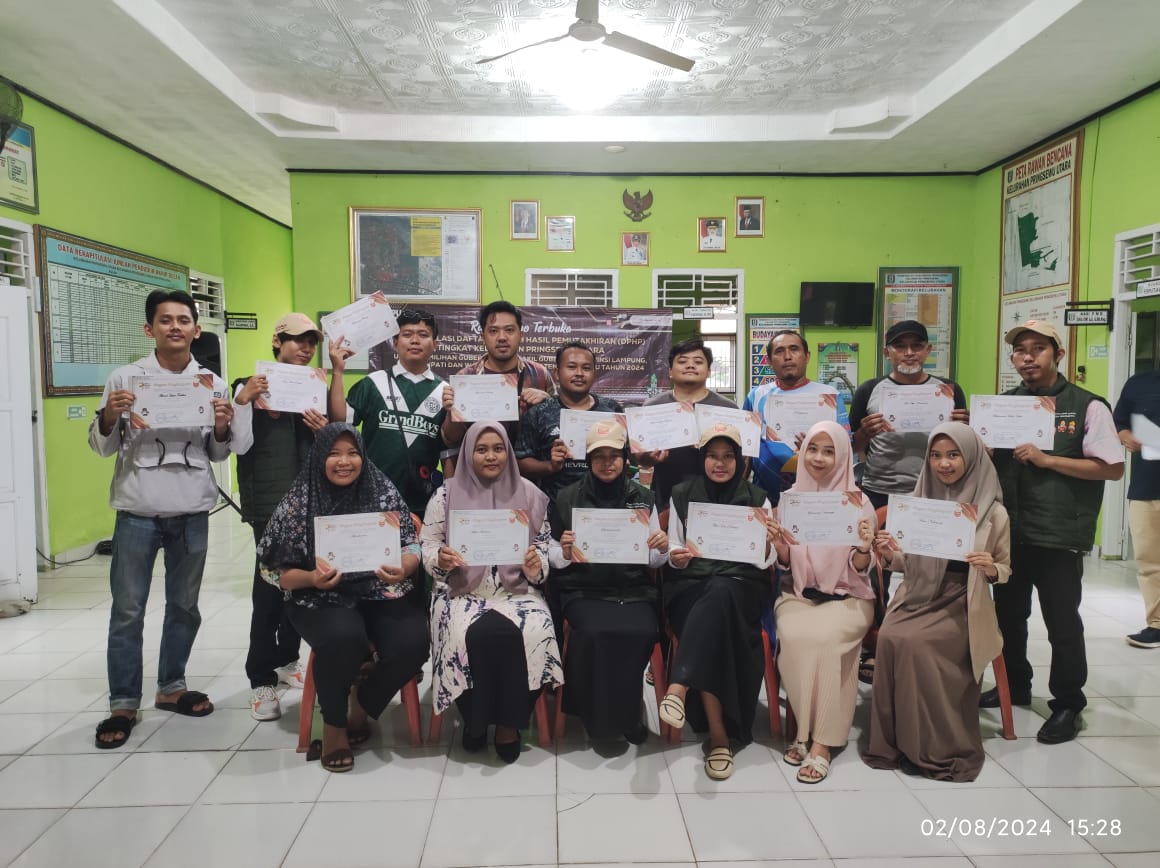 instruksi.co.id,Pringsewu - Usai kegiatan Rapat Pleno Terbuka Penyusunan Dafatar Pemilih Hasil Pemutakhiran (DPHP) yang dilaksanakan oleh Panitia Pemungutan Suara (PPS) Pringsewu Utara, Pantarlih atau Petugas Pemutakhiran Data Pemilih (PPDP), menerima Piagam Penghargaan dari Komisi Pemilihan Umum Provinsi Lampung. Jum'at (02/8/2024). Piagam penghargaan dari KPU Lampung ini di berikan pada Pantarlih melaui ketua PPS atas dedikasinya selama melaksanakan tugas sebagai Pantarlih dalam pemilihan kepala daerah (pilkada) Lampung 2024. Seperti yang tertera dalam Piagam tersebut yaitu "Piagam Penghargaan Komisi Pemilihan Umum provinsi Lampung memberikan  penghargaan yang setinggi-tingginya dan ucapan terima kasih yang sebesar-besarnya kepada (nama pantarlih) atas dedikasinya sebagai Pantarlih badan adhoc penyelenggara pemilihan kepala daerah serentak dalam pemilihan gubernur dan wakil gubernur Lampung dan Bupati dan wakil Bupati Pringsewu tahun 2024. Piagam penghargaan ini ditandatangani oleh  ketua KPU Provinsi Lampung Erwan Bustami. Diselah memberikan Piagam tersebut ketua PPS Pringsewu juga menyampaikan ucapan terimakasih pada Pantarlih Kelurahan Pringsewu Utara atas semangat kerja dalam menjalankan tugasnya. "Terimakasih pada kawan-kawan pantaralih kelurahan Pringsewu Utara yang telah menyelesaikan coklit kerumah-rumah warga, pasti banyak pertemuan atau pengalaman yang di dapat, sekali lagi kami ucapkan terimakasih. Dan kita tentunya sama - sama berharap  agar kiranya Pilkada Lampung yang akan di gelar pada 27 November 20204 mendatang dapat berjalan dengan tenang, aman dan damai.(hikmah)