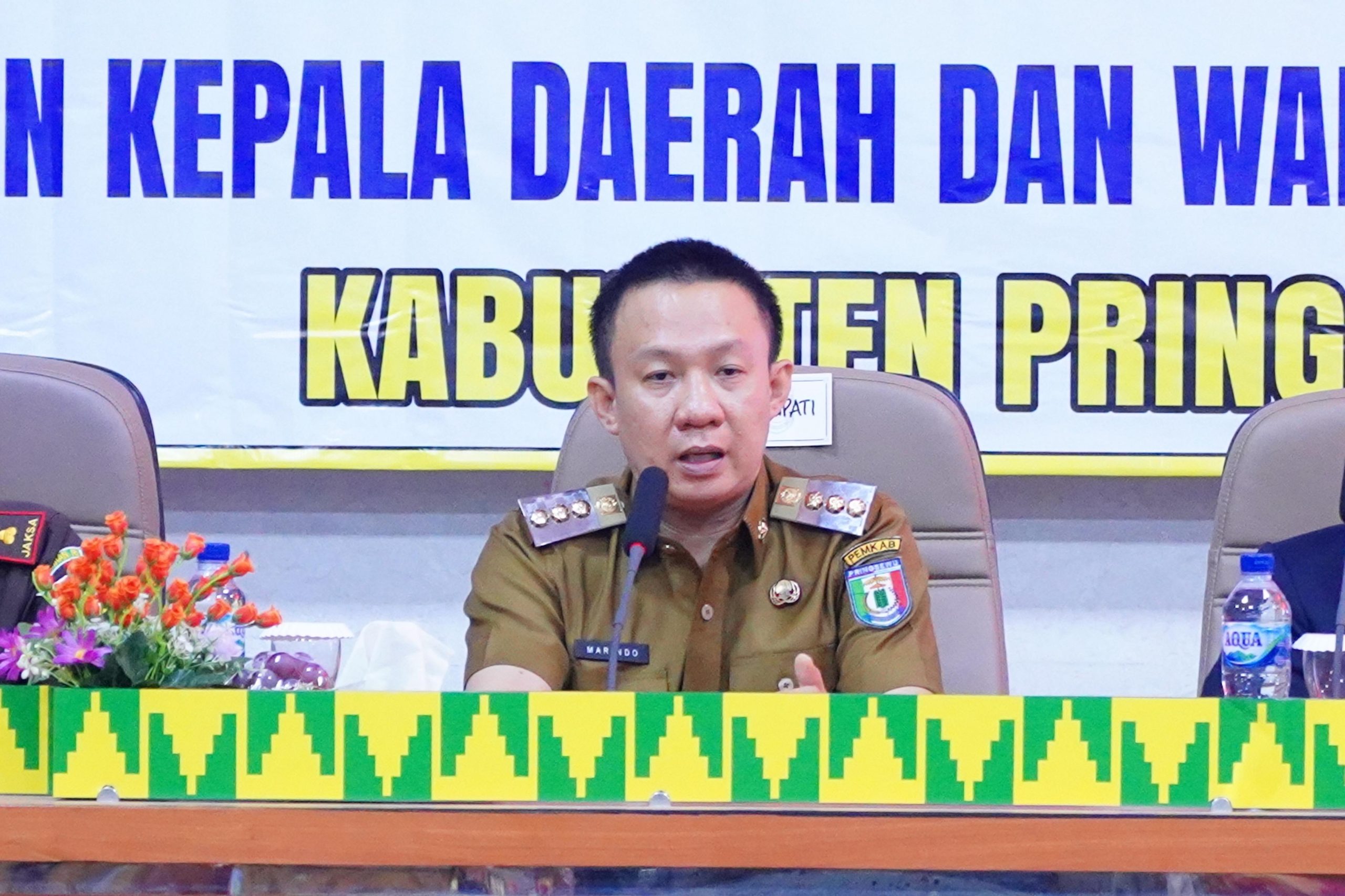 instruksi.co.id,  Pringsewu -  Pj. Bupati Pringsewu Dr. Marindo Kurniawan, S.T., M.M., memimpin Rapat Koordinasi Teknis dalam rangka optimalisasi kesiapan pelaksanaan Pemilihan Kepala Daerah (Pilkada) di Kabupaten Pringsewu Tahun 2024. Rapat yang berlangsung pada hari Selasa ini bertujuan untuk memastikan segala persiapan terkait Pilkada dapat berjalan dengan lancar dan efektif.Selasa (6/8/2024) Rapat tersebut dihadiri oleh berbagai pihak terkait, seperti Kajari Pringsewu Raden Wisnu Bagus Wicaksono, S.H., M.Hum., Dandim 0424 Tanggamus Letkol Infanteri Vicky Heru Harsanto, Wakapolres Pringsewu Kompol Robi Bowo Wicaksono, Ketua KPU Pringsewu Sofyan Akbar Budiman, dan Ketua DPRD Kabupaten Pringsewu yang diwakili Hartono Rosadi, serta jajaran kepala OPD dan camat se-Kabupaten Pringsewu. Dalam rapat tersebut, dibahas berbagai aspek penting terkait persiapan dan pelaksanaan Pilkada, seperti koordinasi antar instansi, pengamanan, serta penyampaian informasi kepada masyarakat. Pj. Bupati Dr. Marindo Kurniawan mengingatkan semua pihak untuk bekerja sama dalam memastikan Pilkada berjalan sesuai dengan peraturan dan aman bagi seluruh warga. Beliau juga menekankan pentingnya koordinasi dan komunikasi yang baik antar lembaga untuk menghadapi tantangan yang mungkin muncul. Selain itu, beliau menyatakan saat membuka acara ini, pemilihan kepala daerah adalah momen penting dalam kehidupan demokrasi. Dr. Marindo Kurniawan mengajak seluruh jajaran pemerintah dan FORKOPIMDA serta seluruh elemen yang ada untuk bersama-sama menyukseskan Pilkada. Pihaknya juga memastikan Aparatur Sipil Negara (ASN) di lingkungan Pemkab Pringsewu menjaga netraliras agar kepercayaan masyarakat bisa semakin meningkat. “Berdasarkan paparan kesiapan oleh Ketua KPU, Ketua Bawaslu, Waka. Polres dan Dandim, maka saya yakin pelaksanaan Pilkada di Kabupaten Pringsewu nanti dapat berjalan dengan lancar dan sukses,” ujarnya. Sementara itu, Ketua KPU Kabupaten Pringsewu, Sofyan Akbar Budiman, memaparkan berbagai kesiapan KPU selama penyelenggaraan pemilu. Menurutnya, KPU telah mempersiapkan segala aspek teknis dan logistik guna memastikan proses pemilihan berjalan lancar dan transparan. Sofyan juga menekankan pentingnya partisipasi aktif masyarakat dalam pemilu ini untuk mewujudkan demokrasi yang berkualitas. Rapat ini diharapkan dapat memperkuat kesiapan Kabupaten Pringsewu dalam menyongsong Pilkada 2024 dan menjamin terselenggaranya proses pemilihan yang demokratis dan transparan.(hikmah/rls)