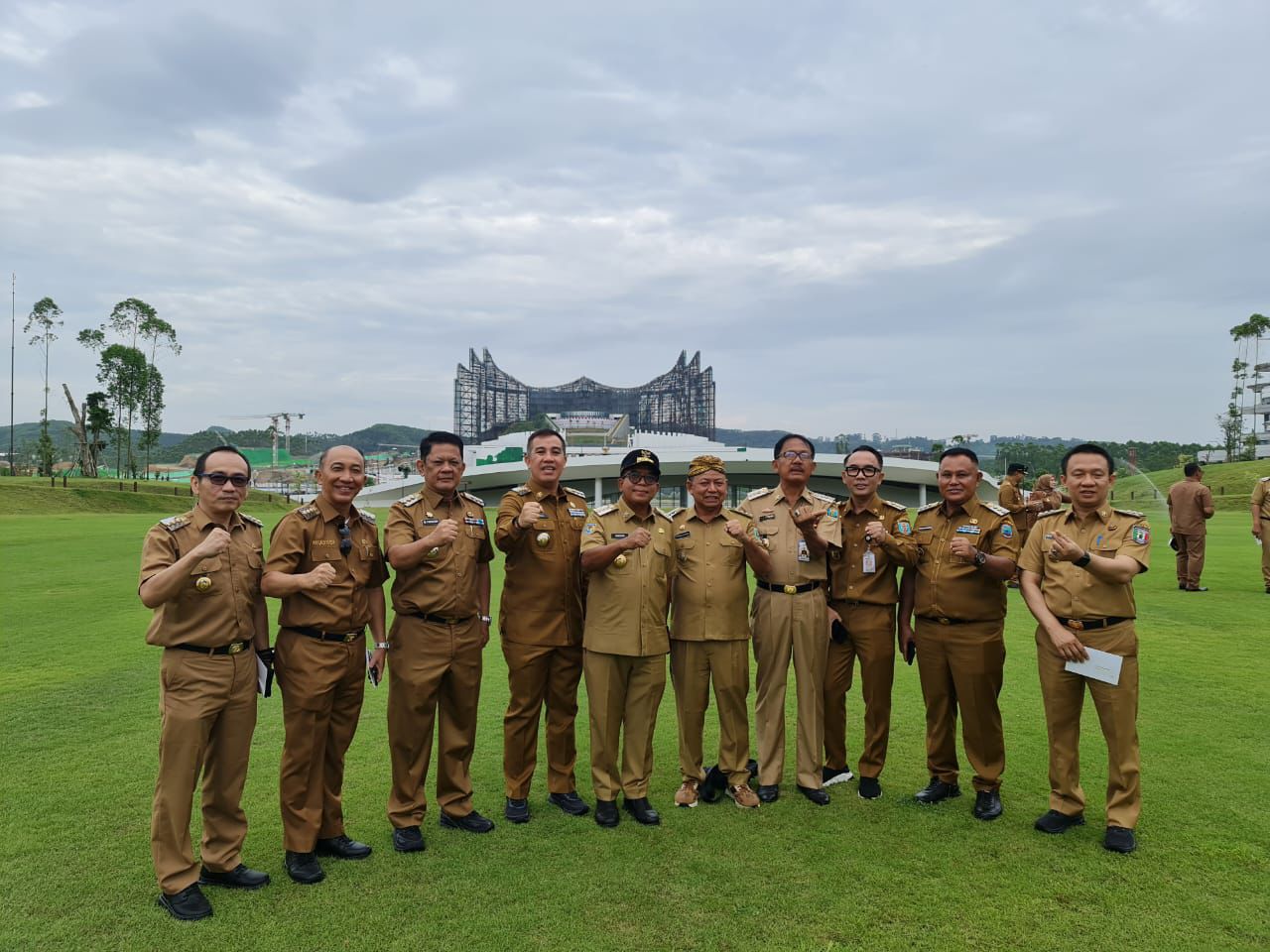 instruksi.co.id,Kalimantan - Penjabat (Pj.) Bupati Pringsewu Marindo Kurniawan menghadiri acara pertemuan Presiden Republik Indonesia Joko Widodo dengan para kepala daerah dan penjabat kepala daerah seluruh Indonesia di Istana Garuda, Ibukota Nusantara, Selasa (13/8/2024). Pada pertemuan tersebut, di hadapan para kepala daerah, baik Gubernur/Pj.Gubernur, Bupati/Pj.Bupati serta Walikota/Pj.Walikota, Presiden Jokowi mengatakan pembangunan Ibukota Nusantara (IKN) telah dimulai sejak 2021-2022 lalu, dimana pembangunannya diperkirakan akan selesai dalam masa 10 hingga 15 tahun mendatang. Sebab, menurutnya, pembangunan yang saat ini sedang dilaksanakan baru tahap awal atau fase pertama, yaitu berupa infrastruktur dasar. "Pembangunan IKN tidak hanya membangun gedung-gedung pemerintahan, namun juga membangun sejumlah fasilitas umum seperti properti, rumah sakit, sekolah, hingga hotel dan fasilitas lainnya," ujarnya. Lebih lanjut Presiden Jokowi didampingi Wapres KH.Ma'ruf Amin dan sejumlah menteri, mengatakan bahwa lokasi yang dibangun di IKN, bukan hanya Kawasan Inti Pusat Pemerintahan sebagai lokasi keberadaan Istana Presiden dan Istana Wapres, Kemenko, Kementerian, dan banyak lagi yang masih belum dibangun. "Tetapi di luar ini juga ada kawasan-kawasan yang telah dibangun, seperti hotel, universitas, rumah sakit dan lainnya" katanya. Sementara itu, Menteri Dalam Negeri Tito Karnavian mengatakan bahwa jumlah kepala daerah saat ini, yaitu ada 38 gubernur, 98 walikota dan 416 bupati. Dari total tersebut, 279 diantaranya merupakan pejabat definitif, baik dari hasil Pilkada 2020 maupun hasil penetapan seperti Gubernur Daerah Istimewa Yogyakarta serta Walikota dan Bupati di wilayah Jakarta. “Kemudian untuk Penjabat atau Pj ada 273 orang, Gubernur Definitif ada 10 orang dan 28 Penjabat Gubernur. Selain itu ada 35 kepala daerah yang berhalangan hadir dikarenakan masalah kesehatan dan mengikuti Rapat Paripurna di DPRD," kata Mendagri. Pada kesempatan tersebut, Pj.Bupati Pringsewu bersama para kepala daerah lainnya berkesempatan berkeliling dan melihat dari dekat kondisi dan suasana Kawasan Inti Pusat Pemerintahan (KIPP) Ibukota Nusantara, diantaranya Kawasan Sumbu Kebangsaan. (hikkmah/ant)