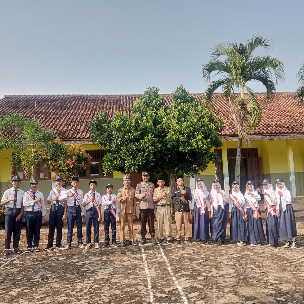 instruksi.co.id, Way Kanan - Polsek Kasui Polres Way Kanan gelar police goes to school di UPT SMP Negeri 2 Kasui Kampung Kasui Lama Kecamatan Kasui Kabupaten Way Kanan. Kamis (01/08/2024). Kegiatan dihadiri Kepala Sekolah UPT SMP Negeri 2 Kasui, Kanit Binmas Polsek Kasui Bripka Eko Wahyudi, Dewan guru dan para pelajar. Kapolsek Kasui Iptu Nursyamsi menyampaikan dalam kegiatan police goes to school itu, pihaknya memberikan binluh tentang kenakalan remaja atau cegah perkelahian (tawuran), tindakan kriminal, etika berlalu lintas dan tidak melakukan bullying (perundungan kepada pelajar di lingkungan sekolah). Selanjutnya tentang keselamatan berlalulintas agar tidak mengendarai kendaraan karena belum cukup umur, patuhi guru dan orang tua dan jauhi segala bentuk perjudian termasuk yang sekarang lagi ramai yaitu judi online,”terangnya. Sambungnya, memasuki tahun Pilkada 2024 ini diharapkan para siswa bijak dalam menggunakan media sosial yakni tidak menggunakan konten yang bersifat negatif, apalagi melayangkan komentar bersifat SARA dan Hoax. Semoga kegiatan binluh ini membawa dampak yang positif bagi kalangan pelajar untuk meninggalkan perilaku yang tidak bermanfaat dan meningkatkan kesadaran hukum, serta kewaspadaan terhadap gangguan kamtibmas di lingkungan pelajar,"kata Kapolsek.(Rojali/hmspol)