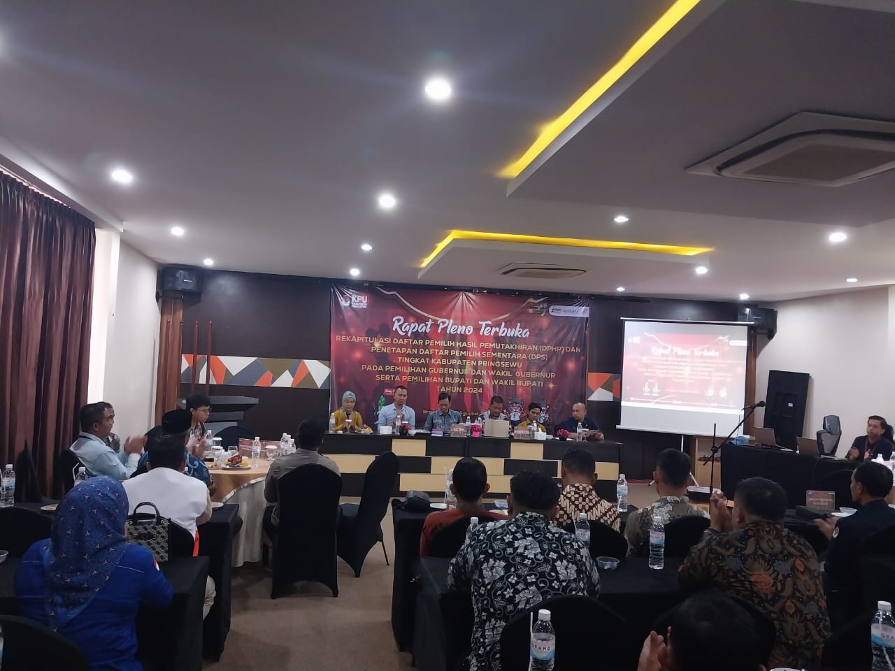 instruksi.co.id, Pringsewu – Polres Pringsewu hadir dalam Rapat Pleno Terbuka rekapitulasi Daftar Pemilih Hasil Pemutakhiran (DPHP) dan penetapan Daftar Pemilih Sementara (DPS) tingkat Kabupaten Pringsewu untuk Pemilihan Kepala Daerah dan Wakil Kepala Daerah (Pilkada) 2024. Acara ini diselenggarakan pada Sabtu (10/8/2024) di Ballroom Hotel Regency Gadingrejo. Kegiatan penting ini dihadiri oleh sejumlah elemen terkait, termasuk perwakilan dari KPU Provinsi Lampung, KPU Kabupaten Pringsewu, Bawaslu, TNI-Polri, Kejaksaan, Pemerintah Daerah, serta ketua PPK dari seluruh kecamatan di Kabupaten Pringsewu. Dalam kesempatan tersebut, Kabag Ops Polres Pringsewu menekankan pentingnya kerjasama antara kepolisian dan penyelenggara pemilu guna menjaga keamanan dan ketertiban selama seluruh tahapan Pilkada. "Acara ini menjadi momentum krusial dalam tahapan persiapan Pilkada 2024, di mana semua pihak yang terlibat diharapkan dapat berperan aktif demi suksesnya pelaksanaan pemilihan kepala daerah di Kabupaten Pringsewu," ujarnya. Sementara itu, Sofyan Akbar Budiman dalam sambutannya menegaskan pentingnya sinergi antar lembaga dalam memastikan kelancaran proses Pilkada. Ia mengungkapkan bahwa mulai bulan Agustus ini, tahapan kegiatan Pilkada akan semakin padat, dimulai dengan pendaftaran dan penelitian berkas bakal calon Bupati dan Wakil Bupati Pringsewu. Ia juga menginformasikan bahwa pihaknya telah berkoordinasi dengan Dinas Kesehatan Kabupaten Pringsewu terkait pelaksanaan tes kesehatan bagi calon kepala daerah, yang direncanakan akan dilakukan di Rumah Sakit Abdoel Moeloek, Kota Bandar Lampung. Ketua KPU Kabupaten Pringsewu juga menegaskan pentingnya bagi partai politik untuk memahami proses dan persyaratan pencalonan dengan baik, guna menghindari kesalahan yang dapat menghambat pencalonan dalam Pilkada 2024. Selain itu, ia mendorong anggota PPK dan PPS untuk aktif dalam sosialisasi, baik melalui tatap muka langsung maupun media sosial, agar dapat meningkatkan partisipasi masyarakat, termasuk pelajar dan lansia, dalam Pilkada Kabupaten Pringsewu tahun 2024. Dalam rapat ini, Panitia Pemilihan Kabupaten (PPK) menyampaikan hasil rekapitulasi DPHP yang telah dilakukan di tingkat kecamatan, serta menetapkan DPS sebagai acuan sementara bagi pemilih yang akan menggunakan hak suaranya pada Pilkada 2024 mendatang. (hikmah/rls)