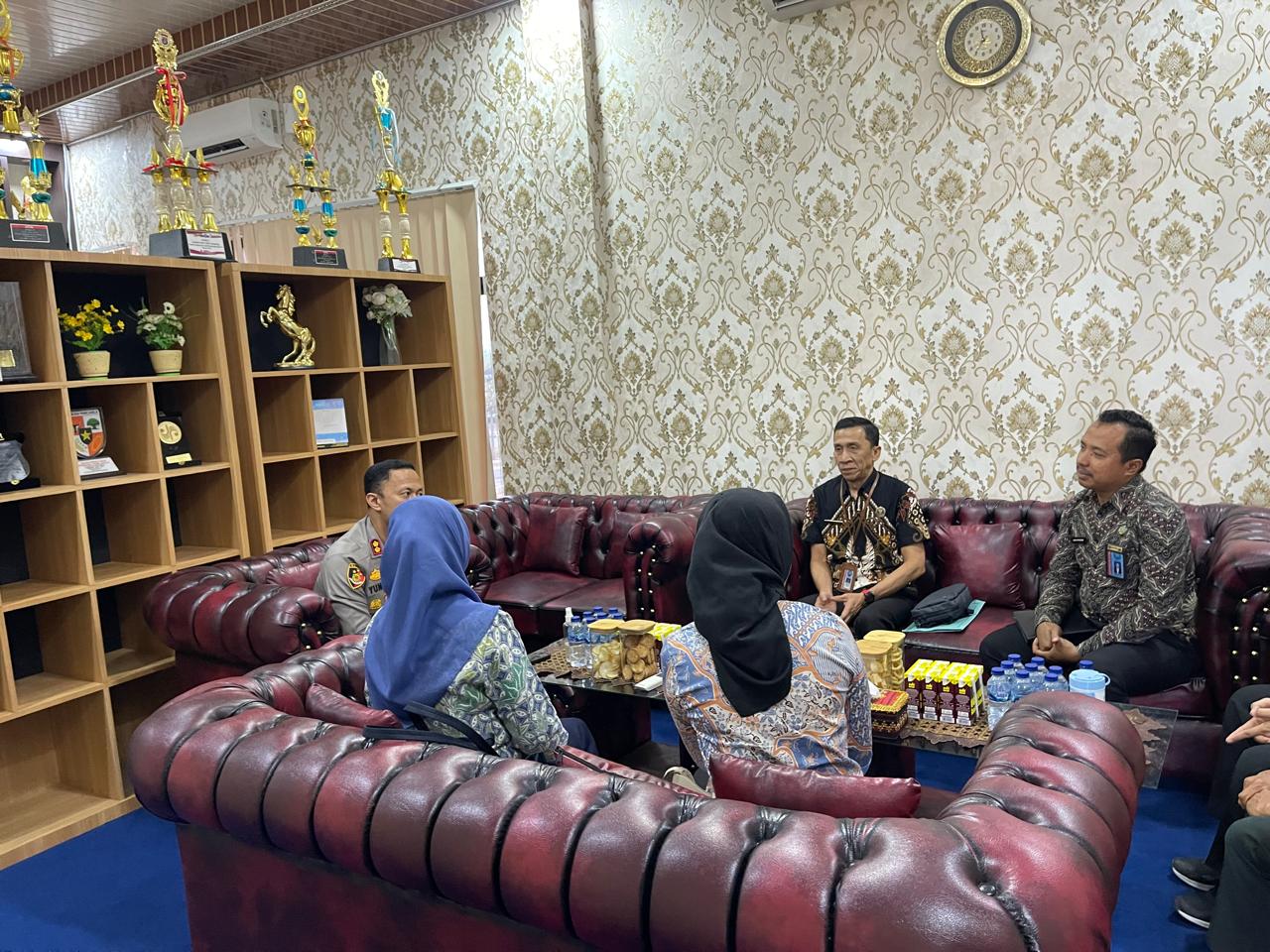 instruksi.co.id, Pringsewu— Kepolisian Resor (Polres) Pringsewu bersama Badan Narkotika Nasional (BNN) Kabupaten Tanggamus berkomitmen untuk meningkatkan sinergi dalam menjalankan tugas pencegahan, pemberantasan, penyalahgunaan, dan peredaran gelap narkotika. Hal ini disampaikan oleh Kapolres Pringsewu, AKBP M. Yunnus Saputra, usai menerima kunjungan kerja Ketua BNN Kabupaten Tanggamus, Diani Indramaya, di Mapolres Pringsewu pada Jumat (9/8/2024). Dalam pernyataannya, AKBP M. Yunnus Saputra menegaskan pentingnya kerja sama antara Polres Pringsewu dan BNN Kabupaten Tanggamus dalam upaya memerangi narkotika. "Sinergi antara kepolisian dan BNN sangat krusial dalam menghadapi tantangan penyalahgunaan dan peredaran gelap narkotika yang semakin kompleks. Kami berkomitmen untuk terus meningkatkan koordinasi dan kolaborasi dalam berbagai operasi dan kegiatan preventif di wilayah ini," ujar Kapolres. Sementara itu, Ketua BNN Kabupaten Tanggamus, Diani Indramaya, juga menyampaikan pandangannya mengenai pentingnya kolaborasi ini. "Pemberantasan narkotika tidak bisa dilakukan oleh satu instansi saja. Dengan adanya kerja sama yang kuat antara BNN dan kepolisian, kami berharap bisa lebih efektif dalam menekan angka penyalahgunaan dan peredaran narkotika di wilayah Pringsewu dan Tanggamus," ungkap Diani. dalam pertemuan ini, kedua pihak sepakat untuk terus memperkuat koordinasi dan melakukan berbagai langkah strategis guna menjaga keamanan dan keselamatan masyarakat dari bahaya narkotika. Kunjungan ini menjadi momentum penting dalam memperkuat komitmen bersama antara Polres Pringsewu dan BNN Kabupaten Tanggamus untuk memerangi peredaran narkotika secara lebih efektif. (hikmah/rls)