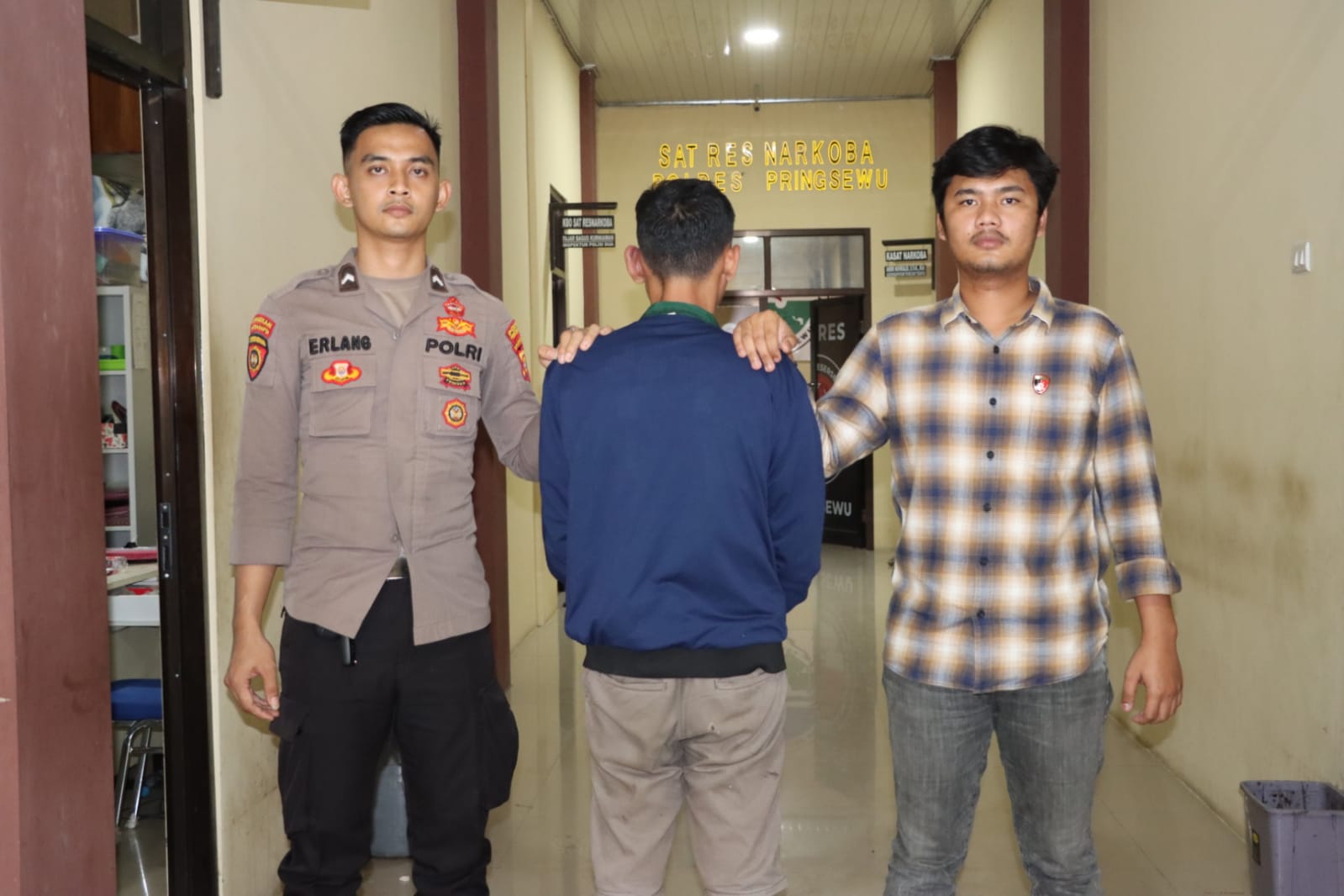 instruksi.co.id, Pringsewu - Satuan Reserse Kriminal (Satreskrim) Polres Pringsewu berhasil menangkap seorang pelaku pencurian kendaraan bermotor (curanmor) yang telah dua melakukan aksinya di wilayah Pringsewu, Lampung. Pelaku berinisial SN (36), warga Pekon Negeri Ngarip, Kecamatan Wonosobo, Kabupaten Tanggamus, dikenal dengan julukan "Udin Tompel." Kasat Reskrim Polres Pringsewu, Iptu Irfan Romadhon, mewakili Kapolres Pringsewu AKBp M. Yunnus Saputra mengungkapkan bahwa SN ditangkap oleh aparat kepolisian di tempat pelariannya di Kota Tangerang, Banten. "Pria yang biasa dipanggil Udin Tompel ini ditangkap polisi di Kota Tangerang, Banten, pada Senin, 12 Agustus 2024, sekitar pukul 14.30 WIB," ujar Iptu Irfan Romadhon pada Rabu (14/8/2024). Menurut Iptu Irfan, Udin Tompel awalnya ditangkap atas dugaan keterlibatannya dalam pencurian sepeda motor Honda Beat dengan nomor polisi BE 5447 UP milik Tifany Rosita (21), warga Pekon Wonodadi, Gadingrejo, Pringsewu. "Sebelum hilang, sepeda motor tersebut diparkirkan di lapangan Pemda Pringsewu dan ditinggal pemiliknya joging mengelilingi komplek Pemda. Ketika korban kembali, sepeda motor berikut HP Samsung A11 yang disimpan di bawah jok motor sudah tidak ada. Korban mengalami kerugian material sekitar Rp.11 juta dan segera melaporkannya kepada pihak kepolisian," jelasnya. Selain mencuri motor milik Tifany, Udin Tompel juga mengaku terlibat dalam pencurian sepeda motor di rest area Wates Gadingrejo serta pencurian dengan pemberatan menggunakan modus ganjal ATM di beberapa lokasi di Pulau Jawa. Kasat menambahkan, pihak kepolisian saat ini masih melakukan pengembangan untuk mengungkap kemungkinan keterlibatan pelaku dalam kasus-kasus serupa lainnya. "Sepeda motor hasil curian tersebut oleh pelaku dijual di wilayah Lampung Tengah dengan harga bervariasi antara Rp.3,5 hingga Rp.4 juta. Uang hasil penjualan digunakan pelaku untuk memenuhi kebutuhan sehari-hari," bebernya. Dalam pengungkapan kasus ini, polisi berhasil mengamankan barang bukti berupa HP Samsung A11 milik korban serta sejumlah alat yang digunakan pelaku untuk melakukan aksinya, termasuk kunci letter Y, tang besi, obeng, kartu ATM, dan tusuk gigi yang digunakan untuk mengganjal ATM. “Saat ini, tersangka beserta barang bukti telah diamankan di Mapolres Pringsewu. Pelaku dijerat dengan pasal 363 KUHP dengan ancaman hukuman 7 tahun penjara.” tandasnya. (hikmah/rls)