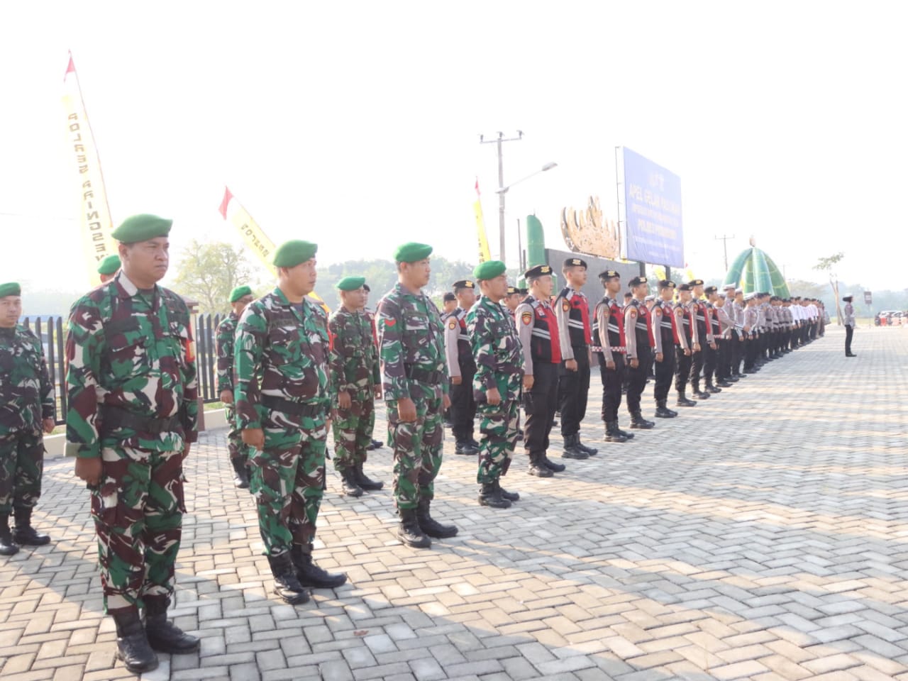 instruksi.co.id,Pringsewu - Polres Pringsewu telah menyiagakan ratusan personel untuk mengamankan kegiatan Pringsewu Bersholawat bersama Gus Miftah yang akan berlangsung di Lapangan Pekon Sukoharjo III, Kecamatan Sukoharjo, Pringsewu, Lampung, pada Sabtu (10/8/2024) malam ini. Acara keagamaan yang dimulai pukul 19.30 WIB ini diperkirakan akan dihadiri oleh ribuan peserta baik dari kabupaten Pringswu maupun wilayah disekitarnya. Berdasarkan penelusuran, kegiatan ini juga akan dihadiri oleh tokoh-tokoh penting seperti Rahmad Murzani Djausal, Gus Hafidz, serta Majelis Ta’lim dan Sholawat Syubbanul Muslimin dari Kabupaten Pringsewu. Kapolres Pringsewu, AKBP M. Yunnus Saputra, melalui Kasi Humas IPTU Priyono, menyatakan bahwa pengamanan ini dilakukan demi menjaga ketertiban dan kelancaran acara. "Kami telah menyiapkan 132 personel yang akan ditempatkan di berbagai titik strategis untuk memastikan acara berjalan lancar dan aman," ujar IPTU Priyono. Selain aparat kepolisian, IPTU Priyono menyebutkan bahwa pengamanan ini juga melibatkan instansi terkait seperti TNI, pemerintah daerah, dan tim pengamanan internal dari panitia penyelenggara. Ia menambahkan bahwa pihaknya telah berkoordinasi dengan panitia penyelenggara serta instansi terkait untuk memastikan semua aspek berjalan sesuai rencana, termasuk pengaturan arus lalu lintas, parkir, dan keamanan peserta. lebih lanjut Ia mengimbau masyarakat yang akan menghadiri acara ini untuk bersama-sama menjaga keamanan dan ketertiban. ia juga mengingatkan agar masyarakat menjaga dan mengawasi barang berharga miliknya. hal ini untuk mencegah menjadi korban kejahatan seperti tindak pidana pencurian maupun aksi kejahatan jalanan lainya. "Pengamanan ini merupakan bagian dari komitmen kami untuk memberikan rasa aman dan nyaman kepada seluruh peserta yang hadir, serta mendukung kelancaran dan kesuksesan acara keagamaan ini," tutupnya.(hikmah/rls)