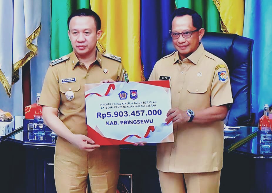 instruksi.co.id, Pringsewu - Pemerintah Kabupaten Pringsewu menerima penghargaan berupa Insentif Fiskal Kinerja Tahun Berjalan Kategori Pengendalian Inflasi Daerah dari pemerintah pusat.  Penghargaan tersebut merupakan bentuk apresiasi pemerintah pusat kepada Pemkab Pringsewu atas kinerja serta keberhasilannya dalam mengendalikan inflasi daerah untuk periode pertama. Insentif sebesar Rp 5.903.457.000,00 ini diserahkan oleh Menteri Dalam Negeri M.Tito Karnavian kepada Penjabat Bupati Pringsewu Marindo Kurniawan pada acara Rapat Koordinasi Pengendalian Inflasi Daerah sekaligus Penyerahan Penghargaan Insentif Fiskal Kinerja Tahun Berjalan Kategori Pengendalian Inflasi Daerah Periode Pertama di gedung Sasana Bhakti Praja, Kementerian Dalam Negeri, Jakarta, Senin (5/8/2024). Pemerintah Kabupaten Pringsewu merupakan salah satu dari 50 pemerintah daerah, baik provinsi maupun kabupaten dan kota di seluruh Indonesia, yang menerima insentif  fiskal, yang perinciannya berdasarkan Keputusan Menteri Keuangan Republik Indonesia No.295 Tahun 2024 tentang Rincian Alokasi Insentif Fiskal Tahun Berjalan Kategori Pengendalian Inflasi Daerah Periode Pertama Menurut Provinsi/Kabupaten/Kota. Penghargaan tersebut, menurut Penjabat Bupati Pringsewu Marindo Kurniawan merupakan hasil kerja keras dan kerja bersama seluruh jajaran Pemerintah Kabupaten Pringsewu. "Semoga keberhasilan ini menjadi motivasi dan pemacu semangat untuk bekerja lebih baik lagi dalam membangun dan meningkatkan kesejahteraan masyarakat Kabupaten Pringsewu," ujarnya. (hikmah/ant)