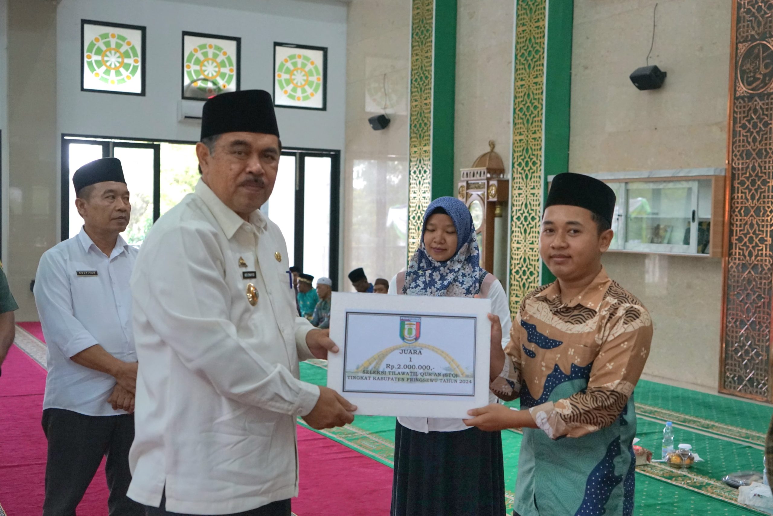 instruksi.co.id, Pringsewu - Setelah berlangsung sejak beberapa hari lalu, Seleksi Tilawatil Qur'an (STQ) Kabupaten Pringsewu 2024 secara resmi ditutup oleh Sekretaris Daerah sekaligus Ketua Lembaga Pengembangan Tilawatil Qur'an (LPTQ) Kabupaten Pringsewu Heri Iswahyudi di Masjid Asma'ul Husna, Islamic Centre Kabupaten Pringsewu, Pagargunung, Pringsewu, Kamis (1/8/2024). Heri Iswahyudi pada acara yang dihadiri jajaran Pemerintah Daerah, Kementerian Agama, DPRD, Forkopimda, MUI beserta para tokoh agama, mengucapkan selamat kepada para peserta yang telah berhasil meraih prestasi, dan berharap selanjutnya dapat lebih mengembangkan prestasinya ke tingkat yang lebih tinggi, yakni mewakili Kabupaten Pringsewu pada MTQ ke-51 Provinsi Lampung. "Kepada LPTQ Kabupaten Pringsewu, saya berharap para peserta yang terpilih mewakili Kabupaten Pringsewu pada MTQ Provinsi, dapat dibina lebih intens, demi mewujudkan prestasi Kabupaten Pringsewu yang lebih baik," ujarnya. Heri juga berpesan kepada para peserta yang meraih prestasi untuk meningkatkan terus kemampuan yang dimiliki, serta jangan berpuas diri dengan prestasi di tingkat kabupaten. Sebab menurutnya perjalanan masih panjang, karena MTQ Provinsi Lampung telah menanti. "Kami juga menyampaikan terima kasih dan penghargaan setinggi-tingginya kepada panitia penyelenggara dan seluruh pengurus LPTQ Kabupaten Pringsewu, para dewan hakim, camat, forkopimda beserta instansi terkait dan semua pihak yang telah membantu pelaksanaan STQ, sehingga berjalan sukses," ucapnya. (Hikmah/Ant.)